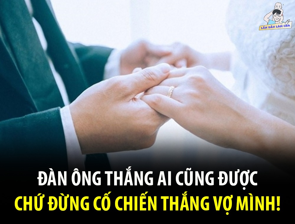 ĐÀN ÔNG THẮNG AI CŨNG ĐƯỢC CHỨ ĐỪNG CỐ CHIẾN THẮNG VỢ MÌNH!

Vợ là người vì yêu thương chồng mà hy sinh mọi thứ, đừng xem vợ là kẻ thù, là đối tượng để nhất định phải chiến thắng, hơn thua!

Với đàn ông, có hai điều nhất định phải làm được, một là trách nhiệm làm trụ cột tài chính, mỗi tháng đều đưa tiền cho vợ, hai là trách nhiệm với cảm xúc của vợ mình. Nên nhớ, vợ là người vì yêu thương mình mà hy sinh cả thanh xuân, nhan sắc, tự do, tuyệt đối không phải đối thủ. Đàn ông hơn thua với ai cũng được nhưng tuyệt đối đừng bao giờ tìm cách hơn thua với vợ.

👉 Phụ nữ lấy chồng, thiệt thòi đủ đường, chồng có thấu?
Phụ nữ lấy chồng, trước tiên là một thân một mình rời xa cha mẹ, anh chị em, rời xa căn nhà thân yêu để đến với một thế giới hoàn toàn xa lạ, chỉ có một điểm tựa duy nhất, ấy là chồng. Cuộc sống hơn 20 năm, bỗng chốc bị thay đổi trong nháy mắt.

Ở đó, cô ấy phải cố gắng làm hài lòng người khác, phải miễn cưỡng gượng cười, miễn cưỡng vui vẻ. Từ một cô gái tự do vô ưu vô lo, được bố mẹ chiều chuộng như công chúa nay lại phải nhìn sắc mặt người khác mà sống.

Rồi đến ngày vượt cạn, cam tâm tình nguyện đón nhận những cơn đau mà những người đàn ông mãi mãi không thể tưởng tượng ra nổi để sinh cho chồng một đứa con máu mủ. Để rồi sau đó như một điều hiển nhiên, thân hình cô ấy tàn tạ, ngực chảy xệ, bụng, đùi rạn nứt, phát tướng, mặt mũi phờ phạc…

Từ cô gái xinh đẹp, thon thả bao chàng trai si mê, theo đuổi, vì ai mà cô ấy phải hy sinh tất cả, nhan sắc ấy, kiêu hãnh ấy. Sau sinh, cô ấy tình nguyện bỏ đam mê, mơ ước, bỏ luôn những cuộc vui bạn bè để làm một người mẹ, người vợ chu toàn.

Cô ấy đã từng tiêu xài không cần suy nghĩ, chuyện gì cũng chẳng cần bận tâm. Nhưng giờ đây không có thu nhập, đến chi tiêu cũng phải lo nghĩ, sợ chồng chê tiêu xài hoang phí…

Những nỗi khổ này, đàn ông đã từng đặt mình vào để hiểu, để thấm, để thương vợ hơn chưa?

👉 Vậy nên, đàn ông thắng ai cũng được đừng cố chiến thắng vợ mình!

Phụ nữ bước vào hôn nhân, sinh con đẻ cái là đã lựa chọn đánh đổi tự do, đánh đổi nhan sắc và từ bỏ những cuộc vui để chấp nhận đứng sau, làm cái bóng cho một người đàn ông, chăm lo, săn sóc anh ấy.

Phụ nữ vốn chẳng ai muốn hơn thua với chồng, thậm chí còn luôn tình nguyện nhận thua chồng mọi thứ, từ việc kiếm tiền, đến trước mặt bạn bè, người thân cũng đều nói tốt cho người đàn ông ấy.
Vậy nên, đàn ông đừng hèn hạ đến mức muốn hơn thua, đố kỵ với vợ mình. Có tranh cãi, đừng nhất định phải có người thắng người thua.

Nhường cô ấy một câu, cô ấy sẽ tự khắc cảm kích mà thay đổi. Đàn ông đừng tự cho mình cái quyền là trụ cột gia đình mà bắt vợ răm rắp nghe lời, làm theo ý.

Ở ngoài xã hội, hơn thua với người đời là điều bình thường. Nhưng khi ở nhà, đàn ông mà muốn sống chết hơn thua với vợ thì chỉ là người đàn ông thất bại. Suy cho cùng đàn ông tài giỏi đến mức nào cũng nên nhường nhịn vợ một chút.

Trong hôn nhân, không có gì là mất mặt, không có gì là đáng xấu hổ khi nhẫn nhịn người bạn đời. Người đàn ông biết cách lấy lòng và yêu chiều vợ mới là người khôn ngoan.