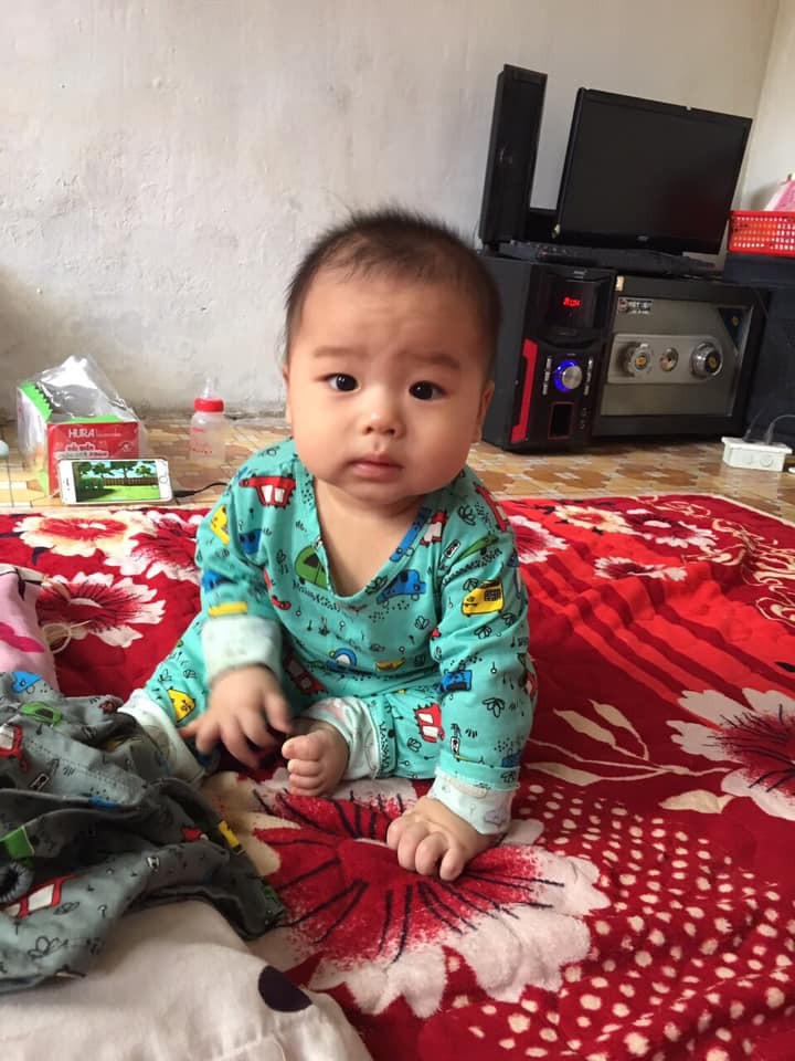 🙈 Dành cho các mẹ đang gặp vấn đề về giấc ngủ của con 😎

💕 Ngủ ngày cày đêm, phải bế trên tay mới chịu ngủ, đêm dậy khóc quấy nhiều… là vấn đề mà nhiều bé sơ sinh đang trải qua. Để giúp bé có thể dễ ngủ và ngủ ngon hơn, bố mẹ có thể áp dụng một số cách sau để khiến bé cảm thấy an toàn, thoải mái và dễ dàng đi vào giấc ngủ hơn. Việc thiết lập một thói quen ngủ tốt ngay từ đầu sẽ giúp bé dễ dàng tự ngủ khi lớn và bố mẹ sẽ có nhiều thời gian nghỉ ngơi hơn. Những em bé ngủ tốt, ngủ đủ sẽ thường ăn tốt và phát triển tốt hơn. Đừng để mỗi đêm là một trận chiến khiến bạn mệt mỏi.

🌻 CHO BÉ NGỦ NGÀY ĐỦ

Trong 6 đến 8 tuần đầu, hầu hết các bé không thể thức lâu hơn 2 tiếng mỗi lần thức dậy. Nếu bạn đợi lâu hơn 2 tiếng rồi mới cho bé ngủ, bé có thể bị quá mệt và khó ngủ. Thế nên cố cho con thức nhiều vào ban ngày thì ban đêm bé sẽ ngủ tốt là quan điểm hoàn toàn sai lầm. Những bé ngủ ngon và đủ giấc ban ngày sẽ dễ dàng để ngon và sâu giấc vào ban đêm hơn. Khi bé thức nhiều sẽ mệt mỏi dẫn đến nao không đủ khả năng tự trấn an, giữ bình tĩnh để thư thái đi vào giấc ngủ và do đó dễ tỉnh giấc và quấy khóc nhiều vào ban đêm. Tuy nhiên mẹ cũng không nên để bé ngủ thoải mái bao lâu tùy thích vào ban ngày sẽ khiến bé không ngủ đủ thời gian cần thiết vào ban đêm.

🌻 CHO BÉ ĐI NGỦ ĐÚNG GIỜ

Cho bé vào giường đúng giờ mỗi tối sẽ giúp thiết lập đồng hồ sinh học của bé, giúp bé dự đoán sắp đến giờ đi ngủ. Giờ khuyến cáo để cho bé đi ngủ đêm tốt nhất là trước 9h tối, tốt nhất là khoảng 7h đến 8h để bé dễ ngủ mà bố mẹ cũng có nhiều thời gian nghỉ ngơi hơn. Cho dù trước đó bé vừa mới ngủ dậy và đang hào hứng chơi, bạn vẫn nên cho bé vào giường và tắt đèn, để bé chơi tự do. Không nên vì bé mới thức dậy nên bạn lại cho bé chơi thêm một lúc, như thế đồng hồ sinh học của bé sẽ khó thiết lập hơn, bé không hiểu lúc nào là đã đến giờ đi ngủ đêm.

🌻 THIẾT LẬP TRÌNH TỰ CÁC HOẠT ĐỘNG TRƯỚC KHI ĐI NGỦ

Các trò chơi vận động mạnh và nhiều tiếng ồn không nên được thực hiện trước giờ đi ngủ của bé. Thay vào đó, mẹ hãy thiết lập một trình tự cố định gồm các hoạt động nhẹ nhàng êm dịu để làm tín hiệu cho bé biết sắp đến giờ đi ngủ như: tắm, mát xa, đọc truyện, hát ru, bật tiếng ồn trắng, tắt đèn và cho con ăn trong bóng tối, thì thầm với bé là đã đến giờ đi ngủ. Điều này rất quan trọng vì nếu bé quá mệt sẽ không có đủ sự bình tĩnh để trấn an bản thân và tự đi vào giấc ngủ nữa.

🌻 DÙNG TIẾNG ỒN TRẮNG

White noise, tiếng ồn trắng là một cách rất hiệu quả để giúp trẻ sơ sinh bình tĩnh và ngủ ngon vì âm thanh đó giống âm thanh ở trong bụng mẹ, cho bé cảm giác an toàn. Bố mẹ có thể tải những đoạn tiếng ồn trắng trên mạng rồi để trong điện thoại để phát cho bé nghe.

🌻 DÙNG TI GIẢ

Ti giả là một biện pháp giúp bé có thể đi vào giấc ngủ nhẹ nhàng hơn và bố mẹ có thêm thời gian nghỉ ngơi. Khi bé đã bắt đầu lơ mơ buồn ngủ, mẹ hãy cho bé vào cũi và dùng ti giả, bé sẽ có thể tự mình đi vào giấc ngủ.

🌻 QUẤN BÉ

Quấn bé có thể là một cách có thể giúp bé cảm thấy an toàn và thư giãn hơn vì cảm giác giống trong bụng mẹ.

Tuy nhiên, theo các chuyên gia, bố mẹ nên ngừng quấn bé khi bé đã có thể lẫy được không nếu bé không thích quấn, tỏ ra khó chịu, ngọ nguậy khi bị quấn.

🌻 NGÀY ĐỂ CHƠI

Ánh đèn bật công tắc sinh học của bé trong khi bóng tối kích thích nã.o sản sinh melatonin, một hóc môn chính giúp bé đi ngủ. Hãy để ban ngày thì sáng còn ban đêm thì tối và bé sẽ sớm nhận ra lúc nào là lúc đi ngủ. Suốt cả ngày, cho ánh sáng tự nhiên tràn vào nhà hoặc cho bé ra ngoài. Đặt bé ngủ ngày trong khi phòng vẫn sáng (trừ khi có gặp vấn đề trong việc ngủ ngày)

🌻 ĐÊM LÀ ĐỂ NGỦ

Để bé hiểu đêm là thời gian để ngủ, hãy tắt đèn và để phòng tối. Để tăng thời gian ngủ đêm, hãy cân nhắc lắp đặt thiết bị chỉnh độ sáng của đèn trong phòng bé và những phòng mà bạn và bé thường dùng. Để đèn tối trong buổi chiều (khoảng 2 giờ trước khi đi ngủ) để tâm trạng bé nhẹ nhàng hơn, chuẩn bị cho giấc ngủ. Bạn cũng có thể để đèn ngủ trong phòng bé nhưng nên chọn loại nhỏ, hơi sáng và không nên lắp gần giường bé hoặc nơi thay tã. Nếu bé thức dậy trong đêm, không bật đèn hay đưa bé sang phòng sáng hơn. Chuyển từ tối sang sáng khiến não bé tưởng rằng đến giờ đi chơi. Nếu bé thức dậy buổi sớm quá sớm, hoặc bé gặp vấn đề về giấc ngủ vào buổi chiều, hãy cân nhắc lắp rèm để phòng bé tối hơn, giúp bé ngủ tốt hơn.

Khi bé thức dậy vào ban đêm, bạn không nên chạy đến bế bé ngay vì điều này có thể khiến bé thức dậy nhiều hơn. Đợi vài phút để cho bé thời gian bình tĩnh và tự ngủ lại. Nếu bé không thể tự ngủ trở lại và tiếng khóc có vẻ như bé đã thức dậy, cố gắng bế trẻ TRƯỚC KHI BÉ KHÓC TO VÁNG LÊN. Khi đến bế bé khi bé thức dậy vào ban đêm, bạn không nên nhìn vào mắt bé. Rất nhiều bé rất nh.ạy cảm. Chỉ cần bạn nhìn bé là bé có thể thu hút sự chú ý của bé và bé tưởng đó là dấu hiệu đã đến giờ chơi. Bạn càng giao tiếp với bé nhiều buổi tối, bé càng cảm thấy hứng thú và muốn dậy chơi. Vì thế, khi bạn đến với bé vào buổi tối, đừng giao tiếp bằng mắt với bé, nói chuyện một cách phấn khích hay mở bài hát yêu thích của bé cho bé. Hãy nhìn vào người bé và giúp bé đi ngủ trở lại bằng giọng thì thầm và những cái ôm chạm nhẹ nhàng.

Nếu bé vẫn tiếp tục khóc, kiểm tra xem bé có phải bị quá nóng, quá lạnh hay bỉm bị bẩn, hay bé bị đau, khó chịu ở đâu không. Nếu không, có thể bé bị đói. Vẫn để đèn tối và đưa bé ra khỏi cũi. Cho bé ti mẹ hoặc ti bình. Bé có thể tỉnh dậy lúc mới ti nhưng nếu không, nhẹ nhàng mở miệng bé và cho bình sữa vào, cho đến khi bé mút bình sữa. Sau khi bé ti xong, đặt bé trở lại cũi nhẹ nhàng, không nói chuyện hay tương tác gì với bé.

Một lưu ý nữa là nếu bé thức dậy giữa đêm, mẹ nên thay bỉm trước rồi mới cho bé ăn và đặt bé xuống giường ngay sau đó. Mẹ nên hạn chế tối đa hoặc bỏ hẳn việc thay bỉm vào ban đêm bằng cách chọn loại bỉm chất lượng cao để giữ bé thoải mái trong thời gian dài nhất. Nếu thực sự cần phải thay, mẹ hãy vệ sinh cho bé bằng khăn lau ấm để tránh việc bé bị nước mát/lạnh kích ứng sẽ dễ bị tỉnh giấc.

🌻 ĐỢI ĐẾN KHI BÉ SẴN SÀNG ĐỂ LUYỆN NGỦ

Tuân theo những tip trên sẽ giúp xây dựng thói quen ngủ lành mạnh và bạn có thể bắt đầu ngay từ tháng đầu đời. Bé sẽ không sẵn sang để luyện ngủ cho đến khi bé tròn ít nhất 4 tháng. Lúc đó bé không những sẵn sang để ngủ giấc dài mà còn sẵn sang tiếp nhận những cách luyện ngủ.

Nếu bé lại tỉnh giấc đêm trở lại, đừng quá lo , có thể đó chỉ là vấn đề tạm thời. Bé thường gặp những vấn đề về giấc ngủ vào những bước phát triển chính hoặc thay đổi lịch sinh hoạt như đi du lịch, bị ốm… Nhiều cha mẹ cũng ghi nhận những vấn đề giấc ngủ vào khoảng 4 tháng khi chu kì ngủ của bé thay đổi và mốc 9 tháng khi nỗi sợ xa cách tăng lên. Để vượt qua thời kì này, hãy quay lại những nguyên tắc cơ bản trên. Nếu bé đã đủ lớn, hãy thử chọn một phương pháp luyện ngủ và thử 1 tuần. Nếu không cải thiện, hãy thử lại hoặc thử một phương pháp khác.