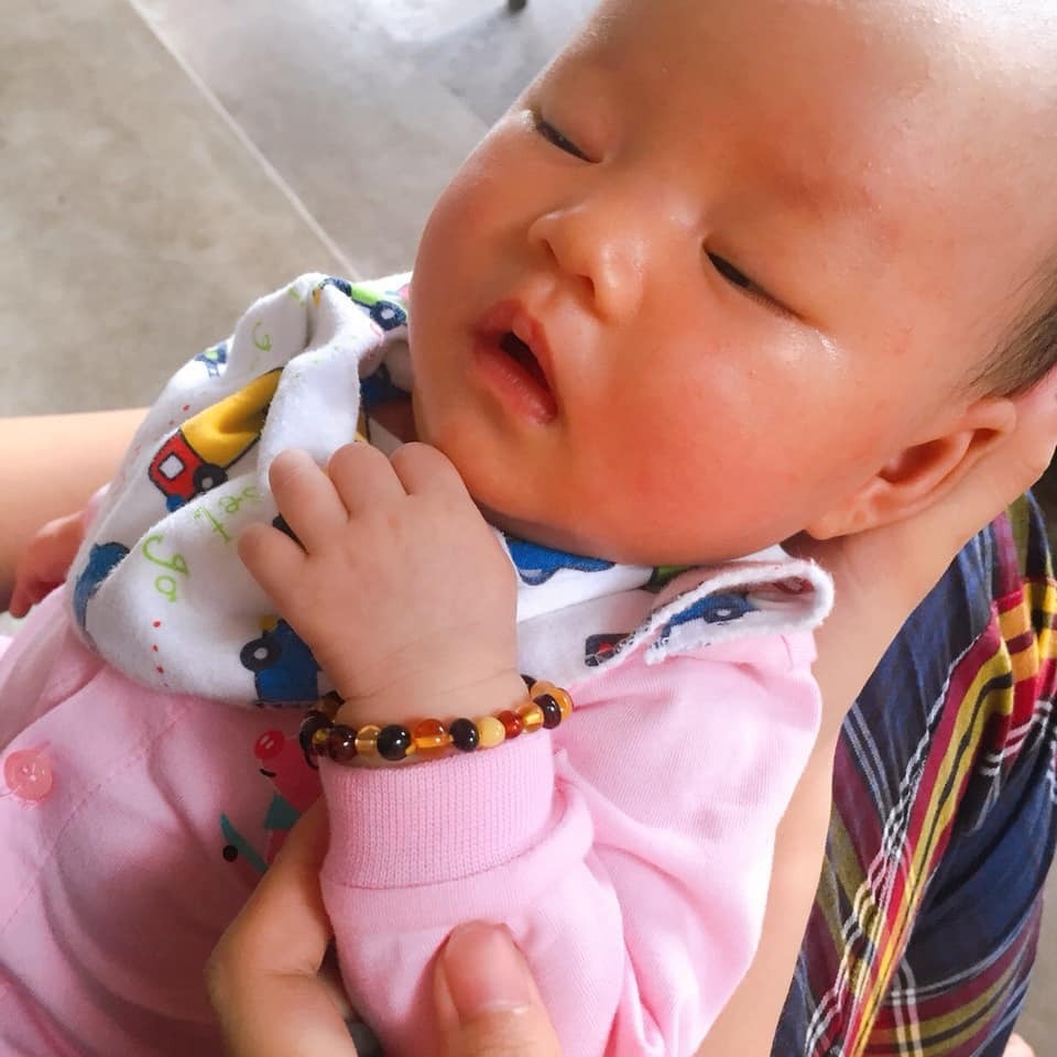 Chuột con nhà e tròn 1m đây ạ. Tv con ăn ngoan ngủ ngoan lắm nè.
Hn mới có tg lên đây tâm sự với các mẹ chuyện đi đẻ ạ.hihi. Sáng hôm ngày dự sinh còn pt mà trưa trưa tầm 11h là râm ran đau bụng. Đau từng cơn á. Lật đật tắm rửa lên viện luôn. Tầm 1h là đau dữ dội các mẹ ạ. Vào phòng sinh rặn 2 hơi con ra luôn á .
Nb bạn í 3kg. Tv 1m 4.7kg đây ạ. Con bú mẹ hoàn toàn.
Chúc các mẹ có một thai kì thật khoẻ mạnh nha 😘