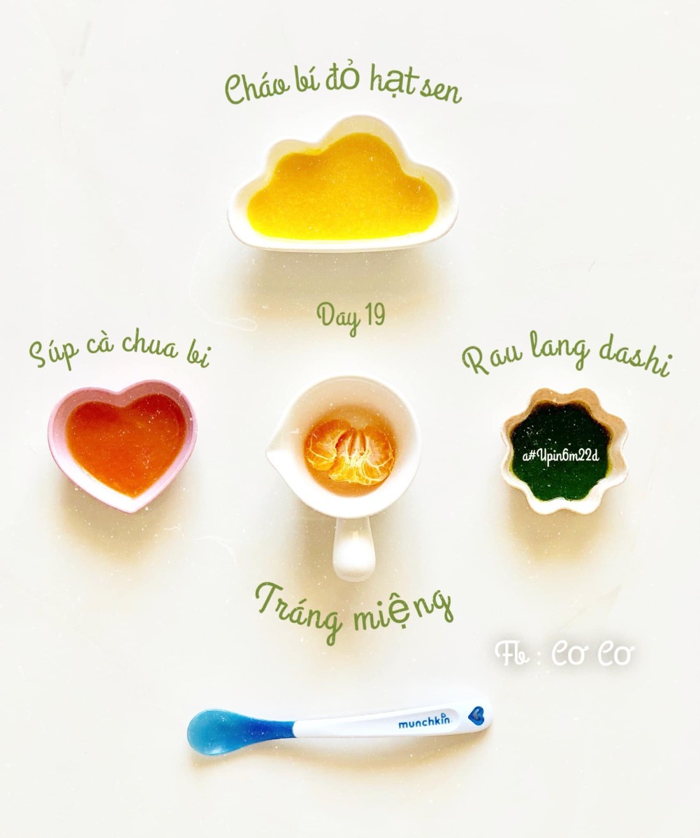 THỰC ĐƠN cho bé mới ăn dặm (5-6m+)
Mình xin chia sẽ tất tất tần những gì mình biết về ăn dặm, cách mình nấu, cách cho con ăn và kinh nghiệm mua những vật dụng cần thiết nhất, để tiết kiệm nhất cho các mẹ.

🍀ADKN

Ngoài ghế ăn và yếm ăn là 2 thứ phải có,thì kiểu Nhật sẽ cần : 

- Một bắt  ăn chính, 2 3 bát ăn phụ

- Muỗng ( 1-2 cái ) 

- Rây hoặc bộ chế biến có kèm chày cối ( mình thấy chày cối sdung nhiều ) 

- Khay trữ đông 

- Dầu ăn trộn cháo , kiểu Nhật chỉ toàn rau củ nên thiếu chất béo. Cần bổ sung dầu ăn cho con. ( cái này mình đc bác sĩ dinh dưỡng tư vấn khuyên dùng ) 

👉🏻👉🏻Mới ăn các mẹ cứ mua nhiêu đó trước, thiếu gì mua sau.

☘️☘️Sau 2 tuần nếu mẹ muốn đa dạng thực đơn hơn có thể mua thêm cac loai gia vị hữu cơ ( chuyên dùng cho bé ) như phô mai rắc, phô mai tách muối , bột chùm ngây, cải kale, dầu ăn, ...

Đổi món chính từ gạo sang các loại đậu, hạt, yến mạch, nui, mì....

🍀☘️☘️Cách mình cho bé ăn : 

-Ngày ăn một bữa sáng ( 9h30-10h ) ăn xong mình cho ti sữa luôn ( cho trọn vẹn một bữa ăn tránh ăn vặt bú vặt) 

-Nên tập thành thói quen luôn vì sau này khi tăng lên ngày 3 bưa ăn, mà cứ cách một tiếng ăn 2 tiếng bú thì mẹ vất lắm . 

-Lượng ăn minh tăng dần từ 5-7ml cho tới hết tháng đầu bé mình có thể ăn đc 50ml rùi( tỉ lệ cháo 1:10) có khi ăn hết có khi ko nha, mình ko ép bé. 

-Buổi chiều cho bé ăn thêm bữa phụ, rãnh thì làm các món quốc dân ( đậu hủ non, pudding trái cây,.. ) lười thì cứ bánh ăn dặm, sữa chua, trái cây nghiền hoặc ép cho bé. 

☘️☘️☘️☘️Cách nấu : 
Mình nấu sẳn dashi và cháo, trữ đông dùng dần trong 1 tuần. 

Mỗi sáng sau khi bé bắt đầu ngủ giấc đầu tiên tầm 8h-8h30 mình sẽ tranh thủ chuẩn bị.

Hôm đó nhà nấu món gì thì mình xén cho bé một miếng .( rau xanh hay củ gì đó )

Dashi và cháo rây sẳn mình lấy ra, bỏ vào nồi hấp cách thuỷ chung vs rau củ luôn. 

Hấp xong mình nghiền từng loại rau , củ có thể mix lại hoặc để riêng .

Vậy là xong một bữa rồi á, sau khi chụp sống ảo xong mình bỏ lại vào nồi hấp, lúc đó vẫn còn hơi nóng, giữ ấm ấm đợi bé dậy ăn. 

Đó là cách của mình, có mẹ nào có cách gì hay lẹ hơn cmt minh tham khảo với nha ❤️