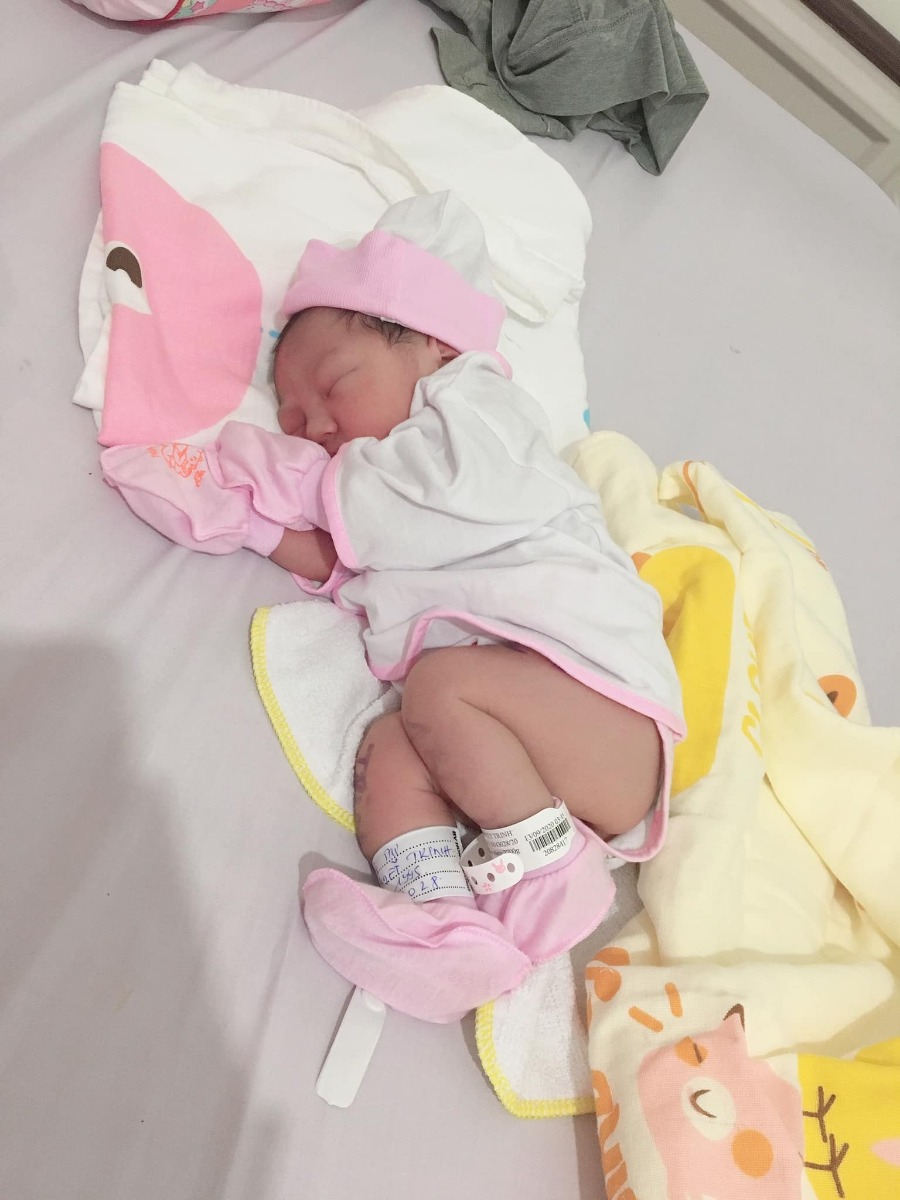 Review đi đẻ bệnh viện Hùng Vương 😀

Hút sữa xong cử 00:00 là e tỉnh ngủ, ngủ lại k được nên là buồn buồn viết bài review đi đẻ😌

13/09/2020 - Ngày mình gặp nhau đó Lavie à☺️

*** Thăm khám thai:
Từ đầu thai kỳ cho đến lúc vỡ chum e theo dõi bác sĩ tư, bác Hải Châu bv Hùng Vương . Bác hiền nhiệt tình, khám kỹ có điều lúc nào cũng đông nên là đi khám phải đi sớm nè.

*** Hành trình đi đẻ: 
Ngày 10/9/2020 e te te đi khám thai như bth, vô khám bs bảo nở 1phan về nhà theo dõi nếu tối có đau bụng thì vô bv ngay k thì mai quay lại khám tiếp, r mai quay lại khám thật tối đó khám xong bác kêu nhở 2phân r về nhập viện nha e, hỏng ai như e luôn sợ đẻ lắm hỏi bác mai sáng dc k, bác nói v thoi mai sáng cũng dc mà khuya có gì là nhập viện liền nha.

Xong về quyết định đi ăn cả thế giới, tối hôm đó vừa sợ vưa hồi hộp mà thấy sợ nhiều hơn nên là chẳng thể ngủ dc luôn.

Sáng hôm sau bs hẹn 8h nhập viện nhưng k 9h e mới dậy đi ăn sáng đồ thì đã soạn sẵn lúc tối r thế là 10h nhập viện, vô phòng nhận sanh bị la:
- ủa ủa khám thai mà đi đâu vô đây?
- dạ k chị ơi, e đi đẻ
- mấy tháng r mà đòi đẻ, ai kêu lên đây
- dạ e đi đẻ thiệt c, bác hải châu hẹn

Xong mới chịu cho e đẻ khổ ghê vậy😂😂 Thay đồ làm thủ tục xong e dc dắt lên phòng chờ sanh. đúng thật mới vô chưa đau bụng nên còn tung tăng lắm chụp hình tự sướng, đánh liên quân các kiểu, nhìn mấy chị kia đau rên mà mình ớn luôn, xong nghĩ chắc mình k đến nỗi v đâu 😅😅. Đợi tới 5h chiều vẫn chưa nở thêm đc phân nào cả. bắt vô khám trong và bị vỡ ói, ra truyền thuốc dục sinh thì ôi thoi chuyện gì tới cũng đã tới, nó đau thấy mấy chục ông mặt trời luôn chứ đừng nói là thấy 10 ông mặt trời. Chỉ biết nằm rên và thở đt thì dục 1 xó lunn, cứ mà gặp hộ lý nào đi ngang cũng kêu cho tiêm giảm đau nhưng k cho phải 3,4 phân mới đc tiêm😭😭😭. Chịu đau từ 17h đến 12h khuya thế là cuối cùng đã nở đc 3phan và đc gọi ck vô kí tên để tiêm giảm đau và cho vô phòng sanh.

Vô phòng sanh tiêm giảm đau xong thì mình lạnh và bngu kinh khủng, 1 phần đau quá nên cũng đuối. Trc đó nghe mấy mom khác review là tiêm giảm đau xong như là chết đi mà đc sống lại haizz e có thấy gì khác đâu, tiêm xong đang đau bụng lại dc bonus thêm đau lưng và đau 1 chân ủa là sao??? Nằm nhìn mấy mom khác sinh nào la nào khóc mà mình sợ thật sự luôn á, nằm đến 3h sáng bác khám trong vẫn k nở thêm dc phân nào, xong bác bảo thoi e ơi con e ngôi thai k sinh thường được r mổ nha e. Lúc này kiệt sức thật sự r gật đầu kiểu h bác muốn làm gì làm đi😂😂. 

Thế là bị đẩy đi mổ ăn cả combo đau đẻ và đau mổ oi thôiii. Vô phòng mổ lúc đầu là gây tê, bác vừa định rạch bụng mình vẫn còn cgiac, rồi k hiểu vì sao mình lại bị gây mê luôn. Ngủ 1 giấc k biết gì tầm 5,6h sáng mình dc đẩy xuống phòng hồi sức, nằm đấy đến 10h thì đc nhận con. Ẳm con lại chị ấy hỏi mình:

- Con em trai hay gái, nặng nhiêu kg e?
- Em đâu biết đâu chị
- Ủa sao kbiet e?
- E bị gây mê mà chị

Rồi chị đọc cân nặng và giới tính con, buồn thay ai cũng dc để con lên ngực, trc đó mình cứ nghĩ chắc khoảnh khắc đó nó thiêng liêng lắm, đc ôm con đc hôn con. Nhưng ko, chị ấy đặt con mình dưới chân😞😞😞. Nằm đợi đến 12h mình đc nhận phòng mẹ với con về phòng.

*** Tổng kết: 
Nhập viện 10h sáng ngày 12/9 xuất viện trua 12h ngày 16/9 nằm phòng 4 giường vì k còn phòng nào cả, cơm ngày 3 cữ đồ ăn ngon bị cái cử sáng mang lại rất sớm mới 5h sáng đã mang lại mà mình thì k có thói quen ăn sớm như vậy, phòng sạch sẽ, đc dọn vệ sinh mỗi ngày
Điểm trừ duy nhất là mẹ và bé nằm chung giường nhưng giường hơi nhỏ, khá là chật, gặp đau vết mổ nên là ngồi dậy và nhích ng thật sự rất đau. Và nếu đc e khuyên chân thành nếu có điều kiện thì nên chọn phòng 1 hoặc 2 giường thoi, vì ở chung nhiều ng, mỗi ng 1 ý gặp ng có ý thức thì k sao, như e ở cùng phòng với 2vc nọ con thì khóc miết k nín 1 giây phút nào kêu ra hỏi y tá bs xem sao thì k đi cứ để con khóc như vậy, đến khi con ngừng khóc thì đến 2vc nói chuyện đt um sùm cả phòng luôn, ở chung tập thể mà muốn chỉnh máy lạnh sao là chỉnh, thích thì tắt đèn k thích thì mở đèn ôi mình bực kinh khủng. 
Chỉ có vậy là điểm trừ thoi chứ

Bác sĩ, hộ sinh đều nhiệt tình nhẹ nhàng 💕

Tổng viện phí: 11trieu, mình tiêm thuốc kích sinh, tiêm mũi giảm đau, ở phòng 4g 800k, xông hơ vùng kín, gội đầu, tiền thuốc khi xuất viện ( mình đc hưởng bh 80% vì mổ cấp cứu trong vòng 24h)