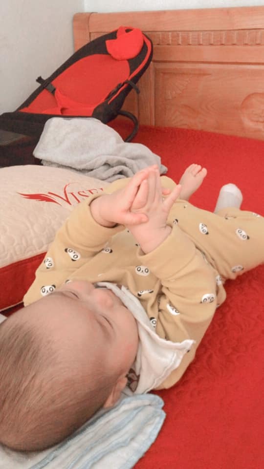 bé nhà mình 3m10d, đang học cầm nắm các thứ các thứ, mình cho làm quen dần các bài vận động sớm trên app. Bài này giúp luyện cách duỗi, nắm, cầm, phối hợp 2 tay