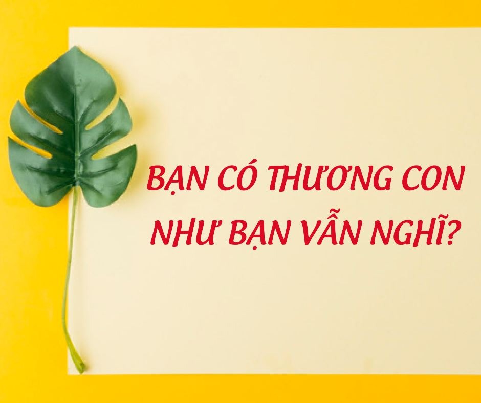 BẠN CÓ THẬT SỰ THƯƠNG CON NHƯ BẠN NGHĨ?

Hôm nay mình xin phép được chép lại câu chuyện mà mình đã được nghe. Hy vọng bạn bè của mình, những người hữu duyên sẽ dành vài phút để đọc. Mình tin bạn sẽ thấy mình ở một mảnh ghép nào đó trong bài viết này.

Hôm đó 22h sau khi cho con ngủ, cơn thèm thuốc thường ngày lại nổi lên nhưng do đi cùng con nên mình không mang theo bao thuốc nào cả. Vì vậy lúc đó mình thơ thẩn đi ra ngoài biển, trên đường đi thì vô tình gặp một anh phụ huynh đang đứng trầm ngâm với điếu thuốc trên tay. Mình liền chạy tới xin: “Anh ơi anh còn điếu nào không cho em một điếu”. Thế là hai người đàn ông lại có một cuộc trò chuyện, anh chia sẻ cùng mình câu chuyện của anh và con của anh.

Anh năm nay 40 tuổi, là người Bắc vào trong Nam cùng gia đình từ lâu. Anh tâm sự: “Em biết không nhà anh hồi đó nghèo lắm, khoai lang củ mì còn không có mà ăn. Chính vì vậy trong đầu anh lúc nào cũng bị ám ảnh bởi cái nghèo và anh luôn có suy nghĩ là chỉ có tiền mới thay đổi được cuộc sống của mình.” Từ năm mười mấy tuổi anh đã lao đầu ra ngoài kiếm tiền và hiện tại đã là chủ doanh nghiệp bên lĩnh vực cơ khí ở quận 12, có vài chục nhân viên.

Với góc nhìn của xã hội thì rõ ràng anh là một người thành đạt. Anh có nhà, có xe, có công ty, là giám đốc. Anh luôn mặc định anh kiếm tiền là xong rồi. Và nhiệm vụ nuôi con là của vợ mình. Ngoài vợ thì có bà ngoại và các cô nên anh rất yên tâm. Nhưng khoảng 3-4 năm nay anh có cảm giác giữa anh và người con trai 14 tuổi có một cái gì đó mà anh không đọc tên được. Cứ mỗi lần ra quán café là hai cha con mỗi người một ly nước và một cái điện thoại. Cuộc trò chuyện của hai cha con chỉ là những câu nhát gừng. Anh tò mò muốn đọc tin nhắn trong điện thoại của con để hiểu về con hơn nhưng không được vì cậu bé đã khóa mật khẩu.

Và những ngày Covid xảy ra, công việc của anh bị ảnh hưởng rất mạnh. Nhưng vô tình lại tạo điều kiện cho anh có nhiều thời gian hơn cho gia đình của mình vì chỉ cần làm buổi sáng là đủ. Và một ngày nọ, anh đã vô tình đọc được những dòng tin nhắn trong điện thoại của con mình.
Anh thực sự bàng hoàng vì những dòng:

“Ba tao ổng chỉ biết kiếm tiền thôi, ổng không quan tâm gì tới tao hết. Đối với ổng tiền là tối thượng. Lâu lâu ổng về khuya người toàn nồng nặc mùi bia. Rồi lâu lâu ổng với má tao còn cãi lộn nữa.” Và còn rất rất nhiều tin nhắn tương tự…

Anh bàng hoàng nhận ra mười mấy năm thằng con bé bỏng của anh lớn lên thì anh đã sai rồi. Rồi có một tin nhắn con anh gửi cho bạn bàn về việc đi Đà Lạt:

“Tao không cần xin ba tao đi đâu, chỉ cần nhắn ổng cái tin là tiền lập tức chuyển về. Chỉ cần 1 cái tin là có cái điện thoại 2 chục triệu. 1 cái tin thôi đôi giày 2 triệu, 5 triệu tao có liền. Tụi bây đừng lo, không cần phải xin ba tao, xin má tao là đủ.”

Lúc này anh cực kỳ bàng hoàng và sốc vì tình thương bị sai quá lớn. Vì bản ngã của mình mà anh luôn cho rằng anh đã hiểu con, đã dạy con đúng cách rồi. Và anh lao đầu vào tìm hiểu để chuyển con tới một môi trường tốt hơn.

Mình rất ấn tượng bởi hoạt động Thiền kết nối – Hiểu và thương. Trong không gian được tắt hết đèn, âm nhạc nhẹ nhàng, học sinh đứng sau và ôm ba hoặc mẹ của mình, đồng thời ba mẹ cũng cầm trên tay một ngọn nến. Lần lượt các câu hỏi được đặt ra, ba mẹ nhắm mắt lại và lần lượt trả lời. Nếu câu trả lời là “Có” thì vui lòng bước lên một bước, tất nhiên những đứa trẻ vẫn đứng yên vị trí.

- Câu hỏi thứ nhất: “Trong 1 tuần/ 1 tháng vừa qua anh chị có la con anh chị không? Nếu có vui lòng bước lên trước một bước.”
Nguyên cả hội trường bước lên hết… Ai cũng la con hết, mình cũng không ngoại lệ…Và lúc mình bước đi, bàn tay nhỏ nhắn của con bắt đầu rời mình.

- Câu hỏi thứ hai: “Trong một tháng vừa qua anh/chị có dành 1 ngày thực sự chơi với con mình không? Điện thoại kế bên không tính. Một ngày chỉ có con anh chị mà thôi, không có công việc. Nếu câu trả lời là không, vui lòng bước lên một bước.”
Và khoảng 50% bước lên.

- Câu thứ ba: “Anh chị có bao giờ so sánh con mình với con người khác không? Thậm chí là chính anh chị em của nó trong nhà. Nếu có vui lòng bước lên 1 bước.”
50% hội trường bước lên tiếp.

- Câu thứ tư: “Trong một tháng vừa qua, anh chị có bao giờ cùng con đi về hỏi thăm bên ngoại, bên nội, ít nhất là gọi điện chưa? Nếu không có, vui lòng bước lên một bước.”

Và cứ nhứ vậy đến câu hỏi thứ 5 thì rất nhiều bà mẹ bật khóc. Những người đàn ông như mình đến câu thứ 8 cũng chịu hết nổi rồi. Và trò chơi loanh quanh khoảng 10 câu thì phụ huynh yêu cầu ngừng lại. Lúc này các bậc phụ huynh nhìn lại, bọn trẻ giờ ở xa và vẫn ngây thơ hồn nhiên dù cha mẹ không ở gần. Chúng ta ai cũng mong muốn những điều tuyệt vời nhất cho con mình, nhưng chúng ta đâu biết rằng chính những hành động của mình lại vô tình làm chúng ta xa con lúc nào không hay.
Và thật nhân văn khi có 10 câu hỏi tiếp tục khi các bậc phụ huynh được quay về hướng của con mình.

- “Anh chị có hứa dành thời gian để chơi với con không? Nếu có hãy bước lên một bước”

- “Anh chị có hứa dành thời gian trọn vẹn cho con không? Không công việc, không điện thoại. Nếu lời cam kết là có, hãy bước lên một bước.”
Và cứ như vậy, đến cuối cùng rất nhiều ba mẹ đã chạy lại để ôm thiên thần nhỏ của mình mà khóc như những đứa trẻ.

Lúc này quay lại người đàn ông mà mình đã kể ở phần đầu câu chuyện, anh bước tất cả mọi bước. Và anh cũng là một trong những người đàn ông đã phải bật khóc khi chơi.

Cảm ơn ba mẹ đã đọc được đến hết dòng này! Hành trình đồng hành cùng con không hề dễ dàng nhưng sẽ nhẹ nhàng hơn rất nhiều nếu có HIỂU và THƯƠNG.