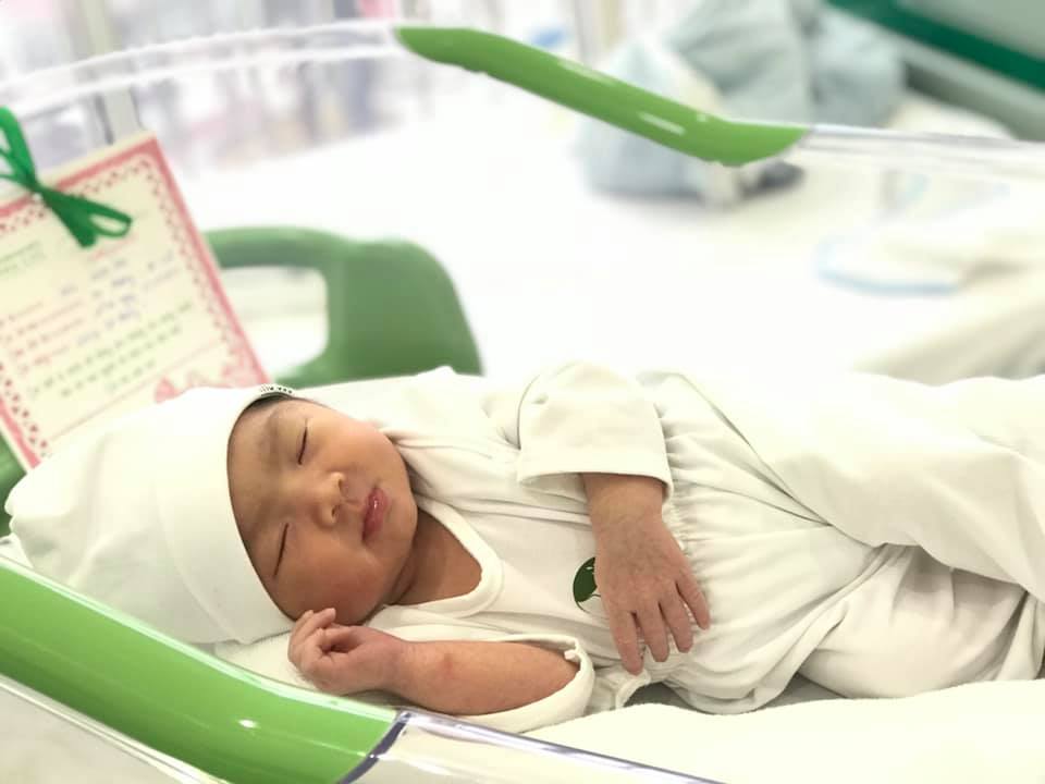 Review đẻ Thu Cúc. Con tròn tháng, rảnh mới tám được với mấy mẹ.

Lần 1 con đầu lơ ngơ, nghiên cứu chán chê các bệnh viện. Cuối cùng lo cho con, lại là con đầu nghĩ cái quái gì cũng sợ, thế là e chonn BV Ps Hn. Ám ảnh đến già, vì đẻ thường khâu tầng sinh môn thốn đến rốn. Chọn bs mỗ đẹp rai, mát tay, chọn gây tê màng cứng, chọn kíp y tá đủ kiểu mà đến màn khâu em vẫn ớn, vì cả nhận đến từng đường kim mũi chỉ. Đẻ xong nằm phòng dịch vụ 2 giường mà nóng thấy mồ, vì bà chị cùng phòng nhất quyết k cho bật điều hoà. Sợ lạnh con. Trong khi con bé con nóng hơn mẹ. Vậy là em lò dò kèm đau đớn ra mie hành lang ngủ cho rồi. Rồi thì là mưng vết khâu, 4 ngày viện mới cho về mặc dù đẻ thường. Ám ảnh e cạch mặt viện công từ đây.

Đến mới Thu cúc trong sự hoài nghi. Lần 2 bớt lo lắng nhiều hơn lần 1. Chồng động viên, e đã quyết tâm chọn thu cúc. Thử 1 lần chơi lớn xem bản thân có trầm trồ. Và thực con mẹ bầu đã hoàn toàn thay đổi suy nghĩ về 1 bệnh viện tư.

1. Mốc khám 38+39+40w: 2 vc lò dò đi khám v cảm nhận lần đầu về bv này, Thu cúc có mỗi điểm trừ là chỗ đậu xe oto k gần viện, nên khá bât tiện cho các gdinh đi xe, chồng đi gửi xe xa bà vợ bụng to đợi hơi bị lặc nè. Anyway, được cái mấy a bảo vệ mấy cô lễ tân rất nhiệt tình. - Nơi xếp sổ khám hơi đông, có lẽ viên nên tăng cường thêm người, với lượng bệnh nhân như đợt m đẻ thấy hơi quá tải. Về bác sĩ khám kèm dịch vụ đi kèm m ko chê được điểm nào, thực sự các bs cho m cảm nhận họ cần bệnh nhân.
2. Mốc đẻ 40w đẻ thường:
- Bác sĩ: Lơ ngơ thu xếp khăn gói quá mướp đi đẻ lúc 8h sáng, đến còn đủng đỉnh ăn bát phở r đi đẻ. Định nhịn để mồng 2 đẻ thế quái nào công túa nhà m vẫn đòi đẻ mồng 1 😚😍. Và may thay ngày hôm đó m gặp đc cứu tinh, bs Sáu. M k biết bác là ai, cũng chẳng chọn lựa gì, bảo cứ kệ, đến bs nào ta chọn bs đó. Nào ngờ đúng bữa bác Sáu trực. Ko nghi ngờ gì, m có ca đẻ ngọt như mía, 10h30 lên bàn đẻ, 11h30 con ra đời. Khâu nhanh như 1 cơn gió. Và m k hề áp lực gì khi nằm trên bàn đẻ.
- Hộ lý: sau đẻ chuyển phòng sau sinh, lại perfect hơn nữa, đó là m đc cô hộ lý chăm sóc rất chu đáo, từ ăn, từ uống nc, từ kiểm tra sản dịch, vết khâu, tia sữa, sắp phòng riêng cho 2vc và bé... sao có thể chu đáo đến thế. Não cá vàng m quên tên cô để gửi lời cảm ơn r.
- Y tá: Được chuyển về phòng riêng, m đau. Nhiệm vụ anh xã là đêm chăm con. Ox đã rất bất ngờ với sự tận tình of bệnh viện với cái nút chuông thân thánh. Cứ con ăn, con ik, con nấc, con thay bỉm bố nó lại ấn 😅😅😅 vì lóng ngóng chưa có kinh nghiệm. Cái đáng nói là ấn cái thì cô tiên chỉ 5’ là có mặt. K lề dề cảnh cót như viện công. Ông xã ấn tượng quá, về suýt xoa mãi.
- Ăn: bữa ăn tạm ok. M thích cách phục vụ và chu đáo đến từng cái tăm of viện, chứ đồ ăn m k ấn tượng lắm.
- Nhà vệ sinh: cái m ám ảnh nhất v quan tâm nhất khi tới các viện. Với thu cúc m cho 5*.
- Thanh toán + bảo hiểm: nhanh, viện k bắt m phải làm, mà y tá lên hỏi han rồi làm hết, ck chỉ việc xuống đóng tiền là xong. Yêu tiếp ❤️
- Phòng (726) vc m thuê phòng riêng, hướng cửa sổ, yên tĩnh sạch sẽ, thoáng mát. Vote 5*. Cây nước nóng ngay cửa. Quá tiện cho con mẹ bổn pha sữa rồi làm j thì làm.

Đấy nhật kí đi đẻ của e nhẹ như lông hồng với Thu cúc. Đúng nếu có cơ hội đẻ thêm, em vẫn chọn nơi ấy. Và luôn ước giá mà quê em có Thu cúc có phải em chẳng phải đi xa ko!!! Kkk đời người mấy lần đẻ mà k yêu thương lấy monhf.

Cuối cùng xin thực lòng cám ơn ekip bệnh viện Thu cúc đã để lại trong mình nhiều ấn tượng đến thế. Lần vượt cạn này đã thành công mĩ mãn ít nhất với 2 vc mình. Bản thân sau sinh cũng rất nhẹ nhàng k đau đớn, hồi phục nhanh. Bé iu bác Sáu đón tay hiện tại cũng khá trộm vía.

Trân trọng gửi lời yêu thương!
Ảnh m ít chụp. Có mấy ảnh bé, bv chụp gửi thôi à.