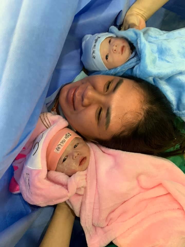 Sau bao ngày chờ đợi của bố mẹ 2 em bé chào đời 1 bạn 7h05’ 1 bạn 7h06’. Song thai mổ sáng ngày 15/12/2020 . Trộm vía e vừa mổ ra đã biết chụp ảnh tự sướng nhìn vào camera của cô rồi 🥰🥰🥰