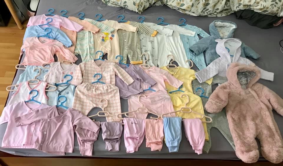 Đây là những đồ mình đã chuẩn bị dần cho bé từ khi bầu 27w. Hiện tại 37w, đồ đã giặt giũ sạch sẽ thơm tho và đếm từng ngày để được gặp bé.
 
Mình up lên cho các mom tham khảo thôi nha, tuỳ tài chính, sở thích, hoàn cảnh, định hướng phương pháp nuôi dạy mà mua chứ đừng bảo cái này cái kia không cần thiết hay phí tiền ạ. 

Vợ chồng mình ở riêng, xác định tự chăm con. Đồ mình xem và đọc review suốt 1 tháng rồi một tay mình chọn và sắm cho con chứ cũng không ai mua hộ. Sau sinh cũng xác định 1 mẹ 1 con nên là cứ mua hết, nhỡ sau cần đợi ship đợi order lại lâu.

Xem thêm ds đồ sơ sinh đầy đủ trên app: https://mamibabi.com.vn/danh-sach-do-so-sinh-day-du-va-tiet-kiem-nhat