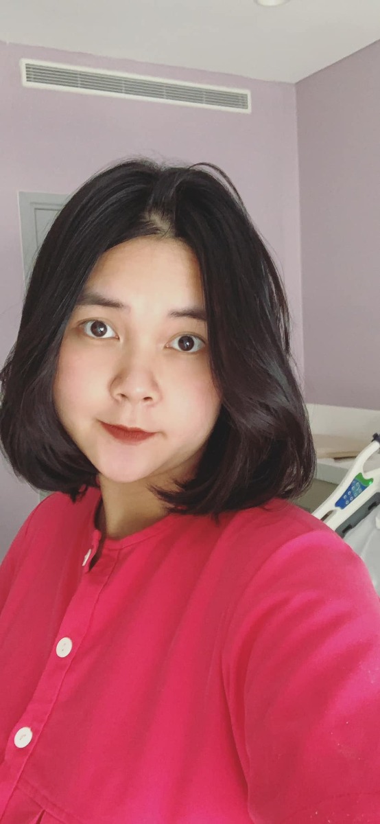 Đi đẻ ở Việt Pháp - Chuyện của Mochi
#reviewdide (cảnh báo hơi dài 🤣)

Trước khi sinh mình cũng như rất nhiều người lần đầu làm mẹ khác, tìm hiểu hết mức có thể mọi thông tin về các bệnh viện sản và gói sinh, hy vọng tìm được một nơi đủ tin tưởng để gửi gắm suốt cả thai kỳ. Sau rất nhiều cân nhắc, cuối cùng mình đã chọn Việt Pháp và để nói luôn cho vuông, mình cực kỳ hài lòng, thậm chí cảm thấy may mắn vì đã quyết định sinh Mochi ở đây. Mình đọc và nghe rất nhiều những câu chuyện đi đẻ nhưng quả thật chẳng có câu chuyện đi đẻ nào giống nhau hoàn toàn, mỗi người một trải nghiệm, và đây là câu chuyện của mẹ con mình.

Chuyện là mình trộm vía có một thai kỳ khoẻ mạnh, ngoại trừ việc lần nào thăm khám cũng bị bác sĩ nhắc về vấn đề cân nặng ra thì hoàn toàn không có gì phải lo. Các bác ở VF rất quan tâm vấn đề cân nặng nhé, đã qua rồi cái thời mẹ bầu ăn cho hai người nên nếu hấp thụ tốt dễ tăng cân như mình là sẽ được các bác nhắc nhở từng tuần luôn đấy. 
Mình theo bác Nghị, bác khám kỹ, nhẹ nhàng, thân thiện và chu đáo. Lần nào khám bác cũng siêu âm, từ tuần 34 thì thêm chạy monitor. Mình nhớ mãi có lần đi khám mình mang giày mà lúc ấy bụng cũng to rồi, phải cởi bỏ giày để cân và làm siêu âm các thứ, đến lúc mang giày lại thì cúi xuống cũng khó vì bụng to quá. Bác Nghị kiểm tra độ phù nề xong tiện thể mang giày luôn hộ mình. Chu đáo hết biết, nhưng mà sau lần đấy thì mình rút kinh nghiệm đi dép luôn cho nhanh. Vì cả thai kỳ khoẻ mạnh nên đã xác định sẽ đẻ thường rồi, những tưởng đợi đến ngày thì bác Nghị đỡ đẻ cho luôn thôi. Nhưng đời ai biết trước được điều gì, đùng một cái sáng sớm tinh mơ khi Mochi mới được 39 tuần 2 ngày, mình bị vỡ ối, và cuộc đời đã đẩy mẹ con mình sang tay bác Loát như thế (vì hôm ấy bác Loát trực). Vỡ ối cái phi vào viện luôn mới 7h kém, mình còn gặp bác Nghị ở hành lang đang chuẩn bị về sau ca trực đêm cơ mà, chịu thôi vậy là mẹ con cháu không có duyên được bác đỡ đẻ :)) 

Mình lưu viện ngay lúc đó, chuẩn bị tâm lý Mochi sẽ sinh trong ngày và chờ một cuộc chuyển dạ tự nhiên. Nhưng chờ mãi từ sáng đến chiều chưa thấy đau đẻ, các bác chỉ định cho mình lên phòng đẻ kích đẻ để sinh luôn đề phòng nguy cơ nhiễm trùng vì vỡ ối đã lâu, lúc ấy khoảng 5h chiều.

Lên phòng đẻ mình được truyền oxytocin, rồi cơn đau đẻ cũng tới. Đau lắm các bác ơi mà thấy cô đơn khủng khiếp chỉ mong chồng được vào, chịu đựng một hồi mình ký giấy làm gây tê màng cứng, khuyên thật lòng ai đủ điều kiện sức khoẻ thì đều nên làm nha, làm xong thấy sự sống dần trở lại thật ấy. Gây tê màng cứng xong xuôi thì chồng mới được vào ngồi cùng. Cho đến tận lúc ấy hết thảy đều vẫn bình thường nhé. Chồng ngồi cùng được một lúc thì đùng một cái monitor kêu tít tít báo động nhịp tim của em bé rớt từ 150 xuống còn 60. Rồi từ đó mọi thứ diễn ra nhanh khủng khiếp, bác Loát chỉ định cho mình mổ cấp cứu, mình được đẩy ngay sang phỏng mổ, một ekip cả chục người gì đó ùa vào, tất cả đều vội vàng, bác sĩ dội cồn lên bụng mình rach một đường, tất nhiên chẳng kịp làm gây tê gì nên mình cảm nhận được hết, mặt nạ gây mê chụp trên mặt mình, mình la hét được vài tiếng rồi cũng lịm đi. Đến khi tỉnh lại thì đã ở phòng hậu phẫu. Chưa kịp nhận ra mình vừa trải qua điều gì thì nước mắt đã tuôn ra, chỉ nghe thấy tiếng các bác vỗ về bên tai: “ Sao phải khóc? Mẹ bé giỏi lắm. Mẹ tròn con vuông rồi.” Nói thật là mình sợ khinh khủng, mình thậm chí còn không dám hỏi con em đâu vì sợ phải nghe một điều không hay. Nhưng may mắn là em bé ổn và được đi áp da với bố luôn sau khi sinh, trong lúc chờ mẹ nằm theo dõi ở phòng hậu phẫu.

Lý do Mochi bị rớt nhịp tim lúc ấy là vì em bé bị hai vòng dây rốn thít chặt vào cổ, làm em không thể ra được, kích đẻ xong thì buộc phải ra nên dây rốn thít cổ em lại làm suy thai. May là xử lý kịp thời, không thì chỉ chậm chút thôi mình đã có thể không còn được ôm em rồi. Sau ngày nghe chồng kể lại, từ lúc mình được đẩy vào mổ cho đến khi em bé ra đời chỉ 1 phút thôi, phải nhanh như thế mới kịp ấy ạ. Mặc dù hôm mình sinh Mochi thực sự là rất đông, lúc mình nằm ở phòng đẻ thì đã full 5 phòng cùng lúc rồi, nghe bác Mến bảo có 9 bé sinh liền cơ, vậy mà các bác xử lý ca cấp cứu của mình vẫn kịp thời. Thế nên mình biết ơn bác Loát và các bác trong kíp trực hôm đó rất nhiều. Mẹ con mình thực sự may mắn.

Xong xuôi về phòng thì em bé được trả về cho ti mẹ luôn lần đầu tiên. Trước lúc đó bố vừa ôm em bé áp da liền ba tiếng. Một trong những lý do mình chọn VF là bởi ở đây làm khá triệt để trong việc bảo vệ quyền được ăn sữa mẹ của em bé sơ sinh, bắt đầu ngay từ việc dạy cho mẹ những kiến thức cần thiết về sữa mẹ. Phải nói là sau khi sinh mổ rất mệt và đau đớn, nhất là khi con bú thì khích thích dạ con co lại đau lắm luôn, dù tất nhiên là mẹ đã được dùng giảm đau liên tục. Nhưng nhờ các cô hỗ trợ và giúp đỡ ở mức tối đa nên mình mới có thể kiên trì cho Mochi bú mẹ trực tiếp hoàn toàn ngay từ đầu như thế, không nhờ các cô thì chắc mình đã bỏ cuộc. Mình vẫn nhớ có bạn nữ hộ sinh nói với mình là: “Mẹ bé đừng chịu đau, chịu đau không tốt đâu, đau cứ bấm chuông gọi các cô. Đau quá ảnh hưởng đến sữa đấy.” Đêm thì mình gửi con cho các cô trông giúp, khi nào con đói thì lại được trả về cho mẹ. Bốn đêm lưu viện được chăm sóc chu đáo hết mực, mình cần gì cứ bấm chuông là các cô có mặt liền. Phòng ốc thì tất nhiên là sạch sẽ miễn chê rồi ạ, ngày nào các cô cũng thay chăn ga, váy cho mẹ một ngày mình thay bốn năm lượt cũng chẳng vấn đề gì. Cơm nước đầy đủ dinh dưỡng, còn ngon thì cũng bình thường thôi hoặc có thể tại mình mệt nên chẳng ngon miệng.

Sáng hôm sau sinh bác Loát vào thăm mình một lần giải thích tình huống hôm trước, rồi tối hôm ấy bác Ninh trên phòng đẻ cùng mình cũng vào thăm. Bác Ninh bảo tháng mà có hai ca thế này chắc bác phải sang viện tim mạch =)) Bác khen mẹ bé lúc ấy bình tĩnh và hợp tác tốt với các bác nên ca mổ nhờ thế đã thành công.

Sau khi ra viện mấy ngày thì mình bị sốt li bì vì tắc sữa nên đổi hẹn khám lại sớm hơn để kiểm tra và cắt chỉ luôn, cũng bác Loát khám cho mình. Bác khám kỹ, ân cần chu đáo lắm. Mình nghe mọi người đẻ viện khác kể là rút chỉ đau nên hơi sợ nhưng nói thật là bác rút chỉ lúc nào mình còn không biết, tưởng bác mới lau vệ sinh vết mổ thôi. Hôm nay vừa tái khám lần cuối sau sinh, sức khoẻ cả mẹ và bé trộm vía đều ổn định, mình ngồi viết về câu chuyện lần đầu đi đẻ của mình ở VF, cũng là cảm ơn các bác sĩ và nữ hộ sinh khoa sản VF đã cho mẹ con mình một trải nghiệm sinh nở an toàn, chuyên nghiệp và tận tâm. Ưng lắm nhưng nghe lời các bác, ít nhất ba năm nữa em mới quay trở lại ạ =))) Trừ lúc đưa con đi chích ngừa thôi.

Nhân tiện thì theo mình mọi người đặc biệt là những ai sinh bé lần đầu đều nên đi đủ 4 buổi học tiền sản ở VF, mình là đứa rất chịu khó đọc và tìm hiểu nhưng đi học vẫn vỡ ra nhiều thứ, đặc biệt là khiến thức về chăm sóc em bé sơ sinh. Điều một người mẹ cần nhất chính là kiến thức, vì phải có kiến thức, ta mới biết điều gì là tốt nhất cho con.
Sương sương chuyện là vậy mà viết đã dài quá trời rồi nên xin dừng bút tại đây, nói chung là tuyệt vời và mình cũng không thể tưởng tượng được mẹ con mình sẽ ra sao nếu không chọn VF.

Cảm ơn VF rất nhiều ❤️❤️