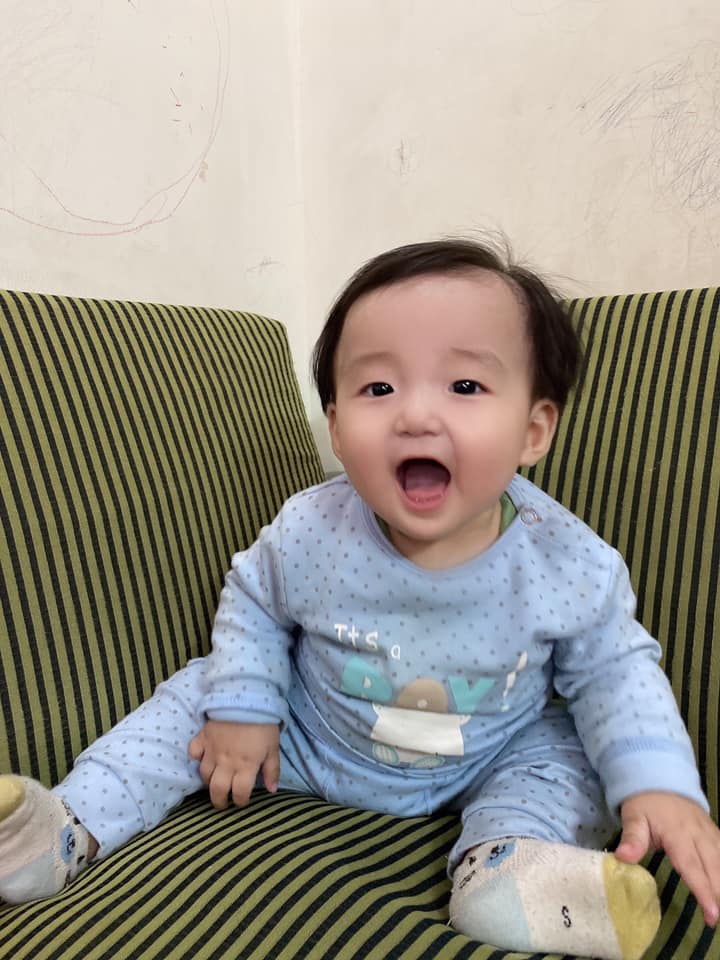Cảm ơn Mamibabi ạ. 6,5m... trộm vía chàng trai của mẹ đã bò nhanh như 1 cơn gió và 7m... thì ngồi vững vàng mà không cần đến sự trợ giúp của ba mẹ. Yêu thương ❤️❤️❤️JINSU 7M😍