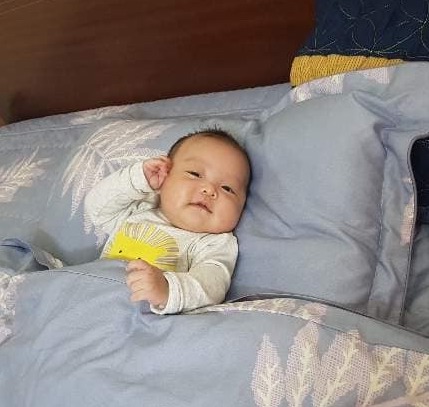 Con là thành viên mới ạ, mẹ con đang cho con chơi trò ú òa, trông con có như đang quan tâm ko các mẹ 🤣😂  
Cần Tây 2m ạ