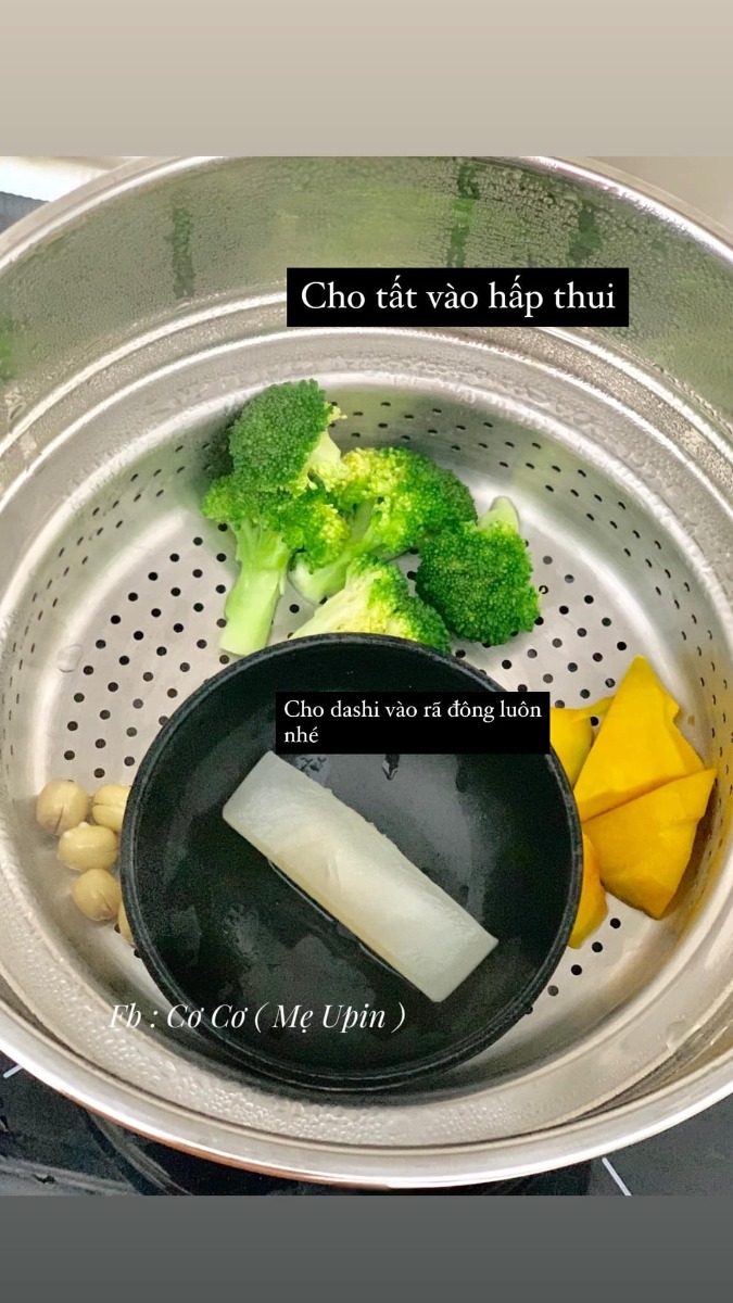THỰC ĐƠN cho bé mới ăn dặm (5-6m+)
Mình xin chia sẽ tất tất tần những gì mình biết về ăn dặm, cách mình nấu, cách cho con ăn và kinh nghiệm mua những vật dụng cần thiết nhất, để tiết kiệm nhất cho các mẹ.

🍀ADKN

Ngoài ghế ăn và yếm ăn là 2 thứ phải có,thì kiểu Nhật sẽ cần : 

- Một bắt  ăn chính, 2 3 bát ăn phụ

- Muỗng ( 1-2 cái ) 

- Rây hoặc bộ chế biến có kèm chày cối ( mình thấy chày cối sdung nhiều ) 

- Khay trữ đông 

- Dầu ăn trộn cháo , kiểu Nhật chỉ toàn rau củ nên thiếu chất béo. Cần bổ sung dầu ăn cho con. ( cái này mình đc bác sĩ dinh dưỡng tư vấn khuyên dùng ) 

👉🏻👉🏻Mới ăn các mẹ cứ mua nhiêu đó trước, thiếu gì mua sau.

☘️☘️Sau 2 tuần nếu mẹ muốn đa dạng thực đơn hơn có thể mua thêm cac loai gia vị hữu cơ ( chuyên dùng cho bé ) như phô mai rắc, phô mai tách muối , bột chùm ngây, cải kale, dầu ăn, ...

Đổi món chính từ gạo sang các loại đậu, hạt, yến mạch, nui, mì....

🍀☘️☘️Cách mình cho bé ăn : 

-Ngày ăn một bữa sáng ( 9h30-10h ) ăn xong mình cho ti sữa luôn ( cho trọn vẹn một bữa ăn tránh ăn vặt bú vặt) 

-Nên tập thành thói quen luôn vì sau này khi tăng lên ngày 3 bưa ăn, mà cứ cách một tiếng ăn 2 tiếng bú thì mẹ vất lắm . 

-Lượng ăn minh tăng dần từ 5-7ml cho tới hết tháng đầu bé mình có thể ăn đc 50ml rùi( tỉ lệ cháo 1:10) có khi ăn hết có khi ko nha, mình ko ép bé. 

-Buổi chiều cho bé ăn thêm bữa phụ, rãnh thì làm các món quốc dân ( đậu hủ non, pudding trái cây,.. ) lười thì cứ bánh ăn dặm, sữa chua, trái cây nghiền hoặc ép cho bé. 

☘️☘️☘️☘️Cách nấu : 
Mình nấu sẳn dashi và cháo, trữ đông dùng dần trong 1 tuần. 

Mỗi sáng sau khi bé bắt đầu ngủ giấc đầu tiên tầm 8h-8h30 mình sẽ tranh thủ chuẩn bị.

Hôm đó nhà nấu món gì thì mình xén cho bé một miếng .( rau xanh hay củ gì đó )

Dashi và cháo rây sẳn mình lấy ra, bỏ vào nồi hấp cách thuỷ chung vs rau củ luôn. 

Hấp xong mình nghiền từng loại rau , củ có thể mix lại hoặc để riêng .

Vậy là xong một bữa rồi á, sau khi chụp sống ảo xong mình bỏ lại vào nồi hấp, lúc đó vẫn còn hơi nóng, giữ ấm ấm đợi bé dậy ăn. 

Đó là cách của mình, có mẹ nào có cách gì hay lẹ hơn cmt minh tham khảo với nha ❤️