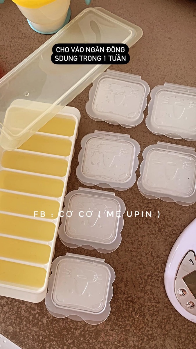 THỰC ĐƠN cho bé mới ăn dặm (5-6m+)
Mình xin chia sẽ tất tất tần những gì mình biết về ăn dặm, cách mình nấu, cách cho con ăn và kinh nghiệm mua những vật dụng cần thiết nhất, để tiết kiệm nhất cho các mẹ.

🍀ADKN

Ngoài ghế ăn và yếm ăn là 2 thứ phải có,thì kiểu Nhật sẽ cần : 

- Một bắt  ăn chính, 2 3 bát ăn phụ

- Muỗng ( 1-2 cái ) 

- Rây hoặc bộ chế biến có kèm chày cối ( mình thấy chày cối sdung nhiều ) 

- Khay trữ đông 

- Dầu ăn trộn cháo , kiểu Nhật chỉ toàn rau củ nên thiếu chất béo. Cần bổ sung dầu ăn cho con. ( cái này mình đc bác sĩ dinh dưỡng tư vấn khuyên dùng ) 

👉🏻👉🏻Mới ăn các mẹ cứ mua nhiêu đó trước, thiếu gì mua sau.

☘️☘️Sau 2 tuần nếu mẹ muốn đa dạng thực đơn hơn có thể mua thêm cac loai gia vị hữu cơ ( chuyên dùng cho bé ) như phô mai rắc, phô mai tách muối , bột chùm ngây, cải kale, dầu ăn, ...

Đổi món chính từ gạo sang các loại đậu, hạt, yến mạch, nui, mì....

🍀☘️☘️Cách mình cho bé ăn : 

-Ngày ăn một bữa sáng ( 9h30-10h ) ăn xong mình cho ti sữa luôn ( cho trọn vẹn một bữa ăn tránh ăn vặt bú vặt) 

-Nên tập thành thói quen luôn vì sau này khi tăng lên ngày 3 bưa ăn, mà cứ cách một tiếng ăn 2 tiếng bú thì mẹ vất lắm . 

-Lượng ăn minh tăng dần từ 5-7ml cho tới hết tháng đầu bé mình có thể ăn đc 50ml rùi( tỉ lệ cháo 1:10) có khi ăn hết có khi ko nha, mình ko ép bé. 

-Buổi chiều cho bé ăn thêm bữa phụ, rãnh thì làm các món quốc dân ( đậu hủ non, pudding trái cây,.. ) lười thì cứ bánh ăn dặm, sữa chua, trái cây nghiền hoặc ép cho bé. 

☘️☘️☘️☘️Cách nấu : 
Mình nấu sẳn dashi và cháo, trữ đông dùng dần trong 1 tuần. 

Mỗi sáng sau khi bé bắt đầu ngủ giấc đầu tiên tầm 8h-8h30 mình sẽ tranh thủ chuẩn bị.

Hôm đó nhà nấu món gì thì mình xén cho bé một miếng .( rau xanh hay củ gì đó )

Dashi và cháo rây sẳn mình lấy ra, bỏ vào nồi hấp cách thuỷ chung vs rau củ luôn. 

Hấp xong mình nghiền từng loại rau , củ có thể mix lại hoặc để riêng .

Vậy là xong một bữa rồi á, sau khi chụp sống ảo xong mình bỏ lại vào nồi hấp, lúc đó vẫn còn hơi nóng, giữ ấm ấm đợi bé dậy ăn. 

Đó là cách của mình, có mẹ nào có cách gì hay lẹ hơn cmt minh tham khảo với nha ❤️