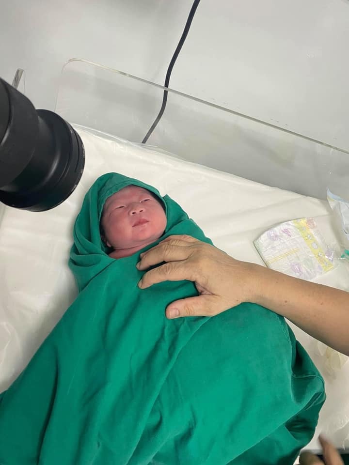 [góc cảm ơn Thu Cúc]
Em sinh bé ngày 20, đến nay mới ngoi lên đây để cảm ơn được.
Đầu tiên thì em xin được cảm ơn từ tận đáy lòng bác sĩ Linh,cô Vinh, chị Ánh và toàn bộ ekip đỡ đẻ cho em, và bác sĩ Sơn - siêu âm em theo từ tuần 16 🥰.
Đi sinh mà cảm giác được quan tâm, mn đều rất nhẹ nhàng. Đặc biệt là cô Vinh, từ lúc vào phòng sinh cô luôn xưng hô cô - con rất gần gũi.
Anh Bsi Linh là duyên số 🥰 mình chuyển dạ nhanh quá đúng lúc bsi Thân vừa ra ngoài nên a vào đỡ đẻ luôn. Bsi Linh khâu tầng sinh môn rất cẩn thận. Đây cũng là điều mình rất ưng khi đẻ ở Thu Cúc.
Tập đầu mình đẻ dịch vụ ở sản HN chi phí khá cao, chọnbsi nhưng người khâu cho mình vẫn là y tá. Còn ở TC thì từ rạch - đỡ - khâu đều là bác sĩ nên các mẹ cứ yên tâm 🥰
Em sinh thường lần 2 mặc dù mẹ 1,48cm thôi và con thì 3,2kg nhưng vẫn được sinh thường chứ không bị doạ đi mổ như sinh lần 1 con 3kg ở sản 🙂
Dịch vụ sau sinh thì không còn gì phải chê, cần gì cứ bấm “chuông thần thánh” là các cô sẽ vào ngay 😁. Cơm thì vừa nóng vừa ngon lại còn siêu nhiều.

Tổng kết lại: mẹ nào đang phân vân gói thai sản ở Thu cúc thì em thấy đẻ đáng đồng tiền bát gạo nhé ạ.
Điểm hơi trừ 1 chút là đi khám tuỳ hôm, có hôm vắng thì nhanh có hôm đông thì đợi dài cổ 😂.
Chưa biết có lần 3 không nhưng nếu ai hỏi có nên đẻ TC ko thì e thấy nên nhé ạ. Còn nếu có lần 3 chắc chắn e vẫn về TC