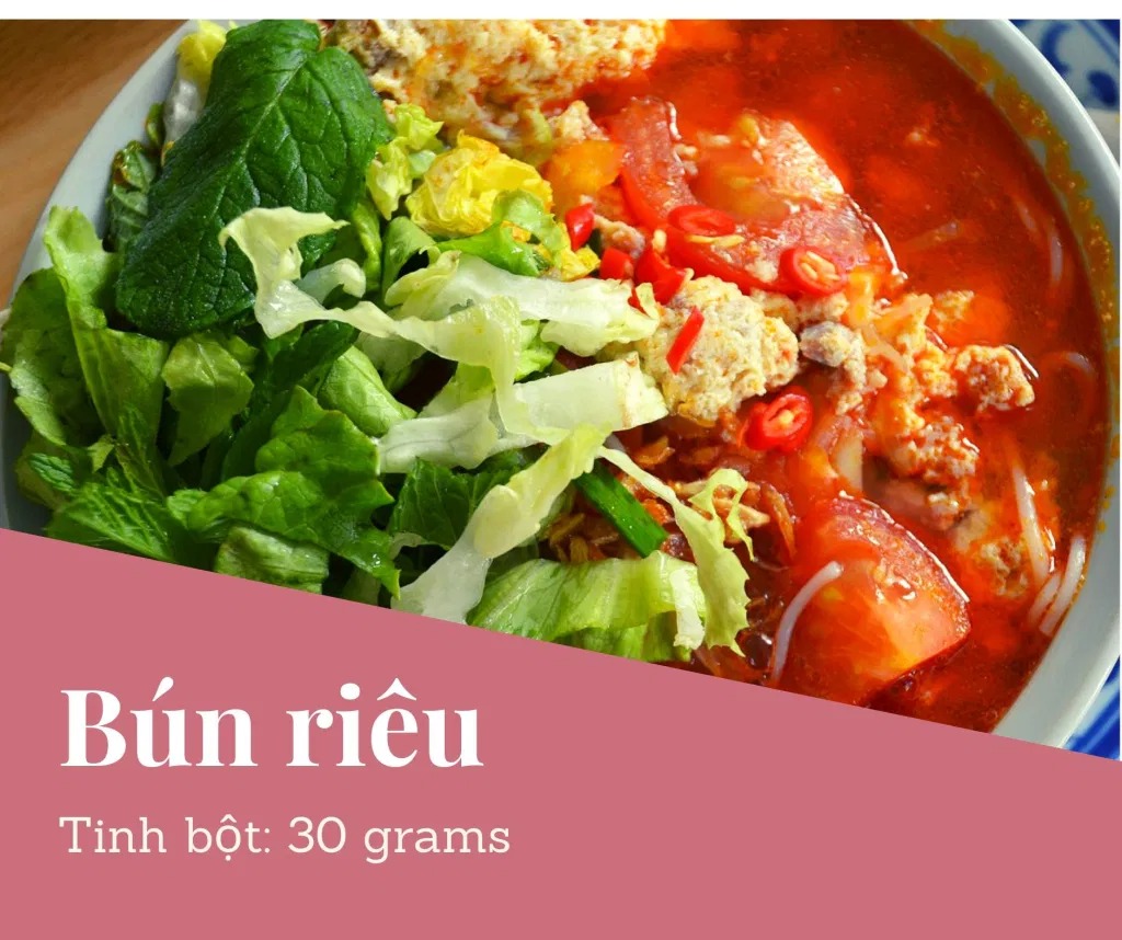 THỰC ĐƠN TIỂU ĐƯỜNG THAI KỲ
Chào bạn. Khi biết là có bệnh TĐTK hoặc TĐ2 thì nhiều người rất là lo lắng.

👌 Cách giảm TĐTK và TĐ2 hiệu quả nhất là ăn kiêng (giảm tinh bột và giảm ngọt).
👌 Cách giảm TĐTK và TĐ2 hiệu quả nhì là tập thể dục
👌 Các thuốc tây có hiệu quả nhưng mà bạn vẫn nên ăn kiêng và tập thể dục, nếu không dần dần sẽ lờn thuốc.
👌 Bạn đừng tin các thuốc nam, các loại bánh, đường cho người tiểu đường nhé. Không có hiệu quả gì nhiều đâu.
👌 Bạn không cần phải lo. Vì đồ ăn cho các bà Mẹ TĐTK và TĐ2 rất phong phú và ngon miệng. Và đầy đủ dinh dưỡng cho người Mẹ và em Bé, và người TĐ2.

Đầu tiên là các bạn nên mừng là đã khám ra bệnh. Có nhiều có bệnh nhưng mà không đủ điều kiện để khám bác sỹ nên không biết có bệnh mà trị.

Điều thứ nhì là các bạn đừng buồn vì bệnh TĐTK và TĐ2 hoàn toàn trong tầm quản lý của bạn.

Điều thứ ba là bệnh TĐTK và TĐ2 sẽ dạy cho bạn một cách ăn uống bổ dưỡng. Qua cách an uống này, bạn có thể áp dụng sau khi sinh và có thể tăng sức khoẻ lâu dày. Thậm chí, nếu bạn xây dựng thói quen ăn giảm tinh bột và tập thể dục thường xuyên thì sức khoẻ sau này của bạn sẽ có thể tốt hơn là những người không bị bệnh.

Bạn cố lên nhé! Chúc bạn và em bé và gia đình khoẻ mạnh.

👌👌👌 Nguyên tắc ăn giảm tinh bột cho TĐTK và TĐ2:
Trong một buổi ăn, hạn chế mức tinh bột dưới 45 grams:

Tinh bột: bao gồm cơm, hủ tiếu, bún, miến, mì, bánh đa, bánh mì, các loại khoai: tối đa là 1/2 chén (khoản 20 grams) trong một buổi ăn. (Khởi đầu bằng 1/2 chén cơm mỗi buổi. Nếu chỉ số tốt thì bạn có thể tăng thử lên 1 chén và thử máu xem sao. Nếu cao thì giảm lại 1/2 chén)
Rau ăn 1-2chén trong một buổi ăn. Ăn rau thoải mái không cần hạn chế vì rau có rất tinh bột (khoản 4 grams cho 1 chén). Ngoài ra rau có nhiều dinh dưỡng (các loại Vitamin, chất khoáng, folate, chất kẽm). Rau có chất sơ giúp tinh bột thu hấp chậm vào người — làm tăng đường chậm hơn sau khi ăn.
Chất đạm, bao gồm: thịt, cá, đồ biển, trứng, đậu hủ: Ăn ít nhất 1 chén trong một buổi ăn, có thể ăn nhiều hơn nếu cần. Chất đạm không có tinh bột nên bạn có thể ăn thoải mái. Chất đạm rất cần thiết cho sự phát triển của bé. Ngoài ra trong chất đạm có chất mỡ tốt cho em bé. Lưu ý là không ăn cá biển lớn vì có thuỷ ngân (nhất là các Mẹ Bầu).

Mỗi người mỗi khác, nên nên đo máu sau buổi ăn để điều chỉnh mức tinh bột theo lượng máu cho phép (sau 1 giờ là <7,8 mmol/L và sau 2 giờ là <6,7 mmol/L cho TĐTK. Và sau 2h<7,8 cho TĐ2)

👌👌👌 Nên thay tinh bột bằng gì?

👌👌👌 Canh rau

Mỗi buổi ăn lúc trước ăn khoản 2 chén cơm, bây giờ hạn chế xuống dưới 1/2 chén cơm thì thay thế cơm bằng gì? Rất đơn giản. Bạn có thể thay cơm bằng các loại rau luộc. Thí dụ bạn làm cá kho hoặc thịt kho (những món chất đạm thì bạn ăn vẫn bình thường không cần hạn chế — chỉ nấu không sử dụng đường thôi), thì bạn có thể ăn thêm bầu luộc, rau muốn luộc, cải luộc, đậu que luộc, bó xôi luộc để thay cơm. Ăn rất là ngon!

Và trong rau luộc có rất nhiều dinh dưỡng cho em bé (trong cơm thì không có dinh dưỡng gì). Nên bạn vừa trị bệnh TĐTK mà vừa tăng dinh dưỡng cho em bé và bản thân.

Rau luộc không chỉ có thể thay cơm không, mà có thể thay luôn các món nước. Thí dụ như khi ăn phở, thì bạn chỉ ăn tối đa 1/2 bánh phở, còn lại thì cho thêm giá luộc, bắp cải luộc, hoặc các loại rau khác mà bạn yêu thích. Chúc ngon miệng.

Thí dụ: bầu luộc ăn với tôm rim thay cơm

Thí dụ: bạn có thể dùng bí đỏ thay cơm. Bí đỏ bạn cắt ra từng cộng nhỏ và xào hoặc luộc. Bí đỏ có nhiều Vitamin A tốt cho mắt của em bé và người Mẹ.

👌👌👌 Bí đỏ thay cơm
Đây là một món dễ làm và dễ ăn. Bí đỏ và rau chỉ cần luộc.

Nhân liệu cho 1 phần ăn:
- 1/2 chén bí đỏ luộc
- 1/2 chén rau luộc
- 1/2 chén chả cá (luộc) rồi xào sơ lại. Đừng chiên giòn vì đồ ăn chiên không tốt cho sức khoẻ
- Ăn với nước tương hoặc nước nắm chấm (không đường)

👌👌👌 Rau luộc thay cơm, bánh phở, bún
Thay vì ăn cơm, bún, hủ tiếu, mỳ, miến, bánh đa thì bạn ăn nhiều rau luộc để thay. Khi bạn thay bằng rau có nhiều lợi ích vì rau có rất nhiều vitamin và khoáng chất cần thiết cho em bét phát triển. Tinh bột không có những vitamin và khoáng chất cho em bé.

Khi bạn ăn rau luộc thì ăn đến no thôi, không cần kiêng. Ăn thoải mái.

Ngoài rau rau luộc giúp bạn no ăn là ăn tinh bột. Và rau thì sẽ giúp đường tiêu hoá của bạn hoạt động tốt. Và da mặt đẹp.

👌👌👌 Bầu luộc

👌👌👌 Cải ngọt luộc

👌👌👌 Su su luộc thay cơm
Su Su có nhiều folate là giúp cho não của em bé phát triển. Luộc thay cơm. Ăn với đồ ăn chấm nước tương hoặc xào với trứng điều rất ngon.

👌👌👌 Yến mạch thay cơm

Yến mạch là một món ăn thay cơm rất tốt.

Số lượng tinh bột của yến mạch chỉ phân nửa so với cơm, nên bạn có thể ăn 1 chén yến bạch trong vòng buổi ăn (nhưng nhớ đo đường trong máu và chỉnh sửa nhé). Yến mạch còn có nhiều chất sơ, giúp tiêu hoá tốt và hạ mỡ trong máu.

Mua loại yến mạch (old fashion). Loại này có nhiều sơ nên tốt hơn loại (quick). Bạn có thể xem thông tin mua ở đây. Các siêu thị lớn điều có bán.

Cách nấu: Bạn có thể nấu như bạn nấu cơm: nấu với nước cho chính.

Nếu ăn thay cơm cho buổi trưa và buổi chiều, thì ăn với đồ ăn như rau và thịt/cá/trứng/đậu hủ bình thường. Cơm thỉ chỉ ăn 1/2 chén. Yến mạch thì có thể ăn 1 chén.

Bạn cũng có thể nấu như cháo: cháo cá, cháo thịt. Thí dụ; Cháo Yến Mạch với Thịt Bò.

Cách nấu:
- Bỏ yến mạch nấu với cà rốt, bông cải xanh (cắt nhỏ) vào nước nấu như cháo.
- Xào thịt bò với hành tỏi riêng, muối, dầu.
- Sau khi cháo yến mạch chín thì bỏ thịt bò vào với cháo nấu thêm vài phút.

👌👌👌 Diêm mạch (Quinoa)

Có bạn hỏi là có thể ăn Diêm Mạch thay cơm được không? Diêm Mạch có rất nhiều vitamin và chất khoán tốt (bao gồm chất sắc). Và cũng có tinh bột nên có thể thay cơm. Xin lưu ý:

Một chén diêm mạch đã nấu chín có khoản 39gram tinh bột. Cơm gạo trắng có khoảng 45-53gram. Yến mạch là thấp hơn có khoản 28gram.
Nên bạn cũng chỉ ăn từ 1/2-1 chén cho mỗi buổi ăn. Và nhớ đo đường trong máu sau khi ăn.
Nhớ là ngâm qua đêm trước khi nấu để dễ tiêu hoá.

👌👌👌 Làm sao ăn rau luộc ngon hơn?

Sau khi bạn luộc rau, có thể cho 1 muỗng dầu mè và 1 muỗng nước tương, và 1 muỗng mè vào rau. Dầu mè có chất béo tốt cho não và giúp cho bạn no lâu hơn.

👌👌👌 Ăn sáng nên ăn gì?

Có rất nhiều Mẹ Bầu đau đầu về buối sáng. Có bạn chỉ ăn 2 quả dưa leo và uống sữa rồi cảm thấy đói quá chừng. Thấy lo cho các bạn quá.
Thật ra buổi sáng là buổi ăn có thể ăn ngon lành. 

Các bạn vẫn có thể ăn những món mình yêu thích, như phở, hủ tiếu, bún riêu, mì quảng. Các bạn phải chiệu khó thay đổi một chút. 

👌👌👌 Tại sao buổi sáng ăn đồ ăn nước ngoài đường (phở, bún, hủ tiếu) là đường lên quá vậy?

Câu hỏi rất hay, các loại bún, bánh phở, hủ tiểu, mỳ, bánh đa, miến điều có nhiều tinh bột. Cũng nhiều bằng cơm.

Nếu bạn ăn đồ ăn ngoài đường người bán cho rất nhiều bánh và ít thịt và rau. Mà bạn có yêu cầu người bán cho ít bánh thì họ cũng sẽ cho nhiều.

Nếu ăn ở ngoài đường thì thường là gọi 2 tô: chỉ ăn 1/2 chén bánh. Có nghĩa là ăn 1/2 bánh của 1 tô, và bánh của tố thứ nhì thì bỏ hoàn toàn. Và gì bạn đã giảm bánh thì phải tăng thịt và rau lên. Nếu không rất đói. Đó là lý do gọi 2 tô. Một tô hoàng toàn không ăn bánh chỉ lấy thịt và rau. Một tô thì chỉ lấy 1/2 bánh. Thịt và rau rất ít tinh bột nên sẽ không tăng đường nhiều. Cố lên nhé bạn.

Nếu ăn bánh mì thì cũng nên gọi 2 ổ. Và chỉ ăn 1/2 bánh mì và ăn hết thịt và rau.

👌👌👌 Bún riêu
- 150 gram chất đạm: thịt, trứng, cua
- 1/2 chén bún
- 3 miếng đậu hũ
- 3 quả cà chua
- 1 quả me
- 10ml mắm tôm
- Hành tím, hành lá, rau mùi
- Rau sống: rau muống, bắp chuối, xà lách, giá,
- Hạt tiêu, hạt nêm, nước mắm, dầu ăn

👌👌👌 Nấu ăn sáng nhanh: Trứng sốt cà
Hôm nào bạn không có thời gian, thì có thể làm món trứng sốt cà. Ăn rất là đậm đà.

Nhân liệu cho 1 phần ăn:
- 2 quả trứng
- 3 quả cà chua
- Hành lá, tỏi, dầu ăn
- Một ít muối, nước tương
- Bạn có thể xem công thức ở đây.

👌👌👌 Tại sao ăn sáng đồ ăn bên ngoài mà đường tăng quá?

Nếu bạn ăn đồ ăn ngoài đường người bán cho rất nhiều bánh và ít thịt và rau. Mà bạn có yêu cầu người bán cho ít bánh thì họ cũng sẽ cho nhiều.

Nếu ăn ở ngoài đường thì thường là gọi 2 tô: chỉ ăn 1/2 chén bánh. Có nghĩa là ăn 1/2 bánh của 1 tô, và bánh của tố thứ nhì thì bỏ hoàn toàn. Và gì bạn đã giảm bánh thì phải tăng thịt và rau lên. Nếu không rất đói. Đó là lý do gọi 2 tô. Một tô hoàng toàn không ăn bánh chỉ lấy thịt và rau. Một tô thì chỉ lấy 1/2 bánh. Thịt và rau rất ít tinh bột nên sẽ không tăng đường nhiều. Cố lên nhé bạn.

Nếu bạn nấu ở nhà (như trong hình) thì ăn ăn thật nhiều thịt/cá/rau và ít bánh.

Một cách khác là bạn có thể nấu đồ ăn buổi tối nhiều một chút. Rồi buổi sáng ăn lại đồ ăn buổi tối (1/2 chén cơm + 1chén thịt/cá/trứng/đậu hủ và 1-2 chén rau). Ăn sáng mà ăn nhiều thì tốt vì sẽ no lâu và có sức làm việc.

👌👌👌 Món canh
Nếu bạn không có thời gian, thì món canh là dễ nhất. Canh có thể bỏ nhiều rau và chất đạm( thịt, hải sản, đậu hủ, trứng). Và ăn một tô thật là to đến khi no. Nếu thèm cơm thì có thể ăn một ít (tối đa là 1/2 chén- tuỳ theo mức đường trong máu sau khi ăn). Nhưng phần chính là một tô rau rất to. Ăn riết khi quen thì có thể bỏ hẳn cơm luôn.

👌👌👌 Canh cải hải sản
- 1 bó cải 100 gr hải sản,
- đậu hủ (nếu muốn)
- nấm
- 1/2 tbsp muối
- 1 tsp tiêu
- 1/2 nước tương
- hành lá
- Canh su hầm thịt
- Nếu bạn vẫn thèm tinh bột thì đây là một món có thể sẽ giúp bạn cảm thấy đã thèm. Bạn có thể sử dụng một ít khoai tây (1 củ nhỏ) cho một phần ăn. Nấu một tô thật to và ăn cho đã thèm (nhưng không ăn thêm cơm nhé)

Nhân liệu cho 1 phần ăn:
- 1 trái su
- 1 củ khoai tây nhỏ
- 1 củ cải trắng
- 1 củ cà rốt
- thịt
- muối

👌👌👌 Canh Bông Cải Trắng
Nhân liệu cho 1 phần:
- 2 chén bắp cải trắng
- 200 grams tôm
- Muối, tiêu
- Có thể bỏ thêm củ cải trắng để nấu cho ngọt nước canh

👌👌👌 Canh bí đỏ

👌👌👌 Súp đậu hủ
Thành phần: Đậu hủ, nấm, carrot, bắp, tim hạt sen

👌👌👌 Canh củ cải trắng

👌👌👌 Súp Rau Củ. Món này nhiều vitamin cho em bé
Thành phần: 1/2 củ khoai tây, 1 củ cà rốt, 1 miếng cần tây, 6 miếng nấm rơm

👌👌👌 Các món mặn
Các món mặn ăn tốt vì có nhiều chất đạm. Trường Đại Học UCSF của Mỹ khuyên là Mẹ Bầu nên ăn ít nhất 60 gram chất đạm mỗi ngày. Chất đạm rất cần thiết cho sự phát triển của em bé. Đồ ăn nhiều chất đạm như: thịt, cá, hải sản, trứng, đậu hủ.

👌👌👌 Tôm rim
Món này bạn có thể làm ăn rất ngon. Thay vì cơm thì luộc một tô rau ăn sẽ thất rất ngon. Như một tô cải làng luộc hoặc rau muống luộc. Bạn đừng bỏ đường. Nếu muốn thì có thể sử dung một ít khóm để có vị ngọt.

👌👌👌 Cá sốt cà
Cá có nhiều chất mỡ tốt cho sự phát triển của não (omega 3). Và cá cũng là chất đạm tốt. Nhưng không nên ăn các loại các biển lớn vì có nhiều thuỷ ngân. Nên ăn các loại cá nhỏ.

👌👌👌 Ăn cá loại nào tốt mà ít thuỷ ngân?

Ăn cá là tốt vì ít tăng đường và có omega 3 tốt cho phát triển não. Nhưng tránh các loại cá biển lớn vì có thuỷ ngân nhiều. Đây là các loại bạn nên lưu ý.

Thủy hải sản có hàm lượng thủy ngân thấp nhất: Nên ăn 2 – 3 lần/tuần
- Cá cơm;
- Cá đù Đại Tây Dương;
- Cá bạc má Đại Tây Dương và Thái Bình Dương;
- Cá vược đen;
- Cá chim;
- Cá da trơn;
- Sò;
- Cá tuyết;
- Cua;
- Tôm hùm đất;
- Cá bơn;
- Cá Haddock – một loại cá tuyết;
- Cá tuyết than;
- Cá trích;
- Tôm hùm Mỹ;
- Cá đối;
- Hàu;
- Cá rô;
- Cá chó;
- Cá hồi;
- Cá mòi;
- Sò điệp;
- Cá rô phi;
- Mực;
- Cá ngừ.

Thủy hải sản có mức độ thủy ngân vừa phải: Ăn 1 lần/tuần 
- Cá trâu;
- Cá chép;
- Cá vược;
- Cá mú;
- Cá chim lớn;
- Cá nục heo;
- Cá chày;
- Cá rô đại dương;
- Cá than;
- Cá đầu cừu/cá tù;
- Cá hồng;
- Cá thu Tây Ban Nha;
- Cá ngói;
- Cá ngừ trắng;
- Cá ngừ vây vàng.

Thủy hải sản có mức thủy ngân cao nhất: Nên tránh
- Cá ngừ mắt to;
- Cá thu vua;
- Cá cam;
- Cá mập;
- Cá kiếm;
- Cá ngói.

👌👌👌 Chả cá lã vọng
Bạn vẫn có thể ăn những món mình yếu thích, như cã cá lã vọng. Bạn có thể ăn một ít bún (tối đa là 1/2 chén). Thay vì ăn bún thì bạn có thể làm bắp cải xào. Hoặc bạn chọn một món rau yếu quý nào đó và luộc để ăn thay bún (như đâu que, rau muống, bó xôi). Hương vị từ cã cá sẽ làm cho bạn quên đi là mình không ăn bún. Ăn thử đi, bạn sẽ thấy rất ngon. Lưu ý là nước chấm không bỏ đường nhé.

Nhân liệu cho 1 phần ăn:

- 1/2 con cá lóc (cá quả)
- Riềng, sả, tỏi, hành củ, muối
- Mắm tôm
- Đậu phọng
- Thì là
- 1/2 chén bún (tối đa). Có thể thay bằng rau luộc (bó xôi, bắp cải, rau muống, giá)

Bạn có thể tham khảo cách làm ở đây. Đừng sử dụng đường.

Các món gỏi:
Các món gỏi rất tốt cho các Bà Mẹ TĐTK. Lý do là nhiều rau và chất đạm và rất ít tinh bột. Bạn có thể làm một tô gỏi lớn và ăn thoải mái.

Nếu thèm cơm thì ăn thêm một ít (tối đa 1/2 chén). Ăn nhiều lần sẽ tạo ra thói quen ăn gỏi thay cơm và sẽ không cần ăn thêm cơm nữa. Những người bên Mỹ họ vẫn có thể ăn salad (gỏi) để thay cơm bình thường. Quan trọng là vẫn ăn nhiều chất đạm và nhiều loại rau khác nhau cho các buổi ăn khác nhau để không thiếu dinh dưỡng

👌👌👌 Gỏi cuốn
Gỏi cuốn là một món rất là dễ ăn và đầy đủ dinh dưỡng vì nhiều rau. Bạn có thể tự chế biến theo sở thích. Quan trọng là hạn chế bánh tráng vì có tinh bột. Nên mua loạ bánh tráng nhỏ. Nếu mua loại lớn thì cắt đôi và chỉ sử dụng phân nữa cho 1 gỏi cuốn.  Và bạn lưu ý là nước tương đậu phọng nếu mua bên ngoài thì họ có thể bỏ nhiều đường. Nên làm ở nhà. Nếu không thì ăn với xì dầu (bỏ chanh và ớt, nhưng không bỏ thêm đường). Đây là món mình thích nhất trên đời. Chúc bạn ngon miệng.

Nhân liệu cho 1 phần ăn:
- Rau: lettuce, rau thơm, giá, ngò, dưa leo
- Thay vì bún thì bạn có thể làm: bắp cải xào với cà rốt, hoặc củ sắn xào với cà rốt (giống như bó bía)
- Chất đạm: thịt, tôm, trứng, cá, đậu hủ
- Nước chấm: tương đậu phọng (lưu ý không bỏ đường)
- Bánh tráng: tối đa là chỉ 8 bánh tráng nhỏ, hoặc 4 bánh tráng lớn cắt đôi. Nếu không ăn bánh tráng thì bạn có thể lấy lettuce (rau diếp), hoặc cải xanh cuốn giống như ăn bánh xèo Miền Tây

👌👌👌 Bì cuốn
Món này rất là ngon và ít tinh bột vì bì cuốn thông thường không sử dụng bún. Mà sử dụng nhiều rau thơm. Ăn rất ngon. Nhìn mà thèm.

👌👌👌 Bò bía
Bò bía rất dễ ăn, và mặn mà. Nhiều rau thơm. Và trưng lại béo béo.
Hạn chế bánh tráng nhé. Chỉ ăn 8 cái nhỏ. Hoặc 3-4 cái lớn (cắt làm đôi thành 8 cái). Một cái bánh tráng lớn đến 6 gram tinh bột. Nước chấm không đường nhé.

👌👌👌 Sushi Nhật. Món này rất dễ làm.
Vật liệu:

- Chỉ cần mua rong biển để làm sushi tại các chợ.
- Rau: tuỳ loại bạn thích: dưa leo, ngò, xà lách, rau thơm
- Có thể cắt trái bơ ra nhiều miếng nhỏ
- Và có thể bỏ thêm dưa chua nếu muốn
- Chất đạm: thịt, cá, hải sản, trứng, đậu hủ
- Nước chấm: nước tương (không đường)

👌👌👌 Gỏi ngó sen
Gỏi ngó sen ăn vừa giòn vừa ngon.

👌👌👌 Gỏi cá nướng
Đây là món salad người Mỹ rất thích ăn. Nướng cá và ăn với các loại rau sống. Cá có các chất mỡ béo omega tốt tốt cho não của em bé.

👌👌👌 Xà lách kiểu Hàn Quốc (bibimbap)

Món này bạn có thể ăn vào buổi phụ hoặc ăn chung với buổi chính cũng ok. Rất dễ làm. Ở nhà có rau thì thì làm rau đó. Tất cả rau điều cắt nhỏ và xào sơ. Cà rốt, bó xôi, bắp cải, nấm, củ sắn, su su, hoặc bí xào. Chất đạm thì tuỳ bạn chọn: thị gà luộc, thịt bò xào, trứng, đậu hủ, cá hấp.Ăn chung với dầu mè và một ít nước tương. Có thể chấm với tương ớt. Món này ít tinh bột vì rau và thịt không có nhiều tinh bột mà đầy đủ dinh dưỡng. Chúc bạn ngon miệng.


👌👌👌Món ăn vặt

Khi có bệnh TĐTK thì bạn nên cử ăn những đồ ăn vặt bình thường như: bánh ngọt, chè, cà rem, trái cây dầm sữa. Mà thử các món sau. Đồ ăn vặt thì nên giữ dưới 15 gram tinh bột mỗi lần ăn (dưới 3 lần 1 ngày).

👌👌👌Bơ dầm cà chua

Món bơ dầm cà chua là một món rất được yêu thích của Nước Mễ Tây Cơ. Món này giống như là món ăn dân tộc của họ. Trái bơ có vị béo, ăn với cà chua và chanh thấy béo béo chua chua, rất là ngon. Món ngày đến 20 gram tinh bột, nên chia cho 2 lần ăn.
Bạn có thể ăn món này như vậy, hoặc bạn có thể lấy cà rốt sống, chẻ ra thành miếng dày dày, để trét bơ và cà chua lên ăn rất ngon.

Nhân liệu cho 1 phần ăn:

- 1 quả bơ
- 1 quả cà chua
- 1 quả chanh
- ngò cắt nhỏ
- muối, tiêu

👌👌👌 Rau câu nước cốt dừa

Món ngày ăn rất ngon và dễ làm. Bạn đừng sử dùng đường và nước dừa tươi. Chỉ sử dụng nước lọc, lá dứa, và nước cốt dừa và thạch.