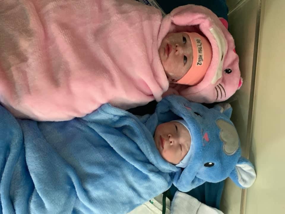 Sau bao ngày chờ đợi của bố mẹ 2 em bé chào đời 1 bạn 7h05’ 1 bạn 7h06’. Song thai mổ sáng ngày 15/12/2020 . Trộm vía e vừa mổ ra đã biết chụp ảnh tự sướng nhìn vào camera của cô rồi 🥰🥰🥰