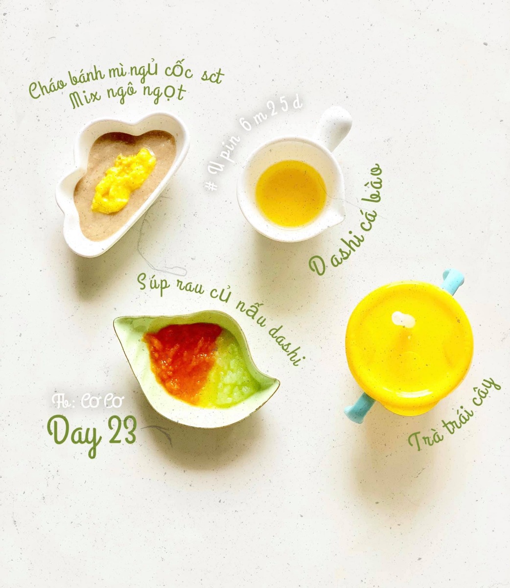 THỰC ĐƠN cho bé mới ăn dặm (5-6m+)
Mình xin chia sẽ tất tất tần những gì mình biết về ăn dặm, cách mình nấu, cách cho con ăn và kinh nghiệm mua những vật dụng cần thiết nhất, để tiết kiệm nhất cho các mẹ.

🍀ADKN

Ngoài ghế ăn và yếm ăn là 2 thứ phải có,thì kiểu Nhật sẽ cần : 

- Một bắt  ăn chính, 2 3 bát ăn phụ

- Muỗng ( 1-2 cái ) 

- Rây hoặc bộ chế biến có kèm chày cối ( mình thấy chày cối sdung nhiều ) 

- Khay trữ đông 

- Dầu ăn trộn cháo , kiểu Nhật chỉ toàn rau củ nên thiếu chất béo. Cần bổ sung dầu ăn cho con. ( cái này mình đc bác sĩ dinh dưỡng tư vấn khuyên dùng ) 

👉🏻👉🏻Mới ăn các mẹ cứ mua nhiêu đó trước, thiếu gì mua sau.

☘️☘️Sau 2 tuần nếu mẹ muốn đa dạng thực đơn hơn có thể mua thêm cac loai gia vị hữu cơ ( chuyên dùng cho bé ) như phô mai rắc, phô mai tách muối , bột chùm ngây, cải kale, dầu ăn, ...

Đổi món chính từ gạo sang các loại đậu, hạt, yến mạch, nui, mì....

🍀☘️☘️Cách mình cho bé ăn : 

-Ngày ăn một bữa sáng ( 9h30-10h ) ăn xong mình cho ti sữa luôn ( cho trọn vẹn một bữa ăn tránh ăn vặt bú vặt) 

-Nên tập thành thói quen luôn vì sau này khi tăng lên ngày 3 bưa ăn, mà cứ cách một tiếng ăn 2 tiếng bú thì mẹ vất lắm . 

-Lượng ăn minh tăng dần từ 5-7ml cho tới hết tháng đầu bé mình có thể ăn đc 50ml rùi( tỉ lệ cháo 1:10) có khi ăn hết có khi ko nha, mình ko ép bé. 

-Buổi chiều cho bé ăn thêm bữa phụ, rãnh thì làm các món quốc dân ( đậu hủ non, pudding trái cây,.. ) lười thì cứ bánh ăn dặm, sữa chua, trái cây nghiền hoặc ép cho bé. 

☘️☘️☘️☘️Cách nấu : 
Mình nấu sẳn dashi và cháo, trữ đông dùng dần trong 1 tuần. 

Mỗi sáng sau khi bé bắt đầu ngủ giấc đầu tiên tầm 8h-8h30 mình sẽ tranh thủ chuẩn bị.

Hôm đó nhà nấu món gì thì mình xén cho bé một miếng .( rau xanh hay củ gì đó )

Dashi và cháo rây sẳn mình lấy ra, bỏ vào nồi hấp cách thuỷ chung vs rau củ luôn. 

Hấp xong mình nghiền từng loại rau , củ có thể mix lại hoặc để riêng .

Vậy là xong một bữa rồi á, sau khi chụp sống ảo xong mình bỏ lại vào nồi hấp, lúc đó vẫn còn hơi nóng, giữ ấm ấm đợi bé dậy ăn. 

Đó là cách của mình, có mẹ nào có cách gì hay lẹ hơn cmt minh tham khảo với nha ❤️