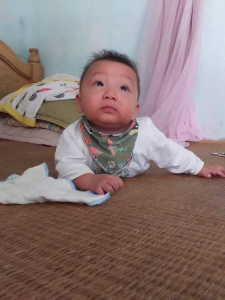 Toàn cảnh nhà cháu lúc tập lẫy lật 😂😂😂 app hay ghê, trc con dậy chẳng bít chơi trò gì với con, giờ thì đủ trò 😆😆