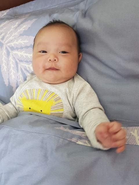 Con là thành viên mới ạ, mẹ con đang cho con chơi trò ú òa, trông con có như đang quan tâm ko các mẹ 🤣😂  
Cần Tây 2m ạ