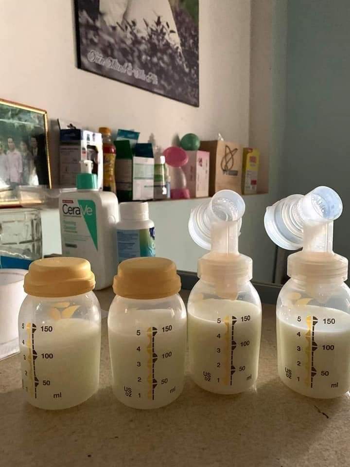 Như này có được gọi là người đàn ông "của gia đình" không mọi người...
Nhà mất điện mà đến cử hút sữa cho con rồi ông bố đóng vai làm máy hút sữa luôn nè...!