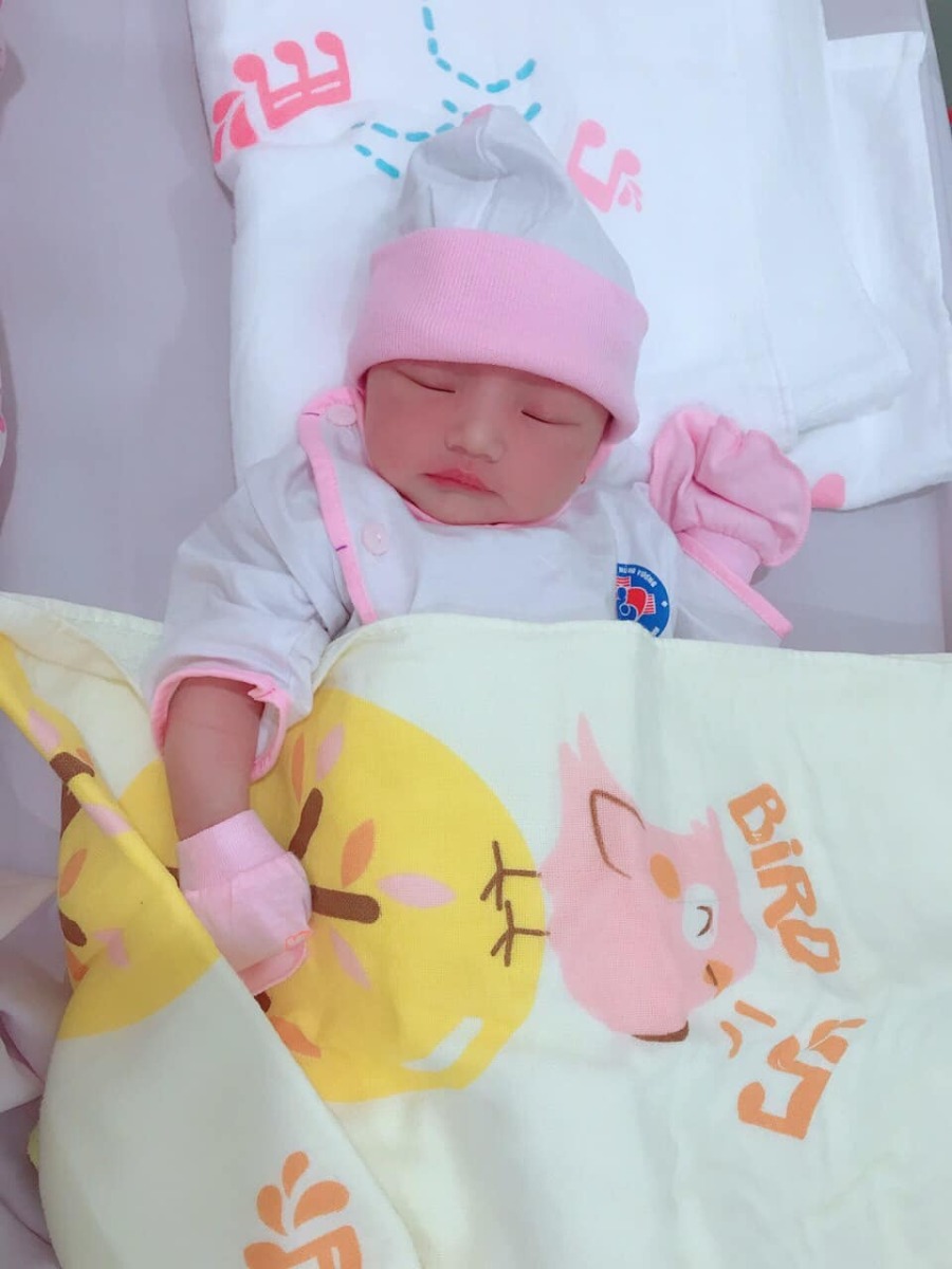 Review đi đẻ bệnh viện Hùng Vương 😀

Hút sữa xong cử 00:00 là e tỉnh ngủ, ngủ lại k được nên là buồn buồn viết bài review đi đẻ😌

13/09/2020 - Ngày mình gặp nhau đó Lavie à☺️

*** Thăm khám thai:
Từ đầu thai kỳ cho đến lúc vỡ chum e theo dõi bác sĩ tư, bác Hải Châu bv Hùng Vương . Bác hiền nhiệt tình, khám kỹ có điều lúc nào cũng đông nên là đi khám phải đi sớm nè.

*** Hành trình đi đẻ: 
Ngày 10/9/2020 e te te đi khám thai như bth, vô khám bs bảo nở 1phan về nhà theo dõi nếu tối có đau bụng thì vô bv ngay k thì mai quay lại khám tiếp, r mai quay lại khám thật tối đó khám xong bác kêu nhở 2phân r về nhập viện nha e, hỏng ai như e luôn sợ đẻ lắm hỏi bác mai sáng dc k, bác nói v thoi mai sáng cũng dc mà khuya có gì là nhập viện liền nha.

Xong về quyết định đi ăn cả thế giới, tối hôm đó vừa sợ vưa hồi hộp mà thấy sợ nhiều hơn nên là chẳng thể ngủ dc luôn.

Sáng hôm sau bs hẹn 8h nhập viện nhưng k 9h e mới dậy đi ăn sáng đồ thì đã soạn sẵn lúc tối r thế là 10h nhập viện, vô phòng nhận sanh bị la:
- ủa ủa khám thai mà đi đâu vô đây?
- dạ k chị ơi, e đi đẻ
- mấy tháng r mà đòi đẻ, ai kêu lên đây
- dạ e đi đẻ thiệt c, bác hải châu hẹn

Xong mới chịu cho e đẻ khổ ghê vậy😂😂 Thay đồ làm thủ tục xong e dc dắt lên phòng chờ sanh. đúng thật mới vô chưa đau bụng nên còn tung tăng lắm chụp hình tự sướng, đánh liên quân các kiểu, nhìn mấy chị kia đau rên mà mình ớn luôn, xong nghĩ chắc mình k đến nỗi v đâu 😅😅. Đợi tới 5h chiều vẫn chưa nở thêm đc phân nào cả. bắt vô khám trong và bị vỡ ói, ra truyền thuốc dục sinh thì ôi thoi chuyện gì tới cũng đã tới, nó đau thấy mấy chục ông mặt trời luôn chứ đừng nói là thấy 10 ông mặt trời. Chỉ biết nằm rên và thở đt thì dục 1 xó lunn, cứ mà gặp hộ lý nào đi ngang cũng kêu cho tiêm giảm đau nhưng k cho phải 3,4 phân mới đc tiêm😭😭😭. Chịu đau từ 17h đến 12h khuya thế là cuối cùng đã nở đc 3phan và đc gọi ck vô kí tên để tiêm giảm đau và cho vô phòng sanh.

Vô phòng sanh tiêm giảm đau xong thì mình lạnh và bngu kinh khủng, 1 phần đau quá nên cũng đuối. Trc đó nghe mấy mom khác review là tiêm giảm đau xong như là chết đi mà đc sống lại haizz e có thấy gì khác đâu, tiêm xong đang đau bụng lại dc bonus thêm đau lưng và đau 1 chân ủa là sao??? Nằm nhìn mấy mom khác sinh nào la nào khóc mà mình sợ thật sự luôn á, nằm đến 3h sáng bác khám trong vẫn k nở thêm dc phân nào, xong bác bảo thoi e ơi con e ngôi thai k sinh thường được r mổ nha e. Lúc này kiệt sức thật sự r gật đầu kiểu h bác muốn làm gì làm đi😂😂. 

Thế là bị đẩy đi mổ ăn cả combo đau đẻ và đau mổ oi thôiii. Vô phòng mổ lúc đầu là gây tê, bác vừa định rạch bụng mình vẫn còn cgiac, rồi k hiểu vì sao mình lại bị gây mê luôn. Ngủ 1 giấc k biết gì tầm 5,6h sáng mình dc đẩy xuống phòng hồi sức, nằm đấy đến 10h thì đc nhận con. Ẳm con lại chị ấy hỏi mình:

- Con em trai hay gái, nặng nhiêu kg e?
- Em đâu biết đâu chị
- Ủa sao kbiet e?
- E bị gây mê mà chị

Rồi chị đọc cân nặng và giới tính con, buồn thay ai cũng dc để con lên ngực, trc đó mình cứ nghĩ chắc khoảnh khắc đó nó thiêng liêng lắm, đc ôm con đc hôn con. Nhưng ko, chị ấy đặt con mình dưới chân😞😞😞. Nằm đợi đến 12h mình đc nhận phòng mẹ với con về phòng.

*** Tổng kết: 
Nhập viện 10h sáng ngày 12/9 xuất viện trua 12h ngày 16/9 nằm phòng 4 giường vì k còn phòng nào cả, cơm ngày 3 cữ đồ ăn ngon bị cái cử sáng mang lại rất sớm mới 5h sáng đã mang lại mà mình thì k có thói quen ăn sớm như vậy, phòng sạch sẽ, đc dọn vệ sinh mỗi ngày
Điểm trừ duy nhất là mẹ và bé nằm chung giường nhưng giường hơi nhỏ, khá là chật, gặp đau vết mổ nên là ngồi dậy và nhích ng thật sự rất đau. Và nếu đc e khuyên chân thành nếu có điều kiện thì nên chọn phòng 1 hoặc 2 giường thoi, vì ở chung nhiều ng, mỗi ng 1 ý gặp ng có ý thức thì k sao, như e ở cùng phòng với 2vc nọ con thì khóc miết k nín 1 giây phút nào kêu ra hỏi y tá bs xem sao thì k đi cứ để con khóc như vậy, đến khi con ngừng khóc thì đến 2vc nói chuyện đt um sùm cả phòng luôn, ở chung tập thể mà muốn chỉnh máy lạnh sao là chỉnh, thích thì tắt đèn k thích thì mở đèn ôi mình bực kinh khủng. 
Chỉ có vậy là điểm trừ thoi chứ

Bác sĩ, hộ sinh đều nhiệt tình nhẹ nhàng 💕

Tổng viện phí: 11trieu, mình tiêm thuốc kích sinh, tiêm mũi giảm đau, ở phòng 4g 800k, xông hơ vùng kín, gội đầu, tiền thuốc khi xuất viện ( mình đc hưởng bh 80% vì mổ cấp cứu trong vòng 24h)