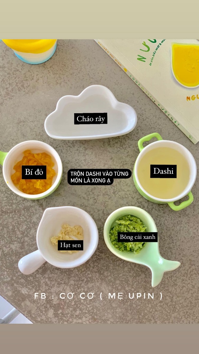 THỰC ĐƠN cho bé mới ăn dặm (5-6m+)
Mình xin chia sẽ tất tất tần những gì mình biết về ăn dặm, cách mình nấu, cách cho con ăn và kinh nghiệm mua những vật dụng cần thiết nhất, để tiết kiệm nhất cho các mẹ.

🍀ADKN

Ngoài ghế ăn và yếm ăn là 2 thứ phải có,thì kiểu Nhật sẽ cần : 

- Một bắt  ăn chính, 2 3 bát ăn phụ

- Muỗng ( 1-2 cái ) 

- Rây hoặc bộ chế biến có kèm chày cối ( mình thấy chày cối sdung nhiều ) 

- Khay trữ đông 

- Dầu ăn trộn cháo , kiểu Nhật chỉ toàn rau củ nên thiếu chất béo. Cần bổ sung dầu ăn cho con. ( cái này mình đc bác sĩ dinh dưỡng tư vấn khuyên dùng ) 

👉🏻👉🏻Mới ăn các mẹ cứ mua nhiêu đó trước, thiếu gì mua sau.

☘️☘️Sau 2 tuần nếu mẹ muốn đa dạng thực đơn hơn có thể mua thêm cac loai gia vị hữu cơ ( chuyên dùng cho bé ) như phô mai rắc, phô mai tách muối , bột chùm ngây, cải kale, dầu ăn, ...

Đổi món chính từ gạo sang các loại đậu, hạt, yến mạch, nui, mì....

🍀☘️☘️Cách mình cho bé ăn : 

-Ngày ăn một bữa sáng ( 9h30-10h ) ăn xong mình cho ti sữa luôn ( cho trọn vẹn một bữa ăn tránh ăn vặt bú vặt) 

-Nên tập thành thói quen luôn vì sau này khi tăng lên ngày 3 bưa ăn, mà cứ cách một tiếng ăn 2 tiếng bú thì mẹ vất lắm . 

-Lượng ăn minh tăng dần từ 5-7ml cho tới hết tháng đầu bé mình có thể ăn đc 50ml rùi( tỉ lệ cháo 1:10) có khi ăn hết có khi ko nha, mình ko ép bé. 

-Buổi chiều cho bé ăn thêm bữa phụ, rãnh thì làm các món quốc dân ( đậu hủ non, pudding trái cây,.. ) lười thì cứ bánh ăn dặm, sữa chua, trái cây nghiền hoặc ép cho bé. 

☘️☘️☘️☘️Cách nấu : 
Mình nấu sẳn dashi và cháo, trữ đông dùng dần trong 1 tuần. 

Mỗi sáng sau khi bé bắt đầu ngủ giấc đầu tiên tầm 8h-8h30 mình sẽ tranh thủ chuẩn bị.

Hôm đó nhà nấu món gì thì mình xén cho bé một miếng .( rau xanh hay củ gì đó )

Dashi và cháo rây sẳn mình lấy ra, bỏ vào nồi hấp cách thuỷ chung vs rau củ luôn. 

Hấp xong mình nghiền từng loại rau , củ có thể mix lại hoặc để riêng .

Vậy là xong một bữa rồi á, sau khi chụp sống ảo xong mình bỏ lại vào nồi hấp, lúc đó vẫn còn hơi nóng, giữ ấm ấm đợi bé dậy ăn. 

Đó là cách của mình, có mẹ nào có cách gì hay lẹ hơn cmt minh tham khảo với nha ❤️