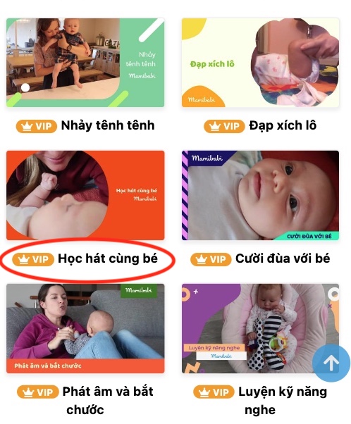 Đang cho chơi trò học hát các mẹ ạ, cười suốt thôi, tít hết cả mắt