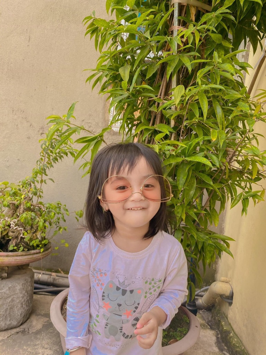 Mối tình sinh viên đây ạ,yêu nhau 4 năm cưới nhau 3 năm.yêu nhau từ cái thời 2 đứa đạp xe đạp đi mua iphone :)) giờ thì cũng đạp xe đạp nhưng là mua sữa với bỉm nha cả nhà ơi .

Chẳng mong gì nhiều chỉ mong về già cùng nhau nhổ tóc sâu cho nhau là hạnh phúc quá rồi ạ :))