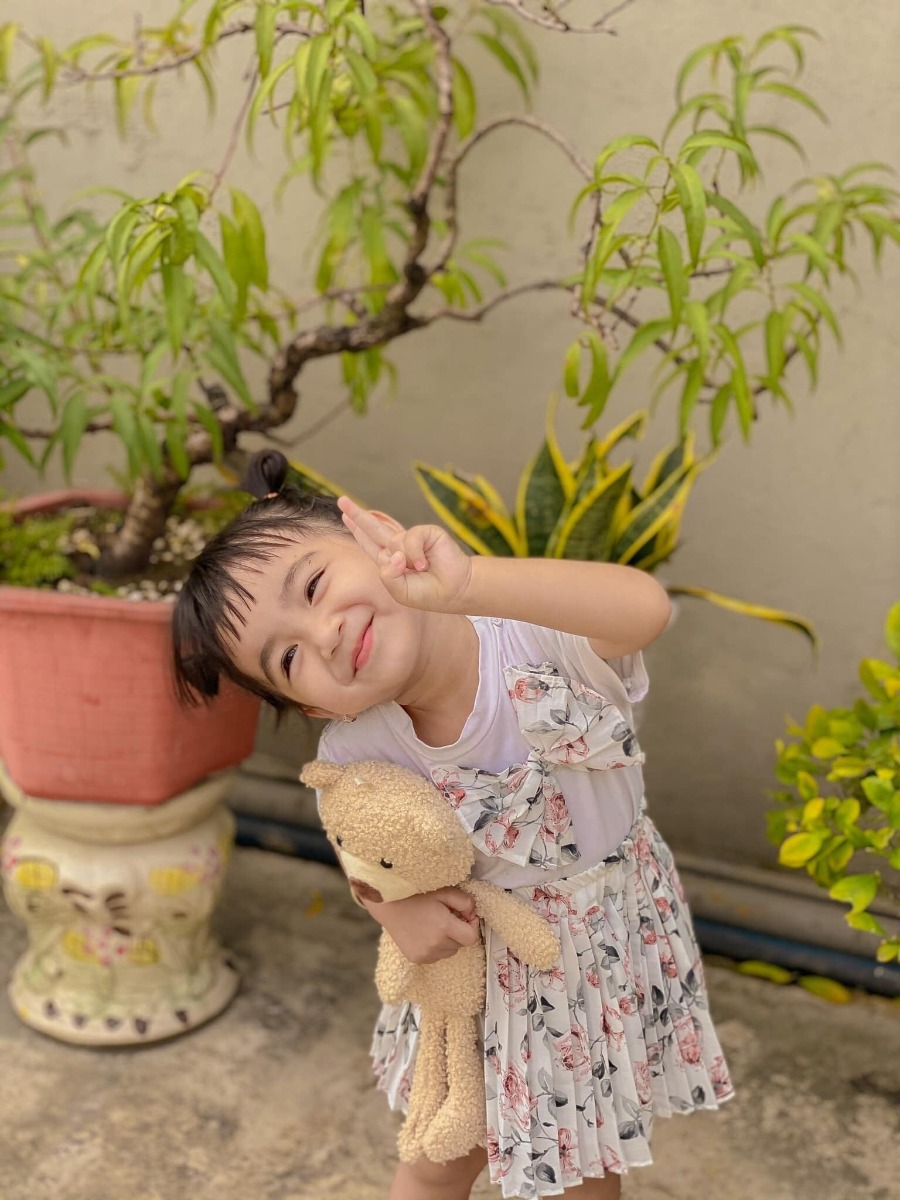 Mối tình sinh viên đây ạ,yêu nhau 4 năm cưới nhau 3 năm.yêu nhau từ cái thời 2 đứa đạp xe đạp đi mua iphone :)) giờ thì cũng đạp xe đạp nhưng là mua sữa với bỉm nha cả nhà ơi .

Chẳng mong gì nhiều chỉ mong về già cùng nhau nhổ tóc sâu cho nhau là hạnh phúc quá rồi ạ :))