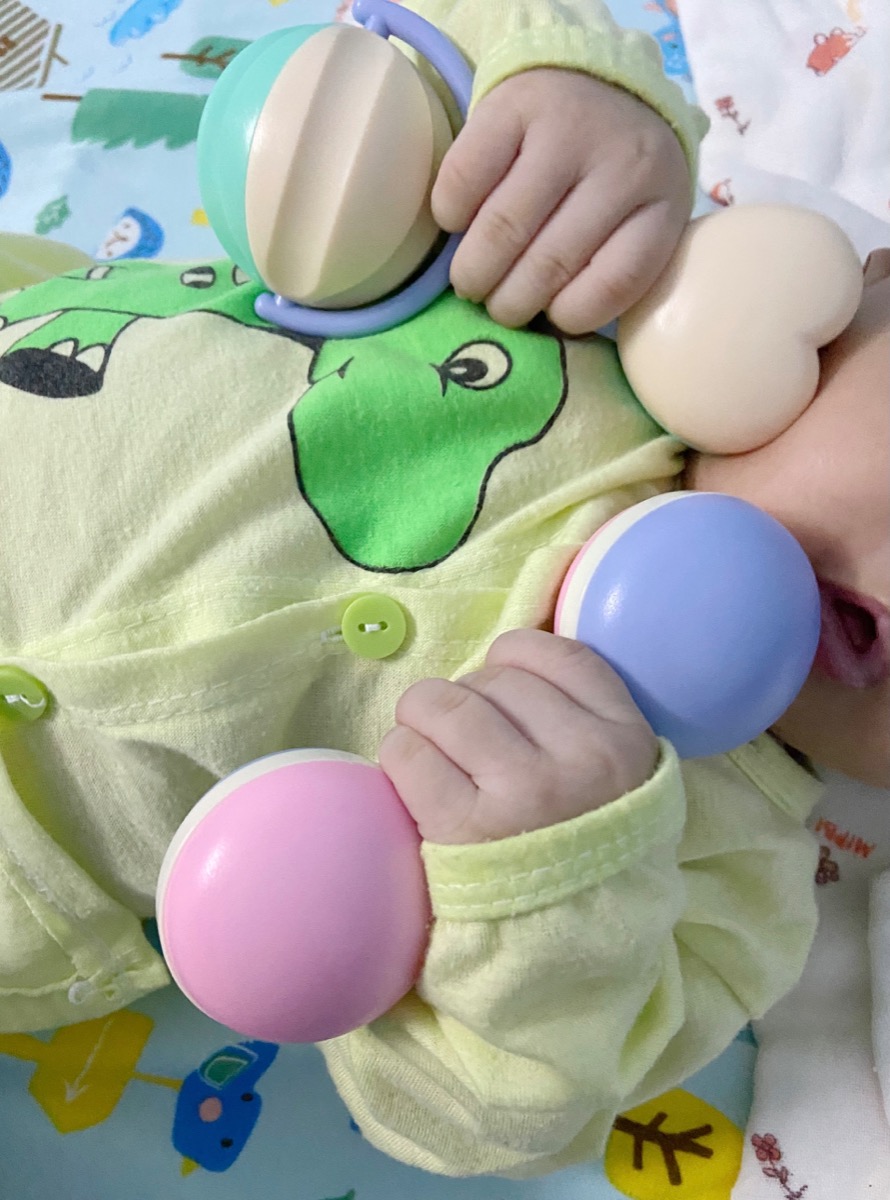 Này là lúc 1m27d, lần đầu tiên tập cho em cầm nắm đồ chơi, trộm vía con hợp tác ghê 😍
