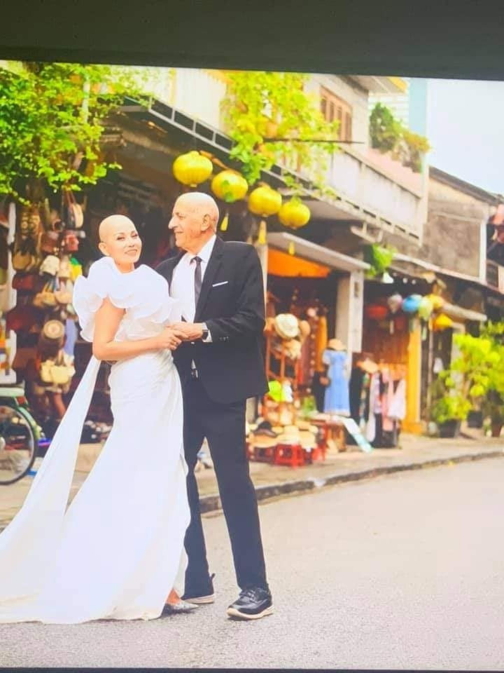 Sau bao ngày chồng em chống chọi với bệnh ung thư và hóa trị đợt 3. Hôm nay chồng em khỏe hơn một tí nên vợ chồng em quyết định chụp một bộ ảnh cưới để lưu giữ kỷ niệm đây mọi người ạ...

Chỉ mong rằng những ngày sau nữa anh ấy luôn cười hạnh phúc như ngày hôm nay để vượt qua bạo bệnh. Chúng ta hãy biết trân trọng những ngày đang có và hãy dành nhiều thời gian cho gia đình và người thân khi còn có thể nhé mọi người. Vì bệnh tất sẽ đến bất ngờ và không chừa một ai đâu ạ...!

Cre: Davis Dạ Thảo