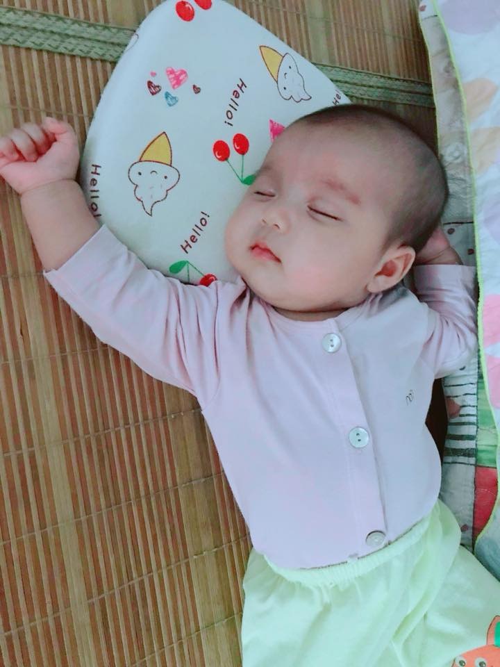 Mối tình sinh viên đây ạ,yêu nhau 4 năm cưới nhau 3 năm.yêu nhau từ cái thời 2 đứa đạp xe đạp đi mua iphone :)) giờ thì cũng đạp xe đạp nhưng là mua sữa với bỉm nha cả nhà ơi .

Chẳng mong gì nhiều chỉ mong về già cùng nhau nhổ tóc sâu cho nhau là hạnh phúc quá rồi ạ :))