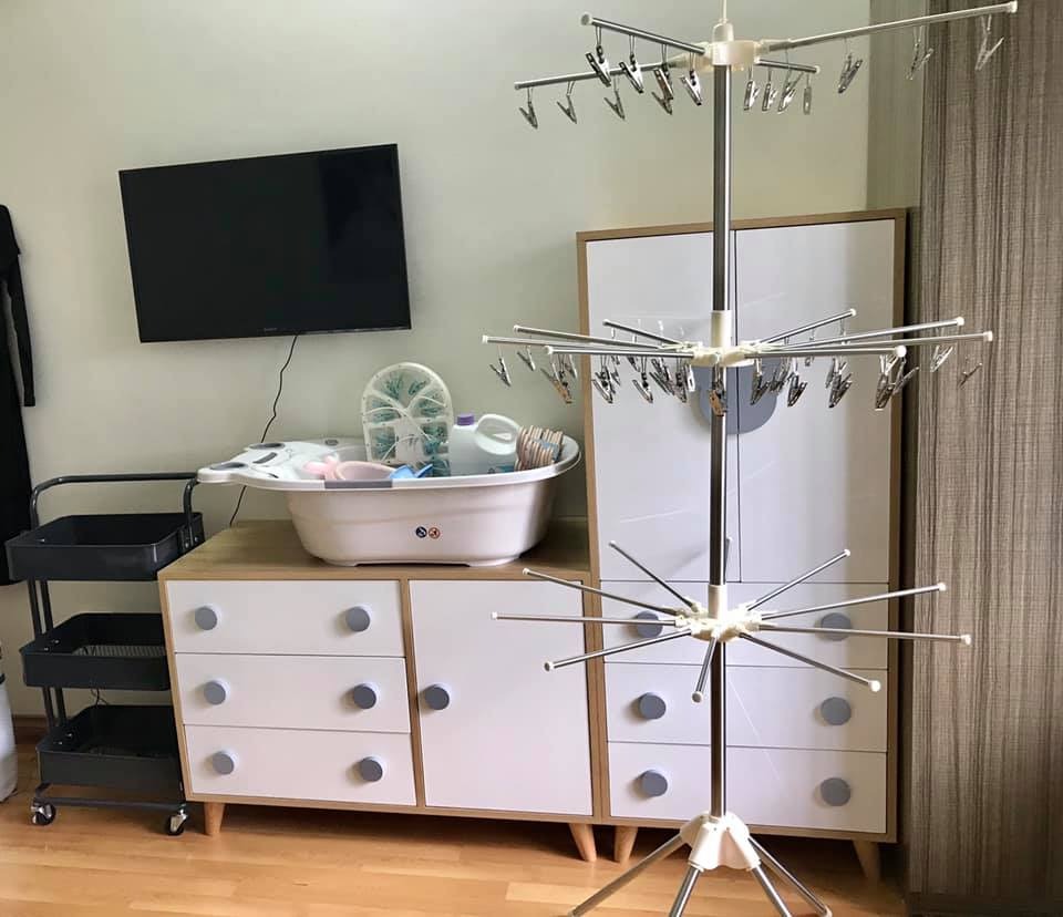 Đây là những đồ mình đã chuẩn bị dần cho bé từ khi bầu 27w. Hiện tại 37w, đồ đã giặt giũ sạch sẽ thơm tho và đếm từng ngày để được gặp bé.
 
Mình up lên cho các mom tham khảo thôi nha, tuỳ tài chính, sở thích, hoàn cảnh, định hướng phương pháp nuôi dạy mà mua chứ đừng bảo cái này cái kia không cần thiết hay phí tiền ạ. 

Vợ chồng mình ở riêng, xác định tự chăm con. Đồ mình xem và đọc review suốt 1 tháng rồi một tay mình chọn và sắm cho con chứ cũng không ai mua hộ. Sau sinh cũng xác định 1 mẹ 1 con nên là cứ mua hết, nhỡ sau cần đợi ship đợi order lại lâu.

Xem thêm ds đồ sơ sinh đầy đủ trên app: https://mamibabi.com.vn/danh-sach-do-so-sinh-day-du-va-tiet-kiem-nhat