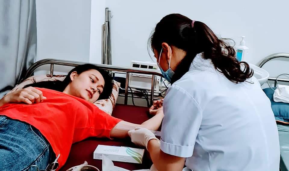 NGÀY MÙNG 1 _ ĐÁNG YÊU VỚI 2 CUỘC THOẠI CÙNG VÌ TRÁNH THAI ....
1. ☎️ 
Mom: Hnay em có hẹn bs cấy que tránh thai.
Bs: uh. Đúng rùi..
Mom: Nhg giờ em mới nhớ ra là mùng 1, em kiêng ... mai mùng 2 em mới qua nhé.
Bs: 😇😇 Thật hả mom, Mổ đẻ xem ngày giờ thì nhiều còn CẤY QUE TRÁNH THAI xem ngày giờ thì mới gặp mình Mon đó..???😛😛😛
2.
Bs: Mon đặt vòng tránh thai mà kinh ra nhiều, kéo dài,cả vài tháng như này thì cần THÁO VÒNG ra thôi.
Mon: từ ngày đặt vòng em mới bị vậy đó.
Mon: nhưng THÁO VÒNG thì em phải gọi hỏi ý kiến CHỒNG đã.
.....30 phút sau....là 12h30p...
Bs: mom có đồng ý THÁO VÒNG ko?? ( Bs nhịn ăn ngồi chờ..)
Mon: vâng, CHỒNG em vừa mới đồng ý thôi..
Bs : em tháo ra, rồi bảo chồng đi TRIỆT SẢN là hiệu quả nhất em ạ ....😜😜😜😜( các MOM có đồng ý với Bs ko)