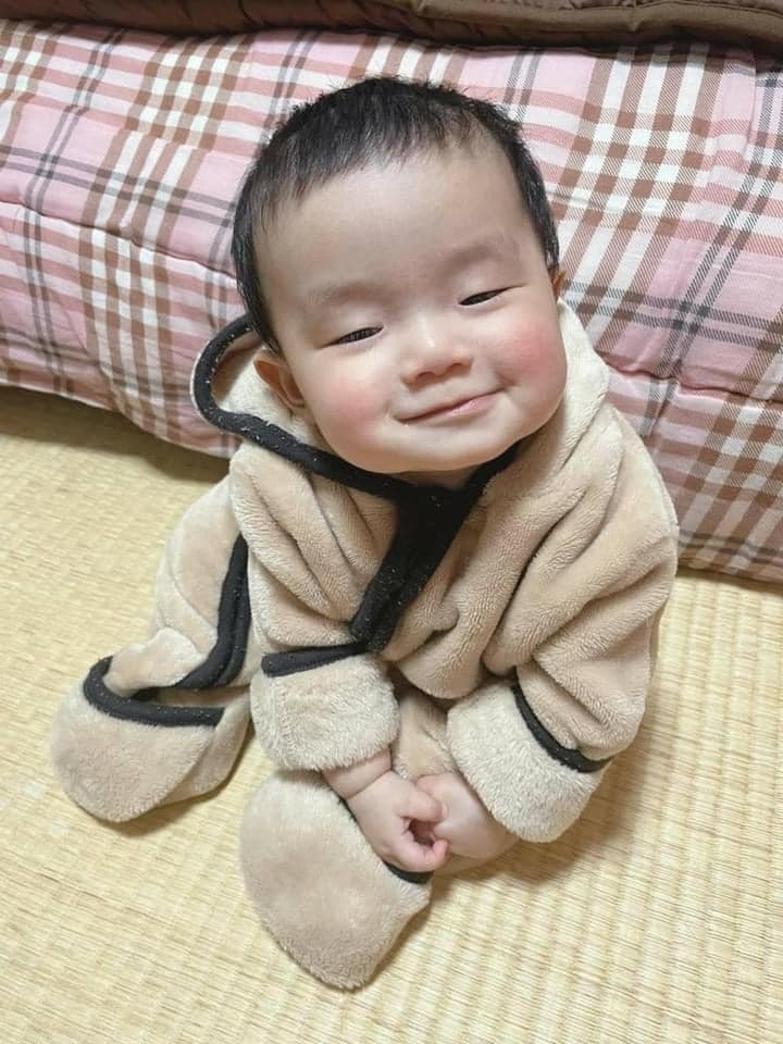 Hồi xưa ai đồn mang bầu chăm ăn nho là mắt bé sẽ to rồi tròn nên tui đã quyết định ăn vài chục kí luôn. Và đây là kết quả: 🙂