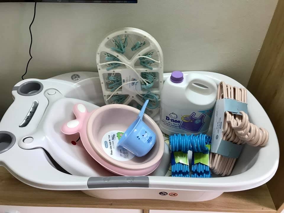 Đây là những đồ mình đã chuẩn bị dần cho bé từ khi bầu 27w. Hiện tại 37w, đồ đã giặt giũ sạch sẽ thơm tho và đếm từng ngày để được gặp bé.
 
Mình up lên cho các mom tham khảo thôi nha, tuỳ tài chính, sở thích, hoàn cảnh, định hướng phương pháp nuôi dạy mà mua chứ đừng bảo cái này cái kia không cần thiết hay phí tiền ạ. 

Vợ chồng mình ở riêng, xác định tự chăm con. Đồ mình xem và đọc review suốt 1 tháng rồi một tay mình chọn và sắm cho con chứ cũng không ai mua hộ. Sau sinh cũng xác định 1 mẹ 1 con nên là cứ mua hết, nhỡ sau cần đợi ship đợi order lại lâu.

Xem thêm ds đồ sơ sinh đầy đủ trên app: https://mamibabi.com.vn/danh-sach-do-so-sinh-day-du-va-tiet-kiem-nhat