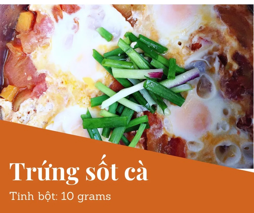 THỰC ĐƠN TIỂU ĐƯỜNG THAI KỲ
Chào bạn. Khi biết là có bệnh TĐTK hoặc TĐ2 thì nhiều người rất là lo lắng.

👌 Cách giảm TĐTK và TĐ2 hiệu quả nhất là ăn kiêng (giảm tinh bột và giảm ngọt).
👌 Cách giảm TĐTK và TĐ2 hiệu quả nhì là tập thể dục
👌 Các thuốc tây có hiệu quả nhưng mà bạn vẫn nên ăn kiêng và tập thể dục, nếu không dần dần sẽ lờn thuốc.
👌 Bạn đừng tin các thuốc nam, các loại bánh, đường cho người tiểu đường nhé. Không có hiệu quả gì nhiều đâu.
👌 Bạn không cần phải lo. Vì đồ ăn cho các bà Mẹ TĐTK và TĐ2 rất phong phú và ngon miệng. Và đầy đủ dinh dưỡng cho người Mẹ và em Bé, và người TĐ2.

Đầu tiên là các bạn nên mừng là đã khám ra bệnh. Có nhiều có bệnh nhưng mà không đủ điều kiện để khám bác sỹ nên không biết có bệnh mà trị.

Điều thứ nhì là các bạn đừng buồn vì bệnh TĐTK và TĐ2 hoàn toàn trong tầm quản lý của bạn.

Điều thứ ba là bệnh TĐTK và TĐ2 sẽ dạy cho bạn một cách ăn uống bổ dưỡng. Qua cách an uống này, bạn có thể áp dụng sau khi sinh và có thể tăng sức khoẻ lâu dày. Thậm chí, nếu bạn xây dựng thói quen ăn giảm tinh bột và tập thể dục thường xuyên thì sức khoẻ sau này của bạn sẽ có thể tốt hơn là những người không bị bệnh.

Bạn cố lên nhé! Chúc bạn và em bé và gia đình khoẻ mạnh.

👌👌👌 Nguyên tắc ăn giảm tinh bột cho TĐTK và TĐ2:
Trong một buổi ăn, hạn chế mức tinh bột dưới 45 grams:

Tinh bột: bao gồm cơm, hủ tiếu, bún, miến, mì, bánh đa, bánh mì, các loại khoai: tối đa là 1/2 chén (khoản 20 grams) trong một buổi ăn. (Khởi đầu bằng 1/2 chén cơm mỗi buổi. Nếu chỉ số tốt thì bạn có thể tăng thử lên 1 chén và thử máu xem sao. Nếu cao thì giảm lại 1/2 chén)
Rau ăn 1-2chén trong một buổi ăn. Ăn rau thoải mái không cần hạn chế vì rau có rất tinh bột (khoản 4 grams cho 1 chén). Ngoài ra rau có nhiều dinh dưỡng (các loại Vitamin, chất khoáng, folate, chất kẽm). Rau có chất sơ giúp tinh bột thu hấp chậm vào người — làm tăng đường chậm hơn sau khi ăn.
Chất đạm, bao gồm: thịt, cá, đồ biển, trứng, đậu hủ: Ăn ít nhất 1 chén trong một buổi ăn, có thể ăn nhiều hơn nếu cần. Chất đạm không có tinh bột nên bạn có thể ăn thoải mái. Chất đạm rất cần thiết cho sự phát triển của bé. Ngoài ra trong chất đạm có chất mỡ tốt cho em bé. Lưu ý là không ăn cá biển lớn vì có thuỷ ngân (nhất là các Mẹ Bầu).

Mỗi người mỗi khác, nên nên đo máu sau buổi ăn để điều chỉnh mức tinh bột theo lượng máu cho phép (sau 1 giờ là <7,8 mmol/L và sau 2 giờ là <6,7 mmol/L cho TĐTK. Và sau 2h<7,8 cho TĐ2)

👌👌👌 Nên thay tinh bột bằng gì?

👌👌👌 Canh rau

Mỗi buổi ăn lúc trước ăn khoản 2 chén cơm, bây giờ hạn chế xuống dưới 1/2 chén cơm thì thay thế cơm bằng gì? Rất đơn giản. Bạn có thể thay cơm bằng các loại rau luộc. Thí dụ bạn làm cá kho hoặc thịt kho (những món chất đạm thì bạn ăn vẫn bình thường không cần hạn chế — chỉ nấu không sử dụng đường thôi), thì bạn có thể ăn thêm bầu luộc, rau muốn luộc, cải luộc, đậu que luộc, bó xôi luộc để thay cơm. Ăn rất là ngon!

Và trong rau luộc có rất nhiều dinh dưỡng cho em bé (trong cơm thì không có dinh dưỡng gì). Nên bạn vừa trị bệnh TĐTK mà vừa tăng dinh dưỡng cho em bé và bản thân.

Rau luộc không chỉ có thể thay cơm không, mà có thể thay luôn các món nước. Thí dụ như khi ăn phở, thì bạn chỉ ăn tối đa 1/2 bánh phở, còn lại thì cho thêm giá luộc, bắp cải luộc, hoặc các loại rau khác mà bạn yêu thích. Chúc ngon miệng.

Thí dụ: bầu luộc ăn với tôm rim thay cơm

Thí dụ: bạn có thể dùng bí đỏ thay cơm. Bí đỏ bạn cắt ra từng cộng nhỏ và xào hoặc luộc. Bí đỏ có nhiều Vitamin A tốt cho mắt của em bé và người Mẹ.

👌👌👌 Bí đỏ thay cơm
Đây là một món dễ làm và dễ ăn. Bí đỏ và rau chỉ cần luộc.

Nhân liệu cho 1 phần ăn:
- 1/2 chén bí đỏ luộc
- 1/2 chén rau luộc
- 1/2 chén chả cá (luộc) rồi xào sơ lại. Đừng chiên giòn vì đồ ăn chiên không tốt cho sức khoẻ
- Ăn với nước tương hoặc nước nắm chấm (không đường)

👌👌👌 Rau luộc thay cơm, bánh phở, bún
Thay vì ăn cơm, bún, hủ tiếu, mỳ, miến, bánh đa thì bạn ăn nhiều rau luộc để thay. Khi bạn thay bằng rau có nhiều lợi ích vì rau có rất nhiều vitamin và khoáng chất cần thiết cho em bét phát triển. Tinh bột không có những vitamin và khoáng chất cho em bé.

Khi bạn ăn rau luộc thì ăn đến no thôi, không cần kiêng. Ăn thoải mái.

Ngoài rau rau luộc giúp bạn no ăn là ăn tinh bột. Và rau thì sẽ giúp đường tiêu hoá của bạn hoạt động tốt. Và da mặt đẹp.

👌👌👌 Bầu luộc

👌👌👌 Cải ngọt luộc

👌👌👌 Su su luộc thay cơm
Su Su có nhiều folate là giúp cho não của em bé phát triển. Luộc thay cơm. Ăn với đồ ăn chấm nước tương hoặc xào với trứng điều rất ngon.

👌👌👌 Yến mạch thay cơm

Yến mạch là một món ăn thay cơm rất tốt.

Số lượng tinh bột của yến mạch chỉ phân nửa so với cơm, nên bạn có thể ăn 1 chén yến bạch trong vòng buổi ăn (nhưng nhớ đo đường trong máu và chỉnh sửa nhé). Yến mạch còn có nhiều chất sơ, giúp tiêu hoá tốt và hạ mỡ trong máu.

Mua loại yến mạch (old fashion). Loại này có nhiều sơ nên tốt hơn loại (quick). Bạn có thể xem thông tin mua ở đây. Các siêu thị lớn điều có bán.

Cách nấu: Bạn có thể nấu như bạn nấu cơm: nấu với nước cho chính.

Nếu ăn thay cơm cho buổi trưa và buổi chiều, thì ăn với đồ ăn như rau và thịt/cá/trứng/đậu hủ bình thường. Cơm thỉ chỉ ăn 1/2 chén. Yến mạch thì có thể ăn 1 chén.

Bạn cũng có thể nấu như cháo: cháo cá, cháo thịt. Thí dụ; Cháo Yến Mạch với Thịt Bò.

Cách nấu:
- Bỏ yến mạch nấu với cà rốt, bông cải xanh (cắt nhỏ) vào nước nấu như cháo.
- Xào thịt bò với hành tỏi riêng, muối, dầu.
- Sau khi cháo yến mạch chín thì bỏ thịt bò vào với cháo nấu thêm vài phút.

👌👌👌 Diêm mạch (Quinoa)

Có bạn hỏi là có thể ăn Diêm Mạch thay cơm được không? Diêm Mạch có rất nhiều vitamin và chất khoán tốt (bao gồm chất sắc). Và cũng có tinh bột nên có thể thay cơm. Xin lưu ý:

Một chén diêm mạch đã nấu chín có khoản 39gram tinh bột. Cơm gạo trắng có khoảng 45-53gram. Yến mạch là thấp hơn có khoản 28gram.
Nên bạn cũng chỉ ăn từ 1/2-1 chén cho mỗi buổi ăn. Và nhớ đo đường trong máu sau khi ăn.
Nhớ là ngâm qua đêm trước khi nấu để dễ tiêu hoá.

👌👌👌 Làm sao ăn rau luộc ngon hơn?

Sau khi bạn luộc rau, có thể cho 1 muỗng dầu mè và 1 muỗng nước tương, và 1 muỗng mè vào rau. Dầu mè có chất béo tốt cho não và giúp cho bạn no lâu hơn.

👌👌👌 Ăn sáng nên ăn gì?

Có rất nhiều Mẹ Bầu đau đầu về buối sáng. Có bạn chỉ ăn 2 quả dưa leo và uống sữa rồi cảm thấy đói quá chừng. Thấy lo cho các bạn quá.
Thật ra buổi sáng là buổi ăn có thể ăn ngon lành. 

Các bạn vẫn có thể ăn những món mình yêu thích, như phở, hủ tiếu, bún riêu, mì quảng. Các bạn phải chiệu khó thay đổi một chút. 

👌👌👌 Tại sao buổi sáng ăn đồ ăn nước ngoài đường (phở, bún, hủ tiếu) là đường lên quá vậy?

Câu hỏi rất hay, các loại bún, bánh phở, hủ tiểu, mỳ, bánh đa, miến điều có nhiều tinh bột. Cũng nhiều bằng cơm.

Nếu bạn ăn đồ ăn ngoài đường người bán cho rất nhiều bánh và ít thịt và rau. Mà bạn có yêu cầu người bán cho ít bánh thì họ cũng sẽ cho nhiều.

Nếu ăn ở ngoài đường thì thường là gọi 2 tô: chỉ ăn 1/2 chén bánh. Có nghĩa là ăn 1/2 bánh của 1 tô, và bánh của tố thứ nhì thì bỏ hoàn toàn. Và gì bạn đã giảm bánh thì phải tăng thịt và rau lên. Nếu không rất đói. Đó là lý do gọi 2 tô. Một tô hoàng toàn không ăn bánh chỉ lấy thịt và rau. Một tô thì chỉ lấy 1/2 bánh. Thịt và rau rất ít tinh bột nên sẽ không tăng đường nhiều. Cố lên nhé bạn.

Nếu ăn bánh mì thì cũng nên gọi 2 ổ. Và chỉ ăn 1/2 bánh mì và ăn hết thịt và rau.

👌👌👌 Bún riêu
- 150 gram chất đạm: thịt, trứng, cua
- 1/2 chén bún
- 3 miếng đậu hũ
- 3 quả cà chua
- 1 quả me
- 10ml mắm tôm
- Hành tím, hành lá, rau mùi
- Rau sống: rau muống, bắp chuối, xà lách, giá,
- Hạt tiêu, hạt nêm, nước mắm, dầu ăn

👌👌👌 Nấu ăn sáng nhanh: Trứng sốt cà
Hôm nào bạn không có thời gian, thì có thể làm món trứng sốt cà. Ăn rất là đậm đà.

Nhân liệu cho 1 phần ăn:
- 2 quả trứng
- 3 quả cà chua
- Hành lá, tỏi, dầu ăn
- Một ít muối, nước tương
- Bạn có thể xem công thức ở đây.

👌👌👌 Tại sao ăn sáng đồ ăn bên ngoài mà đường tăng quá?

Nếu bạn ăn đồ ăn ngoài đường người bán cho rất nhiều bánh và ít thịt và rau. Mà bạn có yêu cầu người bán cho ít bánh thì họ cũng sẽ cho nhiều.

Nếu ăn ở ngoài đường thì thường là gọi 2 tô: chỉ ăn 1/2 chén bánh. Có nghĩa là ăn 1/2 bánh của 1 tô, và bánh của tố thứ nhì thì bỏ hoàn toàn. Và gì bạn đã giảm bánh thì phải tăng thịt và rau lên. Nếu không rất đói. Đó là lý do gọi 2 tô. Một tô hoàng toàn không ăn bánh chỉ lấy thịt và rau. Một tô thì chỉ lấy 1/2 bánh. Thịt và rau rất ít tinh bột nên sẽ không tăng đường nhiều. Cố lên nhé bạn.

Nếu bạn nấu ở nhà (như trong hình) thì ăn ăn thật nhiều thịt/cá/rau và ít bánh.

Một cách khác là bạn có thể nấu đồ ăn buổi tối nhiều một chút. Rồi buổi sáng ăn lại đồ ăn buổi tối (1/2 chén cơm + 1chén thịt/cá/trứng/đậu hủ và 1-2 chén rau). Ăn sáng mà ăn nhiều thì tốt vì sẽ no lâu và có sức làm việc.

👌👌👌 Món canh
Nếu bạn không có thời gian, thì món canh là dễ nhất. Canh có thể bỏ nhiều rau và chất đạm( thịt, hải sản, đậu hủ, trứng). Và ăn một tô thật là to đến khi no. Nếu thèm cơm thì có thể ăn một ít (tối đa là 1/2 chén- tuỳ theo mức đường trong máu sau khi ăn). Nhưng phần chính là một tô rau rất to. Ăn riết khi quen thì có thể bỏ hẳn cơm luôn.

👌👌👌 Canh cải hải sản
- 1 bó cải 100 gr hải sản,
- đậu hủ (nếu muốn)
- nấm
- 1/2 tbsp muối
- 1 tsp tiêu
- 1/2 nước tương
- hành lá
- Canh su hầm thịt
- Nếu bạn vẫn thèm tinh bột thì đây là một món có thể sẽ giúp bạn cảm thấy đã thèm. Bạn có thể sử dụng một ít khoai tây (1 củ nhỏ) cho một phần ăn. Nấu một tô thật to và ăn cho đã thèm (nhưng không ăn thêm cơm nhé)

Nhân liệu cho 1 phần ăn:
- 1 trái su
- 1 củ khoai tây nhỏ
- 1 củ cải trắng
- 1 củ cà rốt
- thịt
- muối

👌👌👌 Canh Bông Cải Trắng
Nhân liệu cho 1 phần:
- 2 chén bắp cải trắng
- 200 grams tôm
- Muối, tiêu
- Có thể bỏ thêm củ cải trắng để nấu cho ngọt nước canh

👌👌👌 Canh bí đỏ

👌👌👌 Súp đậu hủ
Thành phần: Đậu hủ, nấm, carrot, bắp, tim hạt sen

👌👌👌 Canh củ cải trắng

👌👌👌 Súp Rau Củ. Món này nhiều vitamin cho em bé
Thành phần: 1/2 củ khoai tây, 1 củ cà rốt, 1 miếng cần tây, 6 miếng nấm rơm

👌👌👌 Các món mặn
Các món mặn ăn tốt vì có nhiều chất đạm. Trường Đại Học UCSF của Mỹ khuyên là Mẹ Bầu nên ăn ít nhất 60 gram chất đạm mỗi ngày. Chất đạm rất cần thiết cho sự phát triển của em bé. Đồ ăn nhiều chất đạm như: thịt, cá, hải sản, trứng, đậu hủ.

👌👌👌 Tôm rim
Món này bạn có thể làm ăn rất ngon. Thay vì cơm thì luộc một tô rau ăn sẽ thất rất ngon. Như một tô cải làng luộc hoặc rau muống luộc. Bạn đừng bỏ đường. Nếu muốn thì có thể sử dung một ít khóm để có vị ngọt.

👌👌👌 Cá sốt cà
Cá có nhiều chất mỡ tốt cho sự phát triển của não (omega 3). Và cá cũng là chất đạm tốt. Nhưng không nên ăn các loại các biển lớn vì có nhiều thuỷ ngân. Nên ăn các loại cá nhỏ.

👌👌👌 Ăn cá loại nào tốt mà ít thuỷ ngân?

Ăn cá là tốt vì ít tăng đường và có omega 3 tốt cho phát triển não. Nhưng tránh các loại cá biển lớn vì có thuỷ ngân nhiều. Đây là các loại bạn nên lưu ý.

Thủy hải sản có hàm lượng thủy ngân thấp nhất: Nên ăn 2 – 3 lần/tuần
- Cá cơm;
- Cá đù Đại Tây Dương;
- Cá bạc má Đại Tây Dương và Thái Bình Dương;
- Cá vược đen;
- Cá chim;
- Cá da trơn;
- Sò;
- Cá tuyết;
- Cua;
- Tôm hùm đất;
- Cá bơn;
- Cá Haddock – một loại cá tuyết;
- Cá tuyết than;
- Cá trích;
- Tôm hùm Mỹ;
- Cá đối;
- Hàu;
- Cá rô;
- Cá chó;
- Cá hồi;
- Cá mòi;
- Sò điệp;
- Cá rô phi;
- Mực;
- Cá ngừ.

Thủy hải sản có mức độ thủy ngân vừa phải: Ăn 1 lần/tuần 
- Cá trâu;
- Cá chép;
- Cá vược;
- Cá mú;
- Cá chim lớn;
- Cá nục heo;
- Cá chày;
- Cá rô đại dương;
- Cá than;
- Cá đầu cừu/cá tù;
- Cá hồng;
- Cá thu Tây Ban Nha;
- Cá ngói;
- Cá ngừ trắng;
- Cá ngừ vây vàng.

Thủy hải sản có mức thủy ngân cao nhất: Nên tránh
- Cá ngừ mắt to;
- Cá thu vua;
- Cá cam;
- Cá mập;
- Cá kiếm;
- Cá ngói.

👌👌👌 Chả cá lã vọng
Bạn vẫn có thể ăn những món mình yếu thích, như cã cá lã vọng. Bạn có thể ăn một ít bún (tối đa là 1/2 chén). Thay vì ăn bún thì bạn có thể làm bắp cải xào. Hoặc bạn chọn một món rau yếu quý nào đó và luộc để ăn thay bún (như đâu que, rau muống, bó xôi). Hương vị từ cã cá sẽ làm cho bạn quên đi là mình không ăn bún. Ăn thử đi, bạn sẽ thấy rất ngon. Lưu ý là nước chấm không bỏ đường nhé.

Nhân liệu cho 1 phần ăn:

- 1/2 con cá lóc (cá quả)
- Riềng, sả, tỏi, hành củ, muối
- Mắm tôm
- Đậu phọng
- Thì là
- 1/2 chén bún (tối đa). Có thể thay bằng rau luộc (bó xôi, bắp cải, rau muống, giá)

Bạn có thể tham khảo cách làm ở đây. Đừng sử dụng đường.

Các món gỏi:
Các món gỏi rất tốt cho các Bà Mẹ TĐTK. Lý do là nhiều rau và chất đạm và rất ít tinh bột. Bạn có thể làm một tô gỏi lớn và ăn thoải mái.

Nếu thèm cơm thì ăn thêm một ít (tối đa 1/2 chén). Ăn nhiều lần sẽ tạo ra thói quen ăn gỏi thay cơm và sẽ không cần ăn thêm cơm nữa. Những người bên Mỹ họ vẫn có thể ăn salad (gỏi) để thay cơm bình thường. Quan trọng là vẫn ăn nhiều chất đạm và nhiều loại rau khác nhau cho các buổi ăn khác nhau để không thiếu dinh dưỡng

👌👌👌 Gỏi cuốn
Gỏi cuốn là một món rất là dễ ăn và đầy đủ dinh dưỡng vì nhiều rau. Bạn có thể tự chế biến theo sở thích. Quan trọng là hạn chế bánh tráng vì có tinh bột. Nên mua loạ bánh tráng nhỏ. Nếu mua loại lớn thì cắt đôi và chỉ sử dụng phân nữa cho 1 gỏi cuốn.  Và bạn lưu ý là nước tương đậu phọng nếu mua bên ngoài thì họ có thể bỏ nhiều đường. Nên làm ở nhà. Nếu không thì ăn với xì dầu (bỏ chanh và ớt, nhưng không bỏ thêm đường). Đây là món mình thích nhất trên đời. Chúc bạn ngon miệng.

Nhân liệu cho 1 phần ăn:
- Rau: lettuce, rau thơm, giá, ngò, dưa leo
- Thay vì bún thì bạn có thể làm: bắp cải xào với cà rốt, hoặc củ sắn xào với cà rốt (giống như bó bía)
- Chất đạm: thịt, tôm, trứng, cá, đậu hủ
- Nước chấm: tương đậu phọng (lưu ý không bỏ đường)
- Bánh tráng: tối đa là chỉ 8 bánh tráng nhỏ, hoặc 4 bánh tráng lớn cắt đôi. Nếu không ăn bánh tráng thì bạn có thể lấy lettuce (rau diếp), hoặc cải xanh cuốn giống như ăn bánh xèo Miền Tây

👌👌👌 Bì cuốn
Món này rất là ngon và ít tinh bột vì bì cuốn thông thường không sử dụng bún. Mà sử dụng nhiều rau thơm. Ăn rất ngon. Nhìn mà thèm.

👌👌👌 Bò bía
Bò bía rất dễ ăn, và mặn mà. Nhiều rau thơm. Và trưng lại béo béo.
Hạn chế bánh tráng nhé. Chỉ ăn 8 cái nhỏ. Hoặc 3-4 cái lớn (cắt làm đôi thành 8 cái). Một cái bánh tráng lớn đến 6 gram tinh bột. Nước chấm không đường nhé.

👌👌👌 Sushi Nhật. Món này rất dễ làm.
Vật liệu:

- Chỉ cần mua rong biển để làm sushi tại các chợ.
- Rau: tuỳ loại bạn thích: dưa leo, ngò, xà lách, rau thơm
- Có thể cắt trái bơ ra nhiều miếng nhỏ
- Và có thể bỏ thêm dưa chua nếu muốn
- Chất đạm: thịt, cá, hải sản, trứng, đậu hủ
- Nước chấm: nước tương (không đường)

👌👌👌 Gỏi ngó sen
Gỏi ngó sen ăn vừa giòn vừa ngon.

👌👌👌 Gỏi cá nướng
Đây là món salad người Mỹ rất thích ăn. Nướng cá và ăn với các loại rau sống. Cá có các chất mỡ béo omega tốt tốt cho não của em bé.

👌👌👌 Xà lách kiểu Hàn Quốc (bibimbap)

Món này bạn có thể ăn vào buổi phụ hoặc ăn chung với buổi chính cũng ok. Rất dễ làm. Ở nhà có rau thì thì làm rau đó. Tất cả rau điều cắt nhỏ và xào sơ. Cà rốt, bó xôi, bắp cải, nấm, củ sắn, su su, hoặc bí xào. Chất đạm thì tuỳ bạn chọn: thị gà luộc, thịt bò xào, trứng, đậu hủ, cá hấp.Ăn chung với dầu mè và một ít nước tương. Có thể chấm với tương ớt. Món này ít tinh bột vì rau và thịt không có nhiều tinh bột mà đầy đủ dinh dưỡng. Chúc bạn ngon miệng.


👌👌👌Món ăn vặt

Khi có bệnh TĐTK thì bạn nên cử ăn những đồ ăn vặt bình thường như: bánh ngọt, chè, cà rem, trái cây dầm sữa. Mà thử các món sau. Đồ ăn vặt thì nên giữ dưới 15 gram tinh bột mỗi lần ăn (dưới 3 lần 1 ngày).

👌👌👌Bơ dầm cà chua

Món bơ dầm cà chua là một món rất được yêu thích của Nước Mễ Tây Cơ. Món này giống như là món ăn dân tộc của họ. Trái bơ có vị béo, ăn với cà chua và chanh thấy béo béo chua chua, rất là ngon. Món ngày đến 20 gram tinh bột, nên chia cho 2 lần ăn.
Bạn có thể ăn món này như vậy, hoặc bạn có thể lấy cà rốt sống, chẻ ra thành miếng dày dày, để trét bơ và cà chua lên ăn rất ngon.

Nhân liệu cho 1 phần ăn:

- 1 quả bơ
- 1 quả cà chua
- 1 quả chanh
- ngò cắt nhỏ
- muối, tiêu

👌👌👌 Rau câu nước cốt dừa

Món ngày ăn rất ngon và dễ làm. Bạn đừng sử dùng đường và nước dừa tươi. Chỉ sử dụng nước lọc, lá dứa, và nước cốt dừa và thạch.