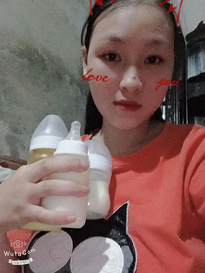 CHIA SẺ CÁCH KÍCH SỮA

💁 Mẹ Sóc chào các mẹ bỉm sữa và các mẹ sắp làm me bỉm sữa muốn nuôi con bằng sữa mẹ hoàn toàn ( smht).

Sau khi mấy đợt cho tặng sữa đến các mẹ, mẹ nào cũng hỏi em cách làm thế nào để nhiều sữa, kích kiểu gì bla bla...

Em sẽ chia sẻ kinh nghiệm của riêng em, một người cũng đang nuôi con bằng smht, em không phải bác sĩ , chẳng tài cán gì ngoài cái tủ trữ đông sữa và đơn giản là em cũng làm mẹ, em đã trải qua em đã thành công, và em muốn các mẹ ko vấp phải những thất bại em từng trải qua, muốn các mẹ nhanh có sữa nhất có thể để con chúng ta được hưởng nguồn dinh dưỡng tuyệt vời nhất đó là SỮA MẸ 😘 

Trước hết khuyên các mẹ bỉm sữa chưa sinh con hãy chuẩn bị lượng kiến thức bằng cách tìm hiểu không gì giúp các mẹ được, bằng chính các mẹ tự lặn lội đi tìm. Em cũng vậy phải tự mò mẫm phải tự đi đó đây để tìm những kiến thức tốt nhất phục vụ, chiến đấu với các bạn nhỏ với tâm thế luôn sẵn sàng vững vàng tâm lí :)) 

💁 KÍCH SỮA LÀ GÌ?
Đó là sau khi sinh không có sữa về ngay, lượng sữa không đủ, mất sữa không lí do, vơi sữa sau khi sinh một thời gian ... đại khái là ko có sữa nha và muốn có sữa ngay thì không phải tự nhiên nó phọt ra được thì người ta gọi là kích sữa về.

💁 PHẢI KÍCH BAO LÂU SỮA VỀ
Các mẹ đừng hỏi em câu này, khoai lắm ạ, vì nó phụ thuộc vào chính bản thân các mẹ đó, như bài trước  em viết trong  group " CHIA SẺ CHUYỆN ĐI ĐẺ" về cách gọi sữa sau sinh cơ bản không cần kích đối với các mẹ sữa dễ về, em có nói :

Trời sinh chị em chúng ta có cặp vếu lủng lẳng phía trước là có lí do:)) phải có niềm tin, phải luôn tự tin là sữa nó chỉ chậm về thôi chứ em khẳng định một mẹ sức khoẻ bình thường 💯 đủ sữa nuôi con, chứ chưa nói chuyện thừa sữa ah.

Bản thân em thì sau khi mổ ở phụ sản về, em đâu có sữa ngay, chỉ vài giọt rỉ cho con, em bị cương ngực ko phải bị tắc sữa cho nên chỉ matsa chườm âm ấm rồi lôi máy ra kích, kích ngày kích đêm. Nên tinh thần các mẹ trước tiên cứ hồ hởi để kích sữa nhé vui lên, vì đời đâu mấy vui cớ sao lại boằn ... 🎶🎵🎶🎵😁 

Sau dần dần sữa về ngày nào là do cơ địa từng mẹ. Nên là đừng than với em là ko có sữa, ko có đủ sữa nuôi con.v.vv...Tất cả chỉ chưa về thôi ạ!

💁 KÍCH BẰNG MÁY GÌ!
Theo kinh nghiệm của em thì ai có ý định đi làm hoặc muốn bà trông con tiện kinh doanh, hay là muốn nuôi con easy đặc biệt easy nhé thì cho con ti bình, và điều đó khiến chúng ta phải tậu ngay 1 con trâu hút sữa, hiện tại e đang dùng medela dòng cơ bản nhẹ tiền nhất có cả chế độ massa và sau đó hút các m ạ, không phải hút cầm tay đâu rất bất tiện😙

Dùng máy hút đôi thì càng tốt khi cho máy vào hút mình ngồi bế con, cho con bú, chơi với con hay là ngồi viết tào lao như em đang viết đây đây.

💁KÍCH NHƯ THẾ NÀO
Em không biết kích sữa về nó có những quy định và luật nào e chỉ lấy bản thân em ra để kể cho mọi người cách mà em làm, cách làm của một ng mẹ sinh mổ cũng 1 tuần sữa chưa vè, cương ngực nằm nhìn con ôm chồng khóc :)) Vâng e ko dấu là e khóc nhiều lắm ạ. Stress sau sinh là ko thể tránh được. NHƯNG chỉ cho phép 1 ngày duy nhất bà mẹ đc nằm đó rơi nước mắt, hãy đứng dậy vác dụng cụ ai có máy đôi dùng đôi ai có đơn dùng đơn , quyết tâm mang sữa về cho con 😂 không gì thay đổi đuoc là chúng ta đã làm mẹ nhé. Vì vậy chỉ có cách là đâm theo lao chạy theo lao thôi. 

  MẸ VỊT ĐÃ KÍCH NHƯ THẾ NÀO VẬY!

🤔 Đây là cách em kích 💁
* L2 , L3, sau đó lên L4...L8 Đây là cách gọi của 2 Tiếng kích lần 3 tiếng kích lần sau đó sữa về lượng sữa ổn định thì có thể chuyển lên 4 tiếng hút lần, 5 tiếng hút lần sau đó là 6 rồi lên 8 tiếng. Ám hiệu L3 L4 L5 là vậy đó các má 😂.
* Sau khi ở viện về một phần do lười nên mẹ Vịt chọn cách kích 3 tiếng lần. Đi hỏi han bạn bè, xem các trang group chia sẻ của các mẹ khác lúc đầu mình cũng thấy hãi vừa đẻ xong mệt gần chết, thèm ngủ làm sao mà cứ 3 tiếng lại dậy được. Nhưng vì không có sữa cho con nghị lực càng thêm mạnh mẽ bắt đầu từ:
      6h- 9h- 12h- 15h - 18h - 21h- 00h- 3h 
* Đây được gọi là các cữ hút nha cách nhau 3h. Mẹ vịt suốt hơn 3 tuần đầu là kích theo cữ như vây, những buổi đầu sẽ khá khó khăn vì mới làm quen, và căng thẳng thèm ngủ. Nhưng pai cố thôi Lượng sữa kích sẽ tăng dần theo cơ địa và cảm xúc của các mẹ, mình nói cảm xúc ở đây có nghĩa là phải chấp nhận 1 điều là ko có sữa mới phải kích còn đâu có sữa ngồi hút dư sau con bú nó lại khác các mệ nha. Phải chuẩn bị tâm lí nó sẽ ra tí một tí một lượng sữa đầu sau sinh rất tốt nên hãy chắt chiu từng chút cóp lại để làm đủ cữ cho con, không mấy ai một phát đủ cữ ngay đâu nên không được nhụt trí lại inbox kêu em là không đủ cho con làm sao đây :)) là e thua nha. 

* Đến giờ là phải mang đồ ra để kích tạo phản xạ để báo tín hiệu cho não là chúng ta càn sữa cho con, não bộ kì diệu lắm thật đáng yêu 😍. 

💁 Đối với người mới kích: 
* Trước tiên uống cốc nước thật nóng trước luc hút  vài phút 15p-30p tốt nhất hoặc như mẹ vịt thời gian đầu kích là ngoài ăn các món gọi sữa thì đến giờ hút mang đồ lên kèm theo cốc sữa ông thọ đặc nóng, trước khi hút e massa bầu ngực cào cào chải chải về phía núm vú, sau đó lấy khăn sữa của con làm ấm rồi xoa lên bầu ngực, khăn chùm lên núm vú rồi văn vê núm vú cho mềm và các đầu tia được thông khâu này làm tốt thì tia sữa sẽ rất mạnh.
* cữ Kích sẽ diễn ra 15 Phút thôi👍 : theo công thức 7-5-3 . Bắt đầu mở máy sẽ có chế độ massa trước đó là tự động của máy medela . 
* Hút 7p rồi bấm chuyển massa
* Hút 5 p bấm massa
* Hút 3p bấm massa
* riêng em thì bấm mass sau mỗi lần hút là 3-5 p. Ban đầu ngồi sẽ chỉ hóng hóng sót ruột ko biết tín hiệu sữa về là gì, nhưng cứ kiên trì ngồi xem hài hay xem ảnh con, chuỵen trò với mọi ng.... đừng có nhìn mãi vào cái bình tạo áp lực cho bản thân là sữa càng ko về. Sau vài lần kích lực hút sẽ dần dần báo tín hiệu sữa về có cảm giấc lâm râm như cái gì đó đang bò ở trong bầu ngực đến đầu tí. Đó chính là sữa về đó, có thời gian e còn bị trâm trích nhoi nhói đó là nang sữa chuyển động đón sữa đó các mệ ạ ko sao nhé. 😂

* 7-5-3 là công thức ban đầu ai lm cũng đuoc không thì cứ massa một lúc rồi lại bấm hút rồi lại massa, hãy nhớ massa thì mới dẫn sữa về nhanh, về sau sữa về hết rồi lại massa lúc massa sữa vẫn ra vẫn về như hút nhưng đó ko phải nhiệm vụ của chế độ massa.
* 💁 Mẹ vịt thời gian đầu cho con ti liên tọi mút mát vì nó mới là cái máy hút kinh khủng, sau đó nó ngủ ngồi kích, sẽ đau rất đau cho mẹ nào mới làm mẹ cái đầu ti nó rát nó buốt. 

- [ ] LƯU Ý.
 Khi kích tg đầu ko tránh việc đau ti, các mẹ ngoài việc chăm vê đầu ti để mềm, để thông tia hãy nhớ vệ sinh sạch sau mỗi lần kích, bằng nước muối sinh lí.
Hãy sắm lọ thuốc mỡ để không bị rát mỗi lần con bú, hoặc kích sữa. Em dùng thuốc mỡ medela cái này con ti trực tiếp đc không ảnh hưởng gì cả, vài tuần là ti quen không cảm giác đau rát nữa.
* Nhớ những ngày sữa về chút một có đủ cữ  cho con, đêm hôm lịch kịch đồ để chuẩn bị tư thế, nhưng vẫn ko thể cưỡng lại cơn ngủ :)), hãy tranh thủ ngủ bất cứ lúc nào, sữa về nhiều nhanh hay chậm phụ thuộc vào tinh thần cảm xúc của các mẹ, nhớ điều quan trọng KHÔNG ĐƯỢC NẢN!

* Sau thời gian kích sữa lên tính bằng tổng cả một ngày hút chứ không ai tính theo cữ hút nha. khi kích L3 lên khoảng 1-1,2-1,5... có người 2 lít ấy chứ thì thoải mái việc giãn cữ. Lên L4 có những mẹ cơ địa tắc vì chuyển đột ngột thì lên từ L3 - L3,5 là từ 3h lên 3,5h/lần  rồi hãy  L4 là 4h/lần, nếu cho con bú song song thì không sợ tắc. Em thì theo cữ con ăn, con ăn giờ nào em hút giờ đó cho bé ăn. Em cho Vịt nhà e ti bình bú mẹ cữ đêm và sau khi tắm, một số lúc cáu gắt. 
* Sau khi kích sữa về các mẹ chọn hút tiếp cho con ti bình hoặc cho con ti trực tiếp là tuỳ điều kiện mỗi mom

- [ ] Lưu ý:
Các mẹ cho con ti bình thì hãy hút theo cữ hoặc hút theo cữ con ăn, hoặc hút theo 1 tg cố định trong ngày, việc này rất quan trọng cho việc còn sữa hay mất sữa ạ, cơ thể chúng ta có bộ não cực kì thông minh, hút đúng giờ kiên trì sữa cứ giờ đó nó về thế mới hay :)) nhưng chỉ bỏ bê lệch không nghiêm túc não bộ tính hộ bạn là thằng con bạn chắc không cần sữa nữa
=>  Sinh ra tắc - viêm - vơi sữa - mất sữa Lại kích lại có ng lại đc co người không nhé, phần lớn kích lại vơi không được như ban đầu. Nên các mẹ nghiêm túc chuyện kích và hút sữa nha.

* Thời gian đầu e theo cữ con ăn sau đó chuyển theo giờ cố định, một thời gian e lên thẳng L5 cái giờ cố định gần xêm xêm giờ L5 nên e chuyển không vấn đề gì, hút như vậy con e ăn ít và e phải cất sữa khá mệt nhiều khi nản nhưng vì em nuôi con theo phương pháp Easy nên em pải chăm chỉ kiên trì hút và cất cho con ti bình,
* Việc kích sữa về chuyển sang hút theo đúng cữ thì các mẹ nhớ cữ, chậm cũng chỉ 15-30p nhất định không để qua cữ hút tuyệt đố không được bỏ cữ nếu bận quá không hút được phải nhờ con giúp, con ăn và về các bạn phải hút sạch.
* 😅 Do em ko dùng đơn và dùng tay chay nên e ko nói sâu về cách cụ thể nhưng kích thì tay chay hay máy đơn đều phải nghiêm túc về thời gian

- [ ] NẾU KÍCH TRÙNG CỮ CON ĂN.
Nếu trùng cữ con ăn, ưu tiên để con bú nha, sau đó vẫn lấy máy hút kich bình thường ạ. thời gian đầu nếu có sữa hút kiệt là rất tốt để báo với bộ não các mẹ cần thêm sứa ha.
* Sau thời gian kích lượng sữa khoảng 700-800ml em đã dừng cữ đêm 3h để cho con ti. Sáng dậy kích như bình thường, giấc ngủ đủ ko mệt mỏi lượng sữa khá nhỉnh, các mẹ cũng cân nhắc rồi cắt cữ 3h để nghỉ ngơi nha.
* khi lượng sữa về ok Các mẹ có thể ngừng viẹc uống sữa ông thọ vì sữa ông thọ rất nóng uống nhiều cũng không tốt, chuyển sang uống nước lọc nóng già hoặc chè vằng. Việc uống nc nóng là rất tốt cho việc gọi sữa về.
* Giữ chế độ ăn lợi sữa trong suôt thời gian kích và hút sữa là tốt nhất, có mẹ chọn các loại thuốc hoặc chọn uống ngũ cốc, thực sự để mà nói thì em ko tin sữa em về là do ngũ cốc, nhưng em tin mình tắc sữa là nhờ ngũ cốc, ngũ cốc uống vào khiến sữa đặc là thật còn béo nữa. Cơ địa em sữa đặc nên khi uống dính tắc 1 lần chí mạng nên em ngừng lại, và thay vào đó bổ sung thuốc hỗ trợ và nước đing lăng mỗi ngày.
* HÃY UỐNG THẬT NHIỀU NƯỚC nếu uống ít nước ảnh hưởng lượng sữa và cả sức khoẻ mẹ, do đó hãy uống đủ 2 lít nếu có thể chơi hẳn 2.5.
* Hãy tầm bổ bổ sung vitamin để sau sau sinh có sức khoẻ tốt và lượng sữa thêm phần dồi dào.
* Nếu chọn hút sữa lâu dài hãy sắm cho mình nhiều bình sữa để việc cọ rửa diễn ra ít hơn tiện cho việc nghỉ ngơi.

- [ ] 💁 Điều quan trọng!
* Không được bỏ cữ, hút kích đúng giờ
* Uống đủ nước
* massa vê ti thường xuyên- vệ sinh sạch sau hút
* ăn uống đủ chất và khoa học, việc hút sữa sẽ khiến các mẹ gầy trông thấy nên tuyệt đối không nghĩ việc ăn kiêng hay ăn giảm vì sợ béo.

HÃY SỬ DỤNG ÁO RẢNH TAY 
rất tiện cho các mẹ ngồi massa ngực hoặc ol
💁Tất cả tinh khí em đã viết ra mong các mẹ muốn nuôi con bằng smht hãy kiên trì, hãy có cho mình 1 niềm tin.
E, xin phép không khoe tủ trữ đông, vì e ko muốn tạo áp lực ch0 các m, em đã từng khóc khi nhìn ng ta về sữa, nhìn ng ta có đủ sữa cho con còn em bất lực. Nên các m hãy tin vào bản thân mình nha.
Đừng đánh mất điều quý giá ấy chỉ vì sự lười nhác, và nhụt trí. 
🙃Hãy để con ăn sữa mẹ nguồn dinh dưỡng không gì thay thế được.
Nhiều khi viết bài xong em sợ e làm phiền mọi người vì quá tào lao, nhưng e tin ngoài kia vẫn còn có rất nhiều bà mẹ như em mong con được hưởng sữa mẹ từ khi lọt lòng.
Nói đến kích xong em lại muốn viết thêm bài về bảo quản sữa sau khi hút con không dùng đến, nên bảo quản thế nào cho đúng cách, tiện cho con mà vẫn giữ vệ sinh.
Bảo quản sữa trữ đông sau khi con ăn ko hết, chứ đừng bỏ đi vì còn biết bao em bé không biết mùi sữa mẹ, biết bao bà mẹ thèm cho con được ăn sữa mẹ.