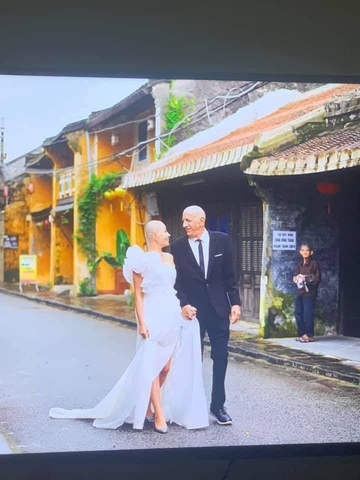 Sau bao ngày chồng em chống chọi với bệnh ung thư và hóa trị đợt 3. Hôm nay chồng em khỏe hơn một tí nên vợ chồng em quyết định chụp một bộ ảnh cưới để lưu giữ kỷ niệm đây mọi người ạ...

Chỉ mong rằng những ngày sau nữa anh ấy luôn cười hạnh phúc như ngày hôm nay để vượt qua bạo bệnh. Chúng ta hãy biết trân trọng những ngày đang có và hãy dành nhiều thời gian cho gia đình và người thân khi còn có thể nhé mọi người. Vì bệnh tất sẽ đến bất ngờ và không chừa một ai đâu ạ...!

Cre: Davis Dạ Thảo
