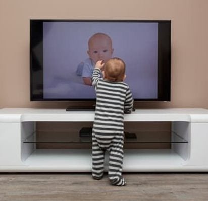 VÌ SAO PHẢI CẤM TRẺ DƯỚI 2 TUỔI XEM TIVI?

Không chỉ gây biếng ăn, trẻ được xem tivi sớm còn có thể gặp các vấn đề nghiêm trọng khác như thay đổi hành vi, chậm phát triển ngôn ngữ, não bộ và nhiều bệnh nhi khoa.
Hiện nay, không ít phụ huynh áp dụng cách vừa cho trẻ ăn vừa xem tivi, con như một cỗ máy chỉ biết há miệng. Đây là một trong những nguyên nhân hàng đầu dẫn đến tình trạng suy dinh dưỡng ở trẻ mà ít ai ngờ tới.

NHỮNG TÁC HẠI KHI XEM TIVI QUÁ NHIỀU
Theo bác sĩ Anh Nguyễn (Thành viên của Hiệp Hội Dinh Dưỡng Lâm sàng Anh Quốc, Chuyên khoa Dinh dưỡng Nhi, ĐH Worcester), Bộ Y tế Anh, Viện Nhi khoa Mỹ và rất nhiều tổ chức khác trên thế giới đã cảnh báo về ảnh hưởng của việc xem ti vi ở độ tuổi sớm, đặc biệt với trẻ đang ăn dặm. Không chỉ làm bé biếng ăn, trì hoãn và kéo dài bữa ăn, chúng còn gây ra các vấn đề nghiêm trọng khác như thay đổi hành vi, chậm phát triển ngôn ngữ, não bộ và nhiều bệnh nhi khoa.

Gs.Bs. Francis, Trưởng khoa Dinh dưỡng, ĐH Y Pennsylvania State (Mỹ), nhấn mạnh khi cho bé vừa ăn vừa xem ti vi, cha mẹ nghĩ rằng việc làm này đang giúp bé ăn nhanh hơn và tốt hơn. Thực tế, nghiên cứu cho thấy các bé đang ăn một cách thiếu ý thức, không học được cách ăn dặm và não bộ cũng trì hoãn phát triển kỹ năng phân tích màu sắc, độ cứng, lỏng của món ăn. Việc này rất nguy hiểm vì bé không học được cấu trúc thức ăn, cũng như mùi vị của chúng.

Các biểu hiện hành vi biếng ăn sau đó là điều tất yếu. Bởi, bé hoàn toàn mới lạ với việc ăn dặm, mùi vị các loại thực phẩm bé đang ăn. Khi độ tuổi lớn hơn (từ 3 tuổi trở lên) sẽ trở thành rất kén ăn, chỉ ăn một vài món nhất định và hầu như bé thích ăn những món ăn vặt không có chất dinh dưỡng. Do đó, chúng ảnh hưởng đến tăng trưởng của trẻ khi vào độ tuổi từ 3-5.

Một ảnh hưởng khác của xem tivi (bao gồm các thiết bị điện tử khác như Ipad) ở độ tuổi nhỏ (dưới 2 tuổi) là khiến trẻ thay đổi hành vi xã hội, cáu gắt, ương bướng và mất tập trung. Quan trọng hơn, hành vi xã hội này thay đổi phức tạp và diễn biến nhanh. Bé sẽ hứng thú với hình ảnh và âm thanh của chương trình ti vi, sau đó sẽ phản ứng duy trì và đòi hỏi.
Lời khuyên:

- Các bé dưới 2 tuổi là không nên cho xem tivi hoặc bất kì thiết bị điện tử nào.

- Các bé trên 2 tuổi không được xem trên 2 tiếng/ngày.

- Các bé dưới 5 tuổi là không khuyến khích xem tivi lúc ăn. Khi bé trên 5 tuổi cần hạn chế xem vào giờ ăn.

CÓ NÊN CHO BÉ DƯỚI 2 TUỔI XEM CÁC VIDEO GIÁO DỤC?
Viện Nhi khoa Mỹ khuyên không nên cho các bé dưới 2 tuổi tiếp xúc với màn hình điện tử, kể cả là các video hay chương trình giáo dục. Việc sử dụng các chương trình giáo dục thông qua màn hình điện tử không có lợi cho bé dưới 2 tuổi. Trẻ được tham gia các hoạt động vui chơi thực tế là tốt nhất cho phát triển não bộ và hành vi của bé.