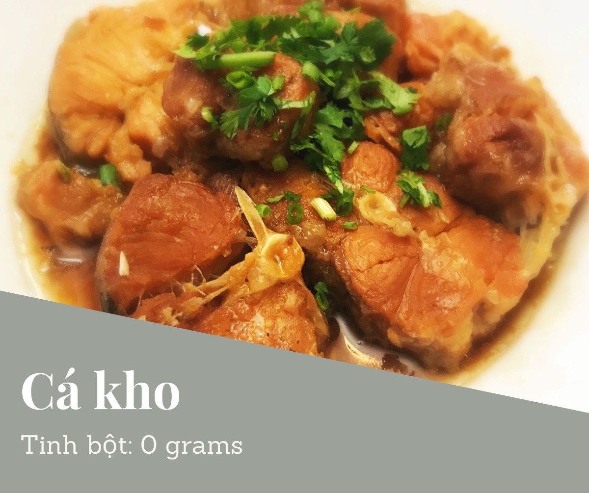 THỰC ĐƠN TIỂU ĐƯỜNG THAI KỲ
Chào bạn. Khi biết là có bệnh TĐTK hoặc TĐ2 thì nhiều người rất là lo lắng.

👌 Cách giảm TĐTK và TĐ2 hiệu quả nhất là ăn kiêng (giảm tinh bột và giảm ngọt).
👌 Cách giảm TĐTK và TĐ2 hiệu quả nhì là tập thể dục
👌 Các thuốc tây có hiệu quả nhưng mà bạn vẫn nên ăn kiêng và tập thể dục, nếu không dần dần sẽ lờn thuốc.
👌 Bạn đừng tin các thuốc nam, các loại bánh, đường cho người tiểu đường nhé. Không có hiệu quả gì nhiều đâu.
👌 Bạn không cần phải lo. Vì đồ ăn cho các bà Mẹ TĐTK và TĐ2 rất phong phú và ngon miệng. Và đầy đủ dinh dưỡng cho người Mẹ và em Bé, và người TĐ2.

Đầu tiên là các bạn nên mừng là đã khám ra bệnh. Có nhiều có bệnh nhưng mà không đủ điều kiện để khám bác sỹ nên không biết có bệnh mà trị.

Điều thứ nhì là các bạn đừng buồn vì bệnh TĐTK và TĐ2 hoàn toàn trong tầm quản lý của bạn.

Điều thứ ba là bệnh TĐTK và TĐ2 sẽ dạy cho bạn một cách ăn uống bổ dưỡng. Qua cách an uống này, bạn có thể áp dụng sau khi sinh và có thể tăng sức khoẻ lâu dày. Thậm chí, nếu bạn xây dựng thói quen ăn giảm tinh bột và tập thể dục thường xuyên thì sức khoẻ sau này của bạn sẽ có thể tốt hơn là những người không bị bệnh.

Bạn cố lên nhé! Chúc bạn và em bé và gia đình khoẻ mạnh.

👌👌👌 Nguyên tắc ăn giảm tinh bột cho TĐTK và TĐ2:
Trong một buổi ăn, hạn chế mức tinh bột dưới 45 grams:

Tinh bột: bao gồm cơm, hủ tiếu, bún, miến, mì, bánh đa, bánh mì, các loại khoai: tối đa là 1/2 chén (khoản 20 grams) trong một buổi ăn. (Khởi đầu bằng 1/2 chén cơm mỗi buổi. Nếu chỉ số tốt thì bạn có thể tăng thử lên 1 chén và thử máu xem sao. Nếu cao thì giảm lại 1/2 chén)
Rau ăn 1-2chén trong một buổi ăn. Ăn rau thoải mái không cần hạn chế vì rau có rất tinh bột (khoản 4 grams cho 1 chén). Ngoài ra rau có nhiều dinh dưỡng (các loại Vitamin, chất khoáng, folate, chất kẽm). Rau có chất sơ giúp tinh bột thu hấp chậm vào người — làm tăng đường chậm hơn sau khi ăn.
Chất đạm, bao gồm: thịt, cá, đồ biển, trứng, đậu hủ: Ăn ít nhất 1 chén trong một buổi ăn, có thể ăn nhiều hơn nếu cần. Chất đạm không có tinh bột nên bạn có thể ăn thoải mái. Chất đạm rất cần thiết cho sự phát triển của bé. Ngoài ra trong chất đạm có chất mỡ tốt cho em bé. Lưu ý là không ăn cá biển lớn vì có thuỷ ngân (nhất là các Mẹ Bầu).

Mỗi người mỗi khác, nên nên đo máu sau buổi ăn để điều chỉnh mức tinh bột theo lượng máu cho phép (sau 1 giờ là <7,8 mmol/L và sau 2 giờ là <6,7 mmol/L cho TĐTK. Và sau 2h<7,8 cho TĐ2)

👌👌👌 Nên thay tinh bột bằng gì?

👌👌👌 Canh rau

Mỗi buổi ăn lúc trước ăn khoản 2 chén cơm, bây giờ hạn chế xuống dưới 1/2 chén cơm thì thay thế cơm bằng gì? Rất đơn giản. Bạn có thể thay cơm bằng các loại rau luộc. Thí dụ bạn làm cá kho hoặc thịt kho (những món chất đạm thì bạn ăn vẫn bình thường không cần hạn chế — chỉ nấu không sử dụng đường thôi), thì bạn có thể ăn thêm bầu luộc, rau muốn luộc, cải luộc, đậu que luộc, bó xôi luộc để thay cơm. Ăn rất là ngon!

Và trong rau luộc có rất nhiều dinh dưỡng cho em bé (trong cơm thì không có dinh dưỡng gì). Nên bạn vừa trị bệnh TĐTK mà vừa tăng dinh dưỡng cho em bé và bản thân.

Rau luộc không chỉ có thể thay cơm không, mà có thể thay luôn các món nước. Thí dụ như khi ăn phở, thì bạn chỉ ăn tối đa 1/2 bánh phở, còn lại thì cho thêm giá luộc, bắp cải luộc, hoặc các loại rau khác mà bạn yêu thích. Chúc ngon miệng.

Thí dụ: bầu luộc ăn với tôm rim thay cơm

Thí dụ: bạn có thể dùng bí đỏ thay cơm. Bí đỏ bạn cắt ra từng cộng nhỏ và xào hoặc luộc. Bí đỏ có nhiều Vitamin A tốt cho mắt của em bé và người Mẹ.

👌👌👌 Bí đỏ thay cơm
Đây là một món dễ làm và dễ ăn. Bí đỏ và rau chỉ cần luộc.

Nhân liệu cho 1 phần ăn:
- 1/2 chén bí đỏ luộc
- 1/2 chén rau luộc
- 1/2 chén chả cá (luộc) rồi xào sơ lại. Đừng chiên giòn vì đồ ăn chiên không tốt cho sức khoẻ
- Ăn với nước tương hoặc nước nắm chấm (không đường)

👌👌👌 Rau luộc thay cơm, bánh phở, bún
Thay vì ăn cơm, bún, hủ tiếu, mỳ, miến, bánh đa thì bạn ăn nhiều rau luộc để thay. Khi bạn thay bằng rau có nhiều lợi ích vì rau có rất nhiều vitamin và khoáng chất cần thiết cho em bét phát triển. Tinh bột không có những vitamin và khoáng chất cho em bé.

Khi bạn ăn rau luộc thì ăn đến no thôi, không cần kiêng. Ăn thoải mái.

Ngoài rau rau luộc giúp bạn no ăn là ăn tinh bột. Và rau thì sẽ giúp đường tiêu hoá của bạn hoạt động tốt. Và da mặt đẹp.

👌👌👌 Bầu luộc

👌👌👌 Cải ngọt luộc

👌👌👌 Su su luộc thay cơm
Su Su có nhiều folate là giúp cho não của em bé phát triển. Luộc thay cơm. Ăn với đồ ăn chấm nước tương hoặc xào với trứng điều rất ngon.

👌👌👌 Yến mạch thay cơm

Yến mạch là một món ăn thay cơm rất tốt.

Số lượng tinh bột của yến mạch chỉ phân nửa so với cơm, nên bạn có thể ăn 1 chén yến bạch trong vòng buổi ăn (nhưng nhớ đo đường trong máu và chỉnh sửa nhé). Yến mạch còn có nhiều chất sơ, giúp tiêu hoá tốt và hạ mỡ trong máu.

Mua loại yến mạch (old fashion). Loại này có nhiều sơ nên tốt hơn loại (quick). Bạn có thể xem thông tin mua ở đây. Các siêu thị lớn điều có bán.

Cách nấu: Bạn có thể nấu như bạn nấu cơm: nấu với nước cho chính.

Nếu ăn thay cơm cho buổi trưa và buổi chiều, thì ăn với đồ ăn như rau và thịt/cá/trứng/đậu hủ bình thường. Cơm thỉ chỉ ăn 1/2 chén. Yến mạch thì có thể ăn 1 chén.

Bạn cũng có thể nấu như cháo: cháo cá, cháo thịt. Thí dụ; Cháo Yến Mạch với Thịt Bò.

Cách nấu:
- Bỏ yến mạch nấu với cà rốt, bông cải xanh (cắt nhỏ) vào nước nấu như cháo.
- Xào thịt bò với hành tỏi riêng, muối, dầu.
- Sau khi cháo yến mạch chín thì bỏ thịt bò vào với cháo nấu thêm vài phút.

👌👌👌 Diêm mạch (Quinoa)

Có bạn hỏi là có thể ăn Diêm Mạch thay cơm được không? Diêm Mạch có rất nhiều vitamin và chất khoán tốt (bao gồm chất sắc). Và cũng có tinh bột nên có thể thay cơm. Xin lưu ý:

Một chén diêm mạch đã nấu chín có khoản 39gram tinh bột. Cơm gạo trắng có khoảng 45-53gram. Yến mạch là thấp hơn có khoản 28gram.
Nên bạn cũng chỉ ăn từ 1/2-1 chén cho mỗi buổi ăn. Và nhớ đo đường trong máu sau khi ăn.
Nhớ là ngâm qua đêm trước khi nấu để dễ tiêu hoá.

👌👌👌 Làm sao ăn rau luộc ngon hơn?

Sau khi bạn luộc rau, có thể cho 1 muỗng dầu mè và 1 muỗng nước tương, và 1 muỗng mè vào rau. Dầu mè có chất béo tốt cho não và giúp cho bạn no lâu hơn.

👌👌👌 Ăn sáng nên ăn gì?

Có rất nhiều Mẹ Bầu đau đầu về buối sáng. Có bạn chỉ ăn 2 quả dưa leo và uống sữa rồi cảm thấy đói quá chừng. Thấy lo cho các bạn quá.
Thật ra buổi sáng là buổi ăn có thể ăn ngon lành. 

Các bạn vẫn có thể ăn những món mình yêu thích, như phở, hủ tiếu, bún riêu, mì quảng. Các bạn phải chiệu khó thay đổi một chút. 

👌👌👌 Tại sao buổi sáng ăn đồ ăn nước ngoài đường (phở, bún, hủ tiếu) là đường lên quá vậy?

Câu hỏi rất hay, các loại bún, bánh phở, hủ tiểu, mỳ, bánh đa, miến điều có nhiều tinh bột. Cũng nhiều bằng cơm.

Nếu bạn ăn đồ ăn ngoài đường người bán cho rất nhiều bánh và ít thịt và rau. Mà bạn có yêu cầu người bán cho ít bánh thì họ cũng sẽ cho nhiều.

Nếu ăn ở ngoài đường thì thường là gọi 2 tô: chỉ ăn 1/2 chén bánh. Có nghĩa là ăn 1/2 bánh của 1 tô, và bánh của tố thứ nhì thì bỏ hoàn toàn. Và gì bạn đã giảm bánh thì phải tăng thịt và rau lên. Nếu không rất đói. Đó là lý do gọi 2 tô. Một tô hoàng toàn không ăn bánh chỉ lấy thịt và rau. Một tô thì chỉ lấy 1/2 bánh. Thịt và rau rất ít tinh bột nên sẽ không tăng đường nhiều. Cố lên nhé bạn.

Nếu ăn bánh mì thì cũng nên gọi 2 ổ. Và chỉ ăn 1/2 bánh mì và ăn hết thịt và rau.

👌👌👌 Bún riêu
- 150 gram chất đạm: thịt, trứng, cua
- 1/2 chén bún
- 3 miếng đậu hũ
- 3 quả cà chua
- 1 quả me
- 10ml mắm tôm
- Hành tím, hành lá, rau mùi
- Rau sống: rau muống, bắp chuối, xà lách, giá,
- Hạt tiêu, hạt nêm, nước mắm, dầu ăn

👌👌👌 Nấu ăn sáng nhanh: Trứng sốt cà
Hôm nào bạn không có thời gian, thì có thể làm món trứng sốt cà. Ăn rất là đậm đà.

Nhân liệu cho 1 phần ăn:
- 2 quả trứng
- 3 quả cà chua
- Hành lá, tỏi, dầu ăn
- Một ít muối, nước tương
- Bạn có thể xem công thức ở đây.

👌👌👌 Tại sao ăn sáng đồ ăn bên ngoài mà đường tăng quá?

Nếu bạn ăn đồ ăn ngoài đường người bán cho rất nhiều bánh và ít thịt và rau. Mà bạn có yêu cầu người bán cho ít bánh thì họ cũng sẽ cho nhiều.

Nếu ăn ở ngoài đường thì thường là gọi 2 tô: chỉ ăn 1/2 chén bánh. Có nghĩa là ăn 1/2 bánh của 1 tô, và bánh của tố thứ nhì thì bỏ hoàn toàn. Và gì bạn đã giảm bánh thì phải tăng thịt và rau lên. Nếu không rất đói. Đó là lý do gọi 2 tô. Một tô hoàng toàn không ăn bánh chỉ lấy thịt và rau. Một tô thì chỉ lấy 1/2 bánh. Thịt và rau rất ít tinh bột nên sẽ không tăng đường nhiều. Cố lên nhé bạn.

Nếu bạn nấu ở nhà (như trong hình) thì ăn ăn thật nhiều thịt/cá/rau và ít bánh.

Một cách khác là bạn có thể nấu đồ ăn buổi tối nhiều một chút. Rồi buổi sáng ăn lại đồ ăn buổi tối (1/2 chén cơm + 1chén thịt/cá/trứng/đậu hủ và 1-2 chén rau). Ăn sáng mà ăn nhiều thì tốt vì sẽ no lâu và có sức làm việc.

👌👌👌 Món canh
Nếu bạn không có thời gian, thì món canh là dễ nhất. Canh có thể bỏ nhiều rau và chất đạm( thịt, hải sản, đậu hủ, trứng). Và ăn một tô thật là to đến khi no. Nếu thèm cơm thì có thể ăn một ít (tối đa là 1/2 chén- tuỳ theo mức đường trong máu sau khi ăn). Nhưng phần chính là một tô rau rất to. Ăn riết khi quen thì có thể bỏ hẳn cơm luôn.

👌👌👌 Canh cải hải sản
- 1 bó cải 100 gr hải sản,
- đậu hủ (nếu muốn)
- nấm
- 1/2 tbsp muối
- 1 tsp tiêu
- 1/2 nước tương
- hành lá
- Canh su hầm thịt
- Nếu bạn vẫn thèm tinh bột thì đây là một món có thể sẽ giúp bạn cảm thấy đã thèm. Bạn có thể sử dụng một ít khoai tây (1 củ nhỏ) cho một phần ăn. Nấu một tô thật to và ăn cho đã thèm (nhưng không ăn thêm cơm nhé)

Nhân liệu cho 1 phần ăn:
- 1 trái su
- 1 củ khoai tây nhỏ
- 1 củ cải trắng
- 1 củ cà rốt
- thịt
- muối

👌👌👌 Canh Bông Cải Trắng
Nhân liệu cho 1 phần:
- 2 chén bắp cải trắng
- 200 grams tôm
- Muối, tiêu
- Có thể bỏ thêm củ cải trắng để nấu cho ngọt nước canh

👌👌👌 Canh bí đỏ

👌👌👌 Súp đậu hủ
Thành phần: Đậu hủ, nấm, carrot, bắp, tim hạt sen

👌👌👌 Canh củ cải trắng

👌👌👌 Súp Rau Củ. Món này nhiều vitamin cho em bé
Thành phần: 1/2 củ khoai tây, 1 củ cà rốt, 1 miếng cần tây, 6 miếng nấm rơm

👌👌👌 Các món mặn
Các món mặn ăn tốt vì có nhiều chất đạm. Trường Đại Học UCSF của Mỹ khuyên là Mẹ Bầu nên ăn ít nhất 60 gram chất đạm mỗi ngày. Chất đạm rất cần thiết cho sự phát triển của em bé. Đồ ăn nhiều chất đạm như: thịt, cá, hải sản, trứng, đậu hủ.

👌👌👌 Tôm rim
Món này bạn có thể làm ăn rất ngon. Thay vì cơm thì luộc một tô rau ăn sẽ thất rất ngon. Như một tô cải làng luộc hoặc rau muống luộc. Bạn đừng bỏ đường. Nếu muốn thì có thể sử dung một ít khóm để có vị ngọt.

👌👌👌 Cá sốt cà
Cá có nhiều chất mỡ tốt cho sự phát triển của não (omega 3). Và cá cũng là chất đạm tốt. Nhưng không nên ăn các loại các biển lớn vì có nhiều thuỷ ngân. Nên ăn các loại cá nhỏ.

👌👌👌 Ăn cá loại nào tốt mà ít thuỷ ngân?

Ăn cá là tốt vì ít tăng đường và có omega 3 tốt cho phát triển não. Nhưng tránh các loại cá biển lớn vì có thuỷ ngân nhiều. Đây là các loại bạn nên lưu ý.

Thủy hải sản có hàm lượng thủy ngân thấp nhất: Nên ăn 2 – 3 lần/tuần
- Cá cơm;
- Cá đù Đại Tây Dương;
- Cá bạc má Đại Tây Dương và Thái Bình Dương;
- Cá vược đen;
- Cá chim;
- Cá da trơn;
- Sò;
- Cá tuyết;
- Cua;
- Tôm hùm đất;
- Cá bơn;
- Cá Haddock – một loại cá tuyết;
- Cá tuyết than;
- Cá trích;
- Tôm hùm Mỹ;
- Cá đối;
- Hàu;
- Cá rô;
- Cá chó;
- Cá hồi;
- Cá mòi;
- Sò điệp;
- Cá rô phi;
- Mực;
- Cá ngừ.

Thủy hải sản có mức độ thủy ngân vừa phải: Ăn 1 lần/tuần 
- Cá trâu;
- Cá chép;
- Cá vược;
- Cá mú;
- Cá chim lớn;
- Cá nục heo;
- Cá chày;
- Cá rô đại dương;
- Cá than;
- Cá đầu cừu/cá tù;
- Cá hồng;
- Cá thu Tây Ban Nha;
- Cá ngói;
- Cá ngừ trắng;
- Cá ngừ vây vàng.

Thủy hải sản có mức thủy ngân cao nhất: Nên tránh
- Cá ngừ mắt to;
- Cá thu vua;
- Cá cam;
- Cá mập;
- Cá kiếm;
- Cá ngói.

👌👌👌 Chả cá lã vọng
Bạn vẫn có thể ăn những món mình yếu thích, như cã cá lã vọng. Bạn có thể ăn một ít bún (tối đa là 1/2 chén). Thay vì ăn bún thì bạn có thể làm bắp cải xào. Hoặc bạn chọn một món rau yếu quý nào đó và luộc để ăn thay bún (như đâu que, rau muống, bó xôi). Hương vị từ cã cá sẽ làm cho bạn quên đi là mình không ăn bún. Ăn thử đi, bạn sẽ thấy rất ngon. Lưu ý là nước chấm không bỏ đường nhé.

Nhân liệu cho 1 phần ăn:

- 1/2 con cá lóc (cá quả)
- Riềng, sả, tỏi, hành củ, muối
- Mắm tôm
- Đậu phọng
- Thì là
- 1/2 chén bún (tối đa). Có thể thay bằng rau luộc (bó xôi, bắp cải, rau muống, giá)

Bạn có thể tham khảo cách làm ở đây. Đừng sử dụng đường.

Các món gỏi:
Các món gỏi rất tốt cho các Bà Mẹ TĐTK. Lý do là nhiều rau và chất đạm và rất ít tinh bột. Bạn có thể làm một tô gỏi lớn và ăn thoải mái.

Nếu thèm cơm thì ăn thêm một ít (tối đa 1/2 chén). Ăn nhiều lần sẽ tạo ra thói quen ăn gỏi thay cơm và sẽ không cần ăn thêm cơm nữa. Những người bên Mỹ họ vẫn có thể ăn salad (gỏi) để thay cơm bình thường. Quan trọng là vẫn ăn nhiều chất đạm và nhiều loại rau khác nhau cho các buổi ăn khác nhau để không thiếu dinh dưỡng

👌👌👌 Gỏi cuốn
Gỏi cuốn là một món rất là dễ ăn và đầy đủ dinh dưỡng vì nhiều rau. Bạn có thể tự chế biến theo sở thích. Quan trọng là hạn chế bánh tráng vì có tinh bột. Nên mua loạ bánh tráng nhỏ. Nếu mua loại lớn thì cắt đôi và chỉ sử dụng phân nữa cho 1 gỏi cuốn.  Và bạn lưu ý là nước tương đậu phọng nếu mua bên ngoài thì họ có thể bỏ nhiều đường. Nên làm ở nhà. Nếu không thì ăn với xì dầu (bỏ chanh và ớt, nhưng không bỏ thêm đường). Đây là món mình thích nhất trên đời. Chúc bạn ngon miệng.

Nhân liệu cho 1 phần ăn:
- Rau: lettuce, rau thơm, giá, ngò, dưa leo
- Thay vì bún thì bạn có thể làm: bắp cải xào với cà rốt, hoặc củ sắn xào với cà rốt (giống như bó bía)
- Chất đạm: thịt, tôm, trứng, cá, đậu hủ
- Nước chấm: tương đậu phọng (lưu ý không bỏ đường)
- Bánh tráng: tối đa là chỉ 8 bánh tráng nhỏ, hoặc 4 bánh tráng lớn cắt đôi. Nếu không ăn bánh tráng thì bạn có thể lấy lettuce (rau diếp), hoặc cải xanh cuốn giống như ăn bánh xèo Miền Tây

👌👌👌 Bì cuốn
Món này rất là ngon và ít tinh bột vì bì cuốn thông thường không sử dụng bún. Mà sử dụng nhiều rau thơm. Ăn rất ngon. Nhìn mà thèm.

👌👌👌 Bò bía
Bò bía rất dễ ăn, và mặn mà. Nhiều rau thơm. Và trưng lại béo béo.
Hạn chế bánh tráng nhé. Chỉ ăn 8 cái nhỏ. Hoặc 3-4 cái lớn (cắt làm đôi thành 8 cái). Một cái bánh tráng lớn đến 6 gram tinh bột. Nước chấm không đường nhé.

👌👌👌 Sushi Nhật. Món này rất dễ làm.
Vật liệu:

- Chỉ cần mua rong biển để làm sushi tại các chợ.
- Rau: tuỳ loại bạn thích: dưa leo, ngò, xà lách, rau thơm
- Có thể cắt trái bơ ra nhiều miếng nhỏ
- Và có thể bỏ thêm dưa chua nếu muốn
- Chất đạm: thịt, cá, hải sản, trứng, đậu hủ
- Nước chấm: nước tương (không đường)

👌👌👌 Gỏi ngó sen
Gỏi ngó sen ăn vừa giòn vừa ngon.

👌👌👌 Gỏi cá nướng
Đây là món salad người Mỹ rất thích ăn. Nướng cá và ăn với các loại rau sống. Cá có các chất mỡ béo omega tốt tốt cho não của em bé.

👌👌👌 Xà lách kiểu Hàn Quốc (bibimbap)

Món này bạn có thể ăn vào buổi phụ hoặc ăn chung với buổi chính cũng ok. Rất dễ làm. Ở nhà có rau thì thì làm rau đó. Tất cả rau điều cắt nhỏ và xào sơ. Cà rốt, bó xôi, bắp cải, nấm, củ sắn, su su, hoặc bí xào. Chất đạm thì tuỳ bạn chọn: thị gà luộc, thịt bò xào, trứng, đậu hủ, cá hấp.Ăn chung với dầu mè và một ít nước tương. Có thể chấm với tương ớt. Món này ít tinh bột vì rau và thịt không có nhiều tinh bột mà đầy đủ dinh dưỡng. Chúc bạn ngon miệng.


👌👌👌Món ăn vặt

Khi có bệnh TĐTK thì bạn nên cử ăn những đồ ăn vặt bình thường như: bánh ngọt, chè, cà rem, trái cây dầm sữa. Mà thử các món sau. Đồ ăn vặt thì nên giữ dưới 15 gram tinh bột mỗi lần ăn (dưới 3 lần 1 ngày).

👌👌👌Bơ dầm cà chua

Món bơ dầm cà chua là một món rất được yêu thích của Nước Mễ Tây Cơ. Món này giống như là món ăn dân tộc của họ. Trái bơ có vị béo, ăn với cà chua và chanh thấy béo béo chua chua, rất là ngon. Món ngày đến 20 gram tinh bột, nên chia cho 2 lần ăn.
Bạn có thể ăn món này như vậy, hoặc bạn có thể lấy cà rốt sống, chẻ ra thành miếng dày dày, để trét bơ và cà chua lên ăn rất ngon.

Nhân liệu cho 1 phần ăn:

- 1 quả bơ
- 1 quả cà chua
- 1 quả chanh
- ngò cắt nhỏ
- muối, tiêu

👌👌👌 Rau câu nước cốt dừa

Món ngày ăn rất ngon và dễ làm. Bạn đừng sử dùng đường và nước dừa tươi. Chỉ sử dụng nước lọc, lá dứa, và nước cốt dừa và thạch.