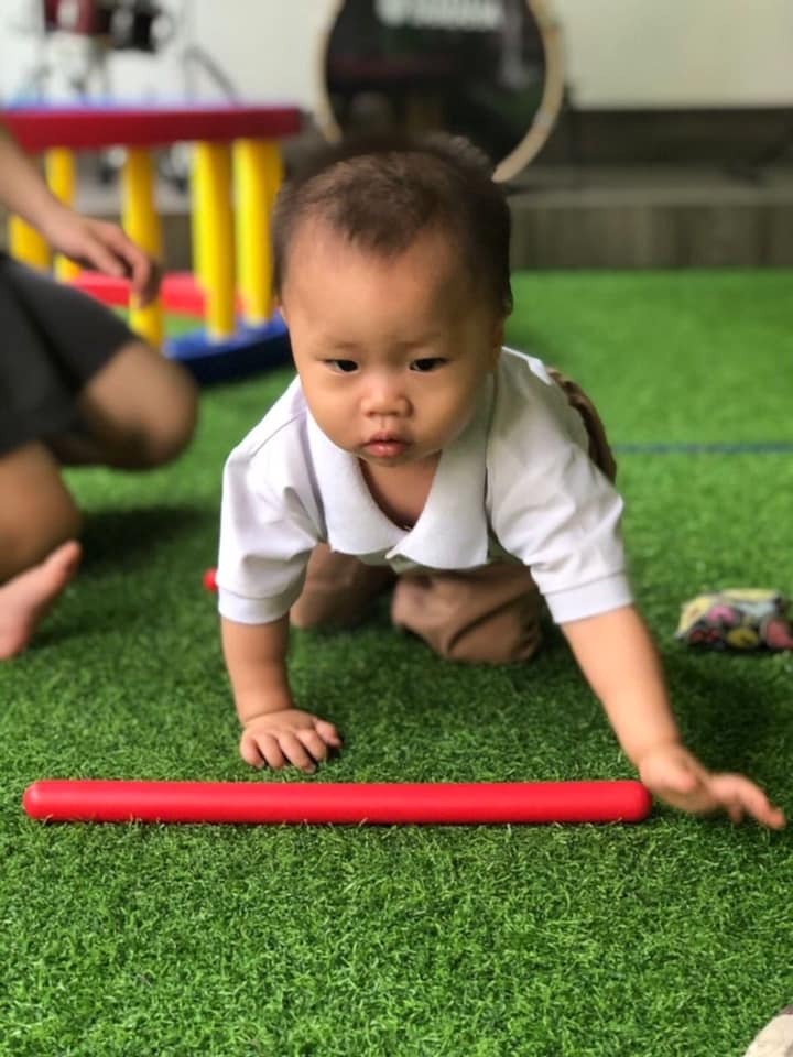 NÃO BỘ ĐÈN LỒNG và NÃO BỘ ĐÈN PIN

Sáng nay ck mình nói “Con mình nó hay bị phân tâm”
Thế là ổng được mình giảng cho một bài.

“Con không phải hay bị phân tâm. Trẻ 0-3 tuổi não bộ được ví như đèn lồng.
Chiếc đèn lồng với ánh sáng toả khắp, bất kỳ ngõ ngách nào cũng chạm tới.”

Lý do trẻ 0-3 tuổi có não bộ đèn lồng vì con được tạo hoá ban cho khả năng đó, để con có thể tiếp thu thông tin về thế giới mới lạ nhiều nhất có thể.

Bố mẹ quan sát sẽ thấy, mỗi ngày con lại biết nhiều hơn. Mà chẳng hiểu con học lúc nào. Vì có thấy nó chú tâm vào cái gì đâu.

Cấu tạo não đèn lồng như vậy, giúp trẻ học hỏi nhiều nhất, nhanh nhất đồng thời cũng khiến trẻ bị phân tâm.

Bạn sẽ thấy, kiu nó đi cất sách. Đi được nửa đường thấy cái thùng tã, thì leo lun vô thùng tã chơi.

Nhiều bố mẹ sẽ cho rằng, sao con mình không tập trung gì cả. Con mình không chịu nghe lời. Nói hoài nó cứ để đầu óc đâu đâu.

Có bố mẹ sẽ rất cáu lun. Đang bận mà nó cứ làm cái gì linh tinh. Thế là la con, phát vào đít mấy roi, cho nhớ, cho chừa.

Nào bố mẹ, khi các bạn biết rằng não bộ của con đèn lồng, các bạn có nghĩ đánh con, la con sẽ khiến trẻ tập trung hơn không?
Sẽ khiến trẻ nghe lời bố mẹ hơn hay không?

Hay là, trẻ chỉ đầy sợ hãi, bố mẹ vừa cất tiếng đã giật mình rớt hết chữ.

Khi trẻ bắt đầu 3 tuổi, não bộ con sẽ dần chuyển sang não bộ đèn pin. Nghĩa là chiếu thẳng vào một điểm và chỉ sáng điểm đó, các điểm xung quanh đều tối.

Người lớn chúng ta chính là có não bộ này. Biểu hiện rõ ràng nhất chính là nhiều lúc các bạn tập trung điều gì, ai nói cũng không biết không nghe.

Những đứa trẻ từ 3 tuổi trở lên, bố mẹ sẽ thấy đôi lúc con ngồi yên suy tư. Bố mẹ nói gì nói, kiu làm gì làm, con cũng không biết.

Nhiều bố mẹ nổi điên và kiu “mày hỗn quá vậy, mẹ nói mà mày không nghe”, lại tét cho vài phát vào đít.

Khi trẻ có não bộ đèn pin, và con cần tập trung cao độ để học hỏi, thì tất nhiên mọi thứ xung quanh đều sẽ tối lại.

Nào bố mẹ, khi các bạn biết được con đang ở giai đoạn nào, não bộ con đèn lồng hay đèn pin, thì bố mẹ có cho rằng đứa trẻ mình không nghe lời, không tập trung nữa hay không?

Chúc bố mẹ có một quãng đường làm cha mẹ tuyệt vời.

Sinh con ra không phải là để nuôi nó lớn nó chăm sóc tuổi già. Mà là việc sinh con ra, cùng con trải nghiệm thế giới, đó mới là một món quà tạo hoá ban tặng.