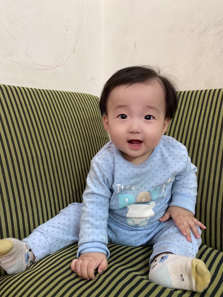 Cảm ơn Mamibabi ạ. 6,5m... trộm vía chàng trai của mẹ đã bò nhanh như 1 cơn gió và 7m... thì ngồi vững vàng mà không cần đến sự trợ giúp của ba mẹ. Yêu thương ❤️❤️❤️JINSU 7M😍