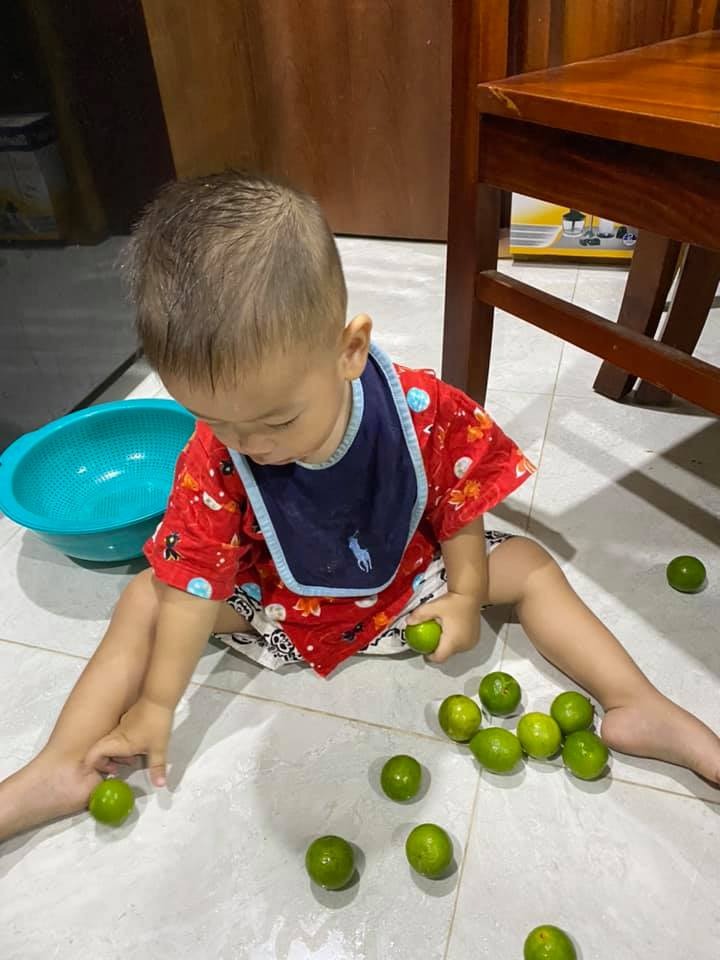 TẦM QUAN TRỌNG CỦA KỸ NĂNG VẬN ĐỘNG TINH MÀ BỐ MẸ KHÔNG THỂ BỎ QUA

Bố mẹ hãy xem con mình phát triển vận động tinh theo đúng độ tuổi chưa nhé.

Kỹ năng vận động tinh là một trong những kỹ năng quan trọng nhất mà trẻ cần phải thành thạo để có thể hoạt động linh hoạt nhất.

Một trong những kỹ năng vận động tinh mà trẻ cần phát triển bao gồm:

✅ Mở, khum bàn tay: Bé nên thành thạo các động tác cong lòng bàn tay vào trong bởi những điều này giúp phối hợp chuyển động giữa các ngón tay, từ đó tiến đến kỹ năng quan trọng khác như viết, cởi quần áo và nắm
✅ Kỹ năng giữ ổn định cổ tay: Kỹ năng này phát triển bởi những năm đầu tiên bé đến trường, chúng cho phép trẻ cử động ngón tay với sức mạnh và sự kiểm soát
✅ Sự khéo léo của bàn tay: Việc sử dụng ngón tay cái, ngón trỏ và các ngón tay khác với nhau để nắm, gỡ…
✅ Phát triển sức mạnh trong cơ tay: Đây là khả năng thực hiện các động tác nhỏ bằng bàn tay, trong đó có sự phối hợp giữa đầu ngón tay cái, ngón trỏ và ngón giữa
✅ Kỹ năng song song: Cho phép con sử dụng cả hai tay cùng một lúc
✅ Kỹ năng sử dụng kéo: Bé có thể học cách dùng kéo từ năm 4 tuổi và kết hợp nhuần nhuyễn cách điều khiển sức mạnh tay và phối hợp với mắt.

Dưới đây là các cột mốc đánh dấu cho sự phát triển vận động tinh ở trẻ sơ sinh và trẻ trong độ tuổi tập đi:

👉0 đến 3 tháng tuổi: đưa tay lên miệng, thư giãn cơ tay.
👉3 đến 6 tháng: nắm hai tay lại với nhau, chuyển đồ chơi từ tay này sang tay khác, giữ và lắc đồ chơi bằng cả hai tay.
👉6 đến 9 tháng: bắt đầu học cách cầm nắm mọi thứ bằng cách cào, dùng tay bóp một món đồ, chụm các ngón tay vào nhau, lấy đồ chơi bằng cả 2 tay, vỗ tay, dùng ngón trỏ để tranh vào đồ vật.
👉9 đến 12 tháng: tự cầm thức ăn và đưa vào miệng, lấy các vật nhỏ bằng ngón tay cái và ngón trỏ, đập mạnh mọi thứ vào nhau, cầm đồ chơi bằng một tay.
👉1 đến 2 tuổi: Xếp chồng vật này lên vật kia, Viết nguệch ngoạc trên giấy, Ăn bằng muỗng, Lật từng trang sách một, Cầm và giữ bút chì bằng ngón trỏ cùng ngón cái.
👉2 đến 3 tuổi: Vặn nắm cửa, Rửa tay, Sử dụng muỗng và nĩa đúng cách, Kéo khóa lên xuống, Đặt và tháo nắp ra khỏi hộp, Xâu hạt.
👉3 đến 4 tuổi: Cởi và cài nút quần áo, Dùng kéo để cắt giấy, xếp đồ theo hình trên giấy.

Kết hợp các hoạt động vui chơi vào thói quen sinh hoạt hàng ngày của bé có thể giúp cải thiện các kỹ năng vận động tinh. Khả năng học và thực hành các kỹ năng vận động tinh ngay từ khi còn nhỏ có thể mang lại nhiều lợi ích về mặt học tập, xã hội và cá nhân. Dưới đây là một số hoạt động bạn và con có thể làm cùng nhau:

- Cho phép con giúp đỡ trong quá trình chuẩn bị cho bữa ăn như khuấy, trộn hoặc đổ nguyên liệu
- Cả gia đình cùng nhau chơi ghép hình
- Chơi các trò có liên quan đến lăn xúc xắc như cờ tỷ phú, cờ cá ngựa
- Vẽ bằng các ngón tay
- Cho con sắp xếp bàn ăn
- Dạy con cách đổ nước vào cốc
- Khuyến khích bé chơi đất sét bằng cách lăn tròn hoặc lăn kéo dài
- Hướng dẫn trẻ cách sử dụng dụng cụ bấm lỗ
- Quấn dây xung quanh một vật nào đó
- Đặt đồ vật vào hộp sau đó khuyến khích con lấy ra bằng một chiếc kẹp hoặc nhíp

👉 Bố mẹ hãy dành thời gian tương tác chơi với con hàng ngày để giúp con phát triển các kỹ năng tốt nhất nhé.

Giúp bé phát triển vận động tinh bằng các trò chơi 5-10 phút: http://bit.ly/2Jj4r9P
