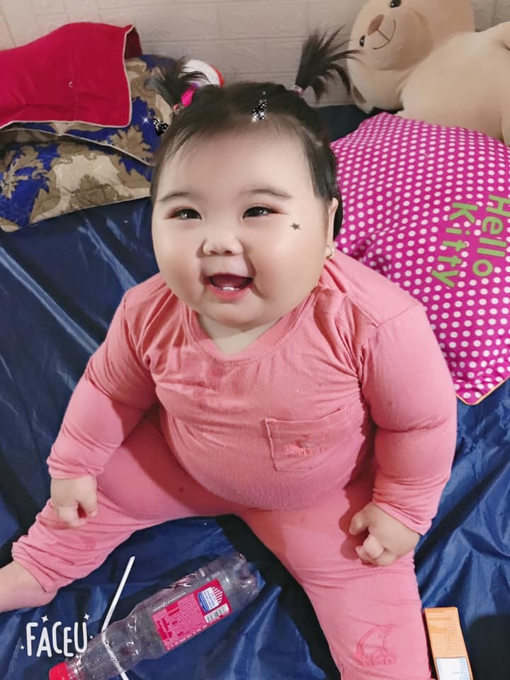 Làm sao cho con gầy gầy lại các mon nhỉ . Tháng nào cũng ốm + kháng sinh mà vẫn lên cân tốt 😥 14m được 20kg rồi . Nặng quá nên em không đứng lên đi được 😔