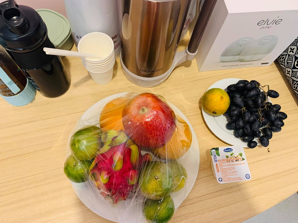 ✌️ [Review đẻ thường Việt Pháp - tháng 1/2021] 💛💛

✅ Gói thai sản 12 tuần

- Bác sĩ khám: Hồi đầu em đặt lịch khám tất cả các  bác hay sao ấy😂 mỗi lần 1 bác cho đến khi vào group nghe danh bác Nghị là chân ái nên sau là e book bác Nghị. Nhìn chung các bác đều khám nhẹ nhàng, ân cần thăm hỏi, dặn dò chu đáo. Nhưng bác Nghị vẫn là the best doctor❤️ Lúc nào cũng tận tâm và cẩn thân.

- Siêu âm: 3 lần 4D còn lần nào đi khám cũng đx siêu âm 2D tuy nhiên máy s/a ở Việt Pháp chắc tuổi cao sức yếu nên chả bao h nhìn đc mặt con 😂

- Gói 12 tuần là 46.900k . E đi hội thảo đc giảm 2tr còn 45tr. Khi xét nghiệm double test sẽ được giảm 20% và đc 1 phiếu miễn phí khám chuyên khoa bất kì. 

-Ngoài ra e đăng kí ở phòng vip cũng đc giảm 50% ngày đầu tiên còn 5tr đêm thôi ạ. Vì sinh xong phải chờ 72 giờ để lấy máu gót chân sàng lọc mà ở đây cứ bấm chuông là các chị hộ sinh có mặt ngay lập tức🥰 nên nhà e dki ở lại thêm 2 đêm. Những đêm sau thì chi phí 8tr/ đêm. Tổng e ở lại 4 ngày 3 đêm là 21tr tiền phòng. 

-Mua gói tiêm cho e bé cũng đc giảm 2tr còn 16tr vì từng đi hội thảo nha các mẹ. 

- Ra viện bsi sẽ yêu cầu mua thêm thuốc bổ cho mẹ và bé ( bổ máu, canxincho mẹ và dd vệ sinh vết khâu; vitamin D và cồn rửa rốn cho e bé) khoảng 2tr gì đó

- Mỗi lần đi khám nếu gặp vấn đề bên ngoài đều mất phí khám và xét nghiệm nhé. E bị tiểu đường thai kì nên mỗi lần đi khám với xn cũng mất thêm 2-3tr. 

- Từ tuần 36 sẽ chạy monitoring 30' mỗi buổi khám. Ngoài ra có 1 buổi khám với bác sĩ gây tê, bác sĩ giải thích nhẹ nhàng nhung mặt bsi thì rất khó hiểu 😂

✅ Đi sinh

- Phòng sinh thường- chồng được vào theo dõi tim thai và cơn co tử cung. E có sử dụng gây tê ngoài màng cứng (có trong gói), lúc làm thủ thuật tầm 15' người nhà sẽ ra ngoài. E ko biết hậu qả sau này của việc gây tê nhưng e biết ơn ng phát minh ra nó vô cùng vì nếu ko đc gây tê chắc e ngáo mất 😭. 

- E may mắn được bác Thu đỡ ❤️ Vì bác chuyên môn cao + các chị hộ sinh nhiệt tình nên e rặn 3p là e bé đã chào đời r. Vì đc gây tê nên khâu ko thấy hề hấn gì luôn ạ😆. Đến tận ngày hsau mới bdau thấy đau.

- Sinh xong sẽ đc đẩy qa phòng bên nghỉ để theo dõi 1 , 2 tiếng tại đó.

- Hàng ngày bác sĩ sản và có vào thăm khám, kiểm tra bụng và phần phụ của mẹ xem hồi phục ok ko. Các cô y tá sẽ vào đo huyết áp và các cô lao công dọn dẹp 2 lần/ ngày.

- Cơm viện nhìn ngon, hàng ngày có chị lên hỏi đủ thực đơn bò gà tôm cá, ngày 2 bữa cơm, tráng miệng có sữa chua hoặc sữa hộp, sáng các mẹ có thể chọn ăn cháo hoặc các loại bánh mì. Nhưng mẹ chồng e tự nấu e đem vào nên e vẫn chưa đc thử mùi cơm viện 😭

- Hàng ngày bé sẽ được tắm sau 8h sáng, gội đầu tắm rửa xà phòng sạch sẽ thơm tho. Mẹ được chiếu tia plasma giúp vết thương mau lành.

- Quà tặng của viện bao gồm: 1 bộ quần áo Vp cho bé + trà lợi sữa, khung ảnh, gấu bông, Bỉm và BVS cho mẹ. Nói chung là đủ đồ cơ bản, mẹ nào muốn mang thêm đồ cá nhân thì chủ động nhé. 

- QUAN TRỌNG, buổi đêm sau 10h có thể nhờ các chị y tá hỗ trợ trông bé đêm nếu mẹ nào cảm thấy mệt quá. Nhưng vợ chồng e nhớ con lắm, 30p lại p bấm chuông nhờ các c đưa con về phòng. E bé cứ khóc là lại bấm chuông nhờ ng hỗ trợ😂. Mấy hôm ở viện học được đủ skill cho bé ăn, dỗ bé khóc, vỗ ợ ... bla bla nên e thấy nếu được ở viện để học hỏi thêm 2,3 ngày là rất cần thiết.

✅ Ra viện
- Thủ tục làm nhanh, đóng tiền xong là lấy giấy chứng sinh cho con thôi. Gọi các chị vào check out phòng rồi đi về thôi ạ.

Chúc các mẹ năm mới mạnh khoẻ và các con hay ăn chóng nhớn nhé ❤️