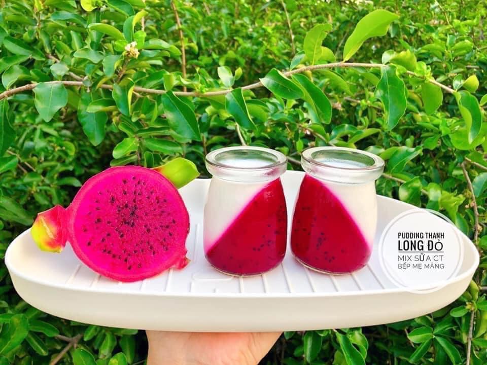 Ngoài ĐẬU HŨ NON YẾN MẠCH ra thì mẹ học lỏm được thêm vài món làm đậu hủ non từ : khoai lang tím - hạt sen - đậu xanh . Ngon & bổ dưỡng lắm 😝

🌻 ĐẬU HŨ YẾN MẠCH - KHOAI LANG TÍM: 
- Nguyên liệu : nữa củ khoai lang tím , 50gr yến mạch ( mình dùng loại yến mạch cán vỡ Nhật nhe ) , 150ml nước lọc . 
- Cách làm : 
1. Khoai lang tím gọt vỏ , rửa sạch , ngâm bớt mủ , cắt hạt lựu , hấp chín . 
2. Yến mạch ko ngâm . ( Hoặc ngâm xong lấy cã nước ngâm lun nha . Ko rửa yến mạch sẽ mất chất ạ )
3. Cho khoai lang hấp chín + yến mạch cùng 150ml nước vào máy xay nhuyễn . 
4. Lọc hỗn hợp vừa xay qua rây nhìu lần cho sạch bã.
5. Cho vào nồi bắt lửa nhỏ liu riu . Khoáy đều tay đến khi hỗn hợp sền sệt như hồ dán là dc . 
6. Cho vào khuôn ( khuôn nên thoa 1 tí dầu olive - hạnh nhân- óc chó j cũng dc miễn dầu ăn trẻ em là dc ) . Để khi lấy dễ mà ko bị dính ấy ạ . 

🌻 ĐẬU HŨ NON HẠT SEN - HẠT SEN: 
Tỉ lệ 1 đậu : 3 nước . Cách làm cũng giống ở trên nhưng đậu nên xay lúc còn sống thì khi mình nấu hỗn hợp sẽ sệt và kết dính hơn .

🌻 PUDDING THANH LONG ĐỎ - XOÀI MIX SỮA MẸ/SỮA CTH
- Nguyên liệu : 1 trái xoài ( hoặc nữa trái thanh long đỏ ) , 2 lá gelatine , 60ml sữa mẹ ( hoặc sữa cthuc ) , 60ml nước lọc . 
- Cách làm : 
1. Gelatine : cho 1 lá vào tô đổ ít nước ngâm cho nở . 
2. Xoài ( thanh long đỏ ) cắt lấy phần thịt cho vào máy xay nhuyễn cùng 1 ít nước lọc . Lọc qua rây sạch bã . 
3. Lấy lá gelatine đã ngâm nở cho vào chén , thêm 30ml nước lọc bắt bếp hấp cách thuỷ cho tan . Sau khi tan để nguội . 
4. Cho hỗn hợp xoài ( thanh long đỏ ) cùng gelatine trộn đều . Đổ vào hủ thuỷ tinh . Nếu mún nghiêng thì đặt hủ thuỷ tinh nằm nghiêng trog 1 cái chén hoặc hộp nhựa . Rồi cho vào ngăn mát tủ lạnh 2h cho đông . 
5. Cho 1 lá gelatine còn lại ngâm nước 15' cho nở . Sau khi nở vớt ra cho vào chén cùng 30ml nước lọc hấp cách thuỷ cho tan . Sau khi tan để nguội .
6. Cho 60ml sữa mẹ ( hoặc sữa cthuc ) còn ấm vào gelatine  trộn đều để nguội bớt . Rồi cho vào hủ đựng xoài hoặc thanh long đỏ . Mang để ngăn mát tủ lạnh 2h cho đông . 

Pudding làm vừa phải , mềm tan trong miệng em bé rất thích . Các mẹ đừng ham cho nhìu gelatine thì pudding bị cứng con ăn ko dc ấy ạ . Lúc làm chịu khó để thật đông hỗn hợp trái cây rồi hãy đổ thêm sữa vào ko thì nó sẽ bị lỏng ạ . 

Chúc các mẹ thành công nhé
Nguồn : bếp mẹ măng