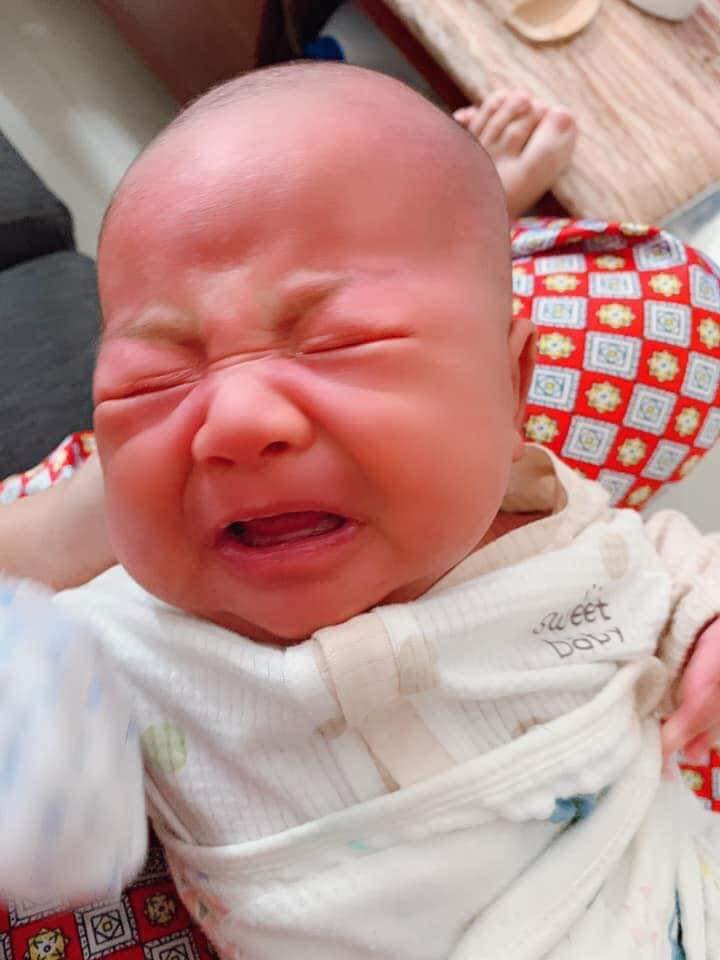 Đây là khuôn mặt đòi bú nhưng bà mẹ cố tình ghẹo không chó bú, để giận đỏ mặt tía tai như vầy nè...
Và sau đó là khuôn mặt đã được no nê của ẻm...!
Cre: Linh Trần