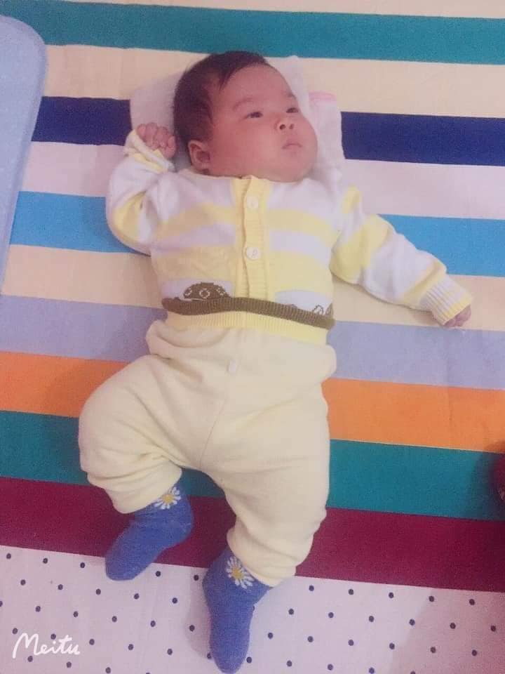 Như này có đc gọi là dậy thì thành công k các mẹ ơi 🤣🤣
Chuột nhà e sinh ở tuần 37w đc 3kg. Giờ đc tròn 2 tháng con đc 6,7kg. Tháng đầu con tăng 1,7kg, tháng thứ 2 tv tăng hẳn 2kg , ăn no xong lại ngủ😍
Có mẹ nào sau sinh mà sợ món móng giò heo như e k 😅 e sợ món đó như lúc nghén luôn.
Cô chị trước 3m mẹ đã mất sữa nên giờ đc bù đắp ngày nào cũng ké của e 500ml😅 em hút nhiều gầy rạc người mà nhìn 2 con ăn ngoan cũng mát ruột 😘