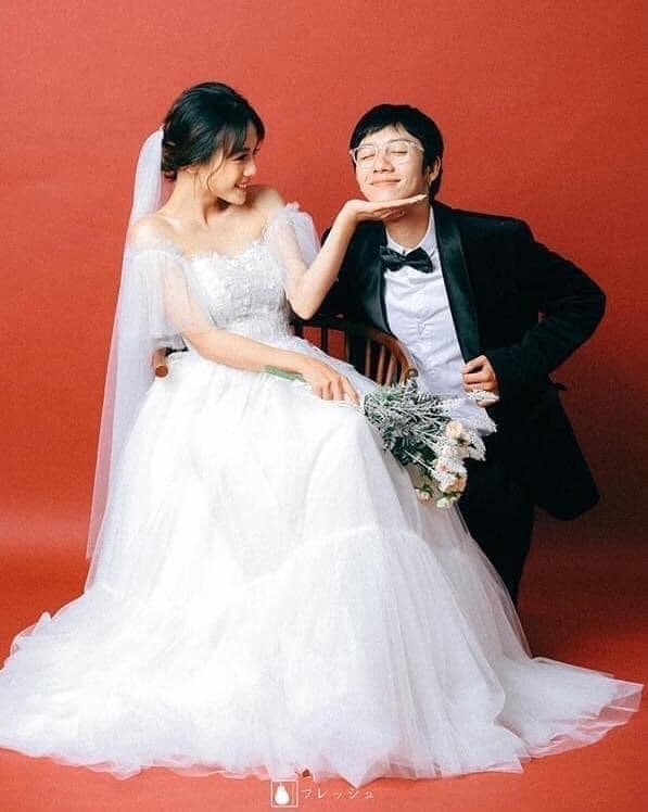 [Góc dễ thương]
Đặt gạch 1 nụ hôn từ 23 năm trước mới cưới được em ❤ 

Trong các bộ phim ngôn tình, chuyện cặp đôi là ‘thanh mai trúc mã’ từ nhỏ, có một tình yêu như mơ ,tưởng chỉ có trong phim hoá ra cũng tồn tại ngoài đời thật…

Nếu bạn không tin thì những tấm ảnh dưới đây là bằng chứng ❤️

ảnh : Bảo Quý Trọng Thuận