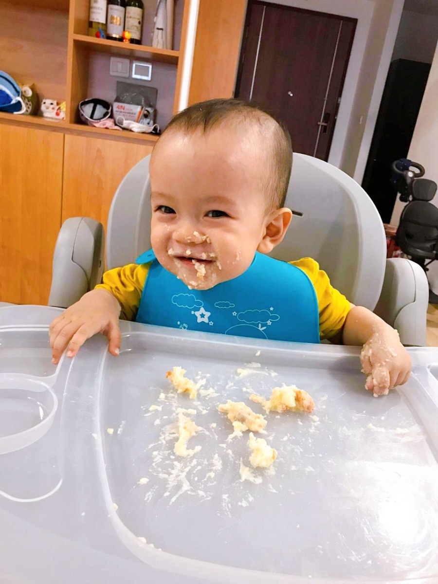 Xin chào cả nhà và xin đc gửi lời chúc mừng năm mới 2021 đến tất cả mọi người!

Mình là Thắng, CEO của Mamibabi, một số mẹ cũng đã biết và chat với mình nhiều lần qua zalo để tư vấn về Thai giáo và các bài tập giáo dục sớm cho bé.

Bước sang năm 2021, Mamibabi sẽ bước sang tuổi thứ 3 với hàng triệu thành viên là người Việt ở khắp mọi nơi trên thế giới.

Được sự động viên của rất nhiều mẹ từng nói chuyện với mình rằng "sao anh tư vấn tốt như vậy mà ko viết lại các bài chia sẻ để các mẹ có thể dễ dàng đọc đc"; "thông tin trên mạng giờ nhiều quá, các chia sẻ của anh rất cô đọng, dễ nắm bắt, anh nên viết lại các kiến thức đó...", từ năm nay, mình sẽ chia sẻ lại hành trình thai giáo từ khi vợ mình mang bầu, cũng như hành trình nuôi dạy bé Heo với các trò chơi thông minh sớm, và sắp tới là các kiến thức ăn dặm đầy đủ, thiết thực nhất.

Trong tút đầu tiên này, hãy để mình kể về sự ra đời của Mamibabi, cũng như lý do vì sao mình quyết định nghỉ công việc full time tại công ty để tập trung phát triển app. Bé Heo nhà mình hiện đc 14 tháng tuổi, trộm vía bé kháu khỉnh, rất vui tính, hay pha trò cho cả nhà cười và biết ăn cả thế giới (dù vẫn hơi còi) 😁

Mình không phải là một chuyên gia về thai giáo hay giáo dục sớm, trước khi làm Mamibabi, mình là phó giám đốc tại một công ty phần mềm. Mình làm ra Mamibabi ban đầu là để cho vợ mình thai giáo. Đợt đó khi vợ mang bầu, mình thấy vợ hay lên Youtube nghe nhạc giao hưởng. Đó là lần đầu tiên mình đc tiếp xúc với khái niệm Thai giáo. Mình thấy dùng Youtube nghe nhạc rất không tiện nên làm ra app Mamibabi này để vợ nghe cho tiện. Dần dần, khi tìm hiểu sâu hơn, mình thấy công dụng thực sự to lớn của thai giáo trong khi cách thai giáo lại rất đơn giản, mẹ nào cũng có thể áp dụng. Vợ mình khi bầu cũng thường xuyên rủ mình thai giáo cho con bằng các hành động đơn giản như xoa bụng, nói chuyện với con,...

Trộm vía có lẽ do dc thai giáo đều mà Heo sinh ra đã khá "hợp tác" với cả bố và mẹ, bé ngoan, dễ ăn, dễ ngủ; đến giờ 14 tháng đã khá hoạt ngôn và biết làm nhiều hoạt động thú vị. 

Nói về thai giáo, hồi đầu khi mới tìm hiểu, mình cũng giống như nhiều mẹ bị quá tải thông tin, đọc một hồi vẫn ko biết bắt đầu tư đâu. Công dụng của thai giáo bị nhiều bên thổi phồng quá mức để bán khóa học. Cách thai giáo thì thực sự đơn giản nhưng cũng bị cường điệu hóa tới mức nếu ko có hướng dẫn từ chuyên gia thì ko làm đc. Chuyên gia cũng có rất nhiều, mua khóa học về xong cũng rất khó thực hành theo vì phức tạp, chưa kể bận rộn, quên quên nhớ nhớ.

Vợ mình và mình đã quyết định tìm hiểu và tự lên "giáo trình" thai giáo cho Heo với mục tiêu phải thật đơn giản và dễ áp dụng. Như nhiều mẹ sau này nhận xét: "Đúng là anh chị tự làm cho chính mình dùng nên nó khác quá, vô cùng chi tiết nhưng lại dễ thực hành, cứ mở app làm theo là được, không bị chung chung như các tài liệu trên mạng". Đoạn sau thì mọi người cũng đã thấy, các kiến thức này được mình đưa lên app để vợ dễ dùng. Các câu chuyện thai giáo, nhạc, game, thơ thai giáo,... cứ theo đó được bổ sung theo thời gian.

Khi ra đời, vì mục đích ban đầu là làm cho vợ dùng nên mình cũng ko quảng cáo gì, chỉ đưa lên mạng và để đó. Nhưng ko ngờ sau một thời gian, app tự phát triển một lượng lớn người dùng và khi bạn đọc được những dòng này, mình rất vui mừng và thực sự cảm ơn vì bạn đã lựa chọn Mamibabi trong hành trình thai giáo và nuôi dạy con sắp tới.

Tháng 4 năm 2020, mình quyết định nghỉ việc tại công ty phần mềm để tập trung phát triển Mamibabi. Giờ Mamibabi ko chỉ có thai giáo mà còn có khóa học về giáo dục sớm cho bé qua các trò chơi. Cũng với tinh thần làm cho con mình dùng trước, con mình phải áp dụng được thì mới áp dụng đc cho con người khác. Và có lẽ do mình xuất phát từ dân kỹ thuật nên mọi thứ trên Mamibabi luôn hết sức đơn giản, ngắn gọn, cô đọng, xem xong là làm được ngay, ko mất thời gian tìm hiểu.

Hiện tại, việc mình dành nhiều thời gian nhất là tư vấn cho các mẹ về thai giáo và giáo dục sớm; qua chat hoặc gọi qua zalo cá nhân của mình 0908 303 699. Mình luôn chào đón các mẹ khi có bất kỳ thắc mắc nào. Các mẹ có thể đăng bài trên app để mình vào comment trực tiếp hoặc gọi, chat với mình qua zalo. Mình sẽ cố gắng trả lời sớm nhất, dù là ngoài giờ hành chính.

Trong các bài viết sắp tới, mình sẽ chia sẻ nhiều hơn về cách 2 vợ chồng mình thai giáo cho bé cũng như cách bọn mình cho Heo chơi các bài chơi đơn giản giúp bé phát triển vận động và thông minh sớm.

Cảm ơn các mẹ đã dành thời gian cho Mamibabi, mình biết ngoài kia có rất nhiều lựa chọn, cảm ơn mẹ đã lựa chọn Mamibabi. Mình thực sự tin vào luật nhân quả, khi làm ra Mamibabi và những bài tập trên này, mình mong muốn những điều tốt đẹp nhất dành cho bé Heo nhà mình. Mình tin rằng những điều tốt đẹp đó cũng sẽ đến với em bé nhà bạn khi bạn áp dụng những điều học được trên Mamibabi.

Giờ để bắt đầu, 
- Nếu mẹ muốn thai giáo, hãy làm theo mục Thai giáo hôm nay ở trang chủ
- Nếu mẹ muốn cho bé chơi các trò chơi giáo dục sớm, hãy làm theo mục Cho bé chơi gì hôm nay

App đã thiết kế sẵn các bài tập phù hợp để áp dụng cho bé rồi đó ạ.
Cảm ơn cả nhà và chúc mừng năm mới 2021!