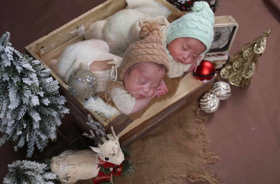 Mẹ con e đã về đích lúc 33w5d tuy k gọi là thành công rực rỡ như mọi người, nhưng đối với bản thân e đã gọi là may mắn nhiều nhiều lắm rồi ạ 😍

E lấy Ck từ năm 19/01/2012(AL)tới lúc e sinh 2 con là 11/09/2020(AL) thì các c tính xem em hiếm muộn bn năm ạ😣 Từng ấy năm trôi qua em đã khóc k biết bao nhiêu lần trải qua bao đau đớn nữa tất cả 4l chọc trứng và k biết tiêm bn mũi tiêm đủ thứ thuốc vào người rồi cũng đã làm đủ mọi cách mới có bầu được mặc váy bầu được cảm nhận lần máy nhẹ đầu tiên của con mà bao năm nay e đã mong muốn, e đã hái được  2 trái ngọt như ngày hôm nay thật sự e rất hạnh phúc các c à 😍👩‍👦‍👦

Em mang bầu trộm vía mẹ khỏe con khỏe mỗi lần đi siêu âm được nhìn thấy con nghịch trong bụng e thấy vui lắm e còn quay lại video về nhà e xem đi xem lại k biết bao nhiêu lần, tới tuần thai 25 e xn dung nạp đường lúc đi vui vẻ bao nhiêu lúc về e lại buồn và lo lắng bấy nhiêu, e bị cao luôn 3 chỉ số 7.29.14.20.14,29 bsi bảo e nhập viện nội tiết ngay k nguy hiểm tới e bé e lo sợ lắm ngày nào cũng nên hội xem các c chia sẻ xem thực đơn ăn uống như nào để e ăn theo sau đó e nằm viện BM 1w điều chỉnh để dò liều để tiêm insulin đường vẫn loạn k ổn định vì bsi của e nói e dễ bị tđ trước rồi e lại buồn hơn nữa nhưng e đã cố gắng k suy nghĩ ăn uống thật tốt để 3mc ổn định nhưng e lại dư ối và đa ối nữa e vẫn tiêm isulin liều 9-9-9-14 tới tận lúc e đi sinh 😣 e bị rỉ ối như vỡ ối luôn các c ạ mà siêu âm bsi bảo e nước ối vẫn mênh mông lắm nên e đỡ lo e bị lúc 32w5d e nằm viện pstw đúng 1w là con gò nhiều đòi ra ctc còn 1p thui bsi bảo thai đôi giữ tới được tầm này là ổn lắm rồi cho đi mổ gấp e đã khóc e run e sợ vì sợ sinh con bé tội thương con 😭 thế là y tá đẩy e đi nên phòng mổ chưa đầy 10p 3mc e đã gặp nhau các c ạ thấy con khóc to bsi bảo trộm vía mỗi bé được 2kg thế là bsi cho e nhìn 2 con thực sự lúc đó e đã rơi những giọt nước mắt ho các c ah e thầm nghĩ e đã làm được làm mẹ thật rồi 🥰 thế là c y tá bế con e đi vào khoa ss để theo dõi anh hôm sau được về với mẹ luôn còn e thì phải thở oxy 1w và dùng kháng sinh ổn định bsi gọi tới đón con về trộm vía 2 bé nhà e xn máu gót chân bt hết ksao ạ giờ 2 bé nhà e được 1w20d rồi e mới ngoi lên than thở vài câu hihi e viết hơi lủng củng các c đọc có gì thông cảm cho e nhé